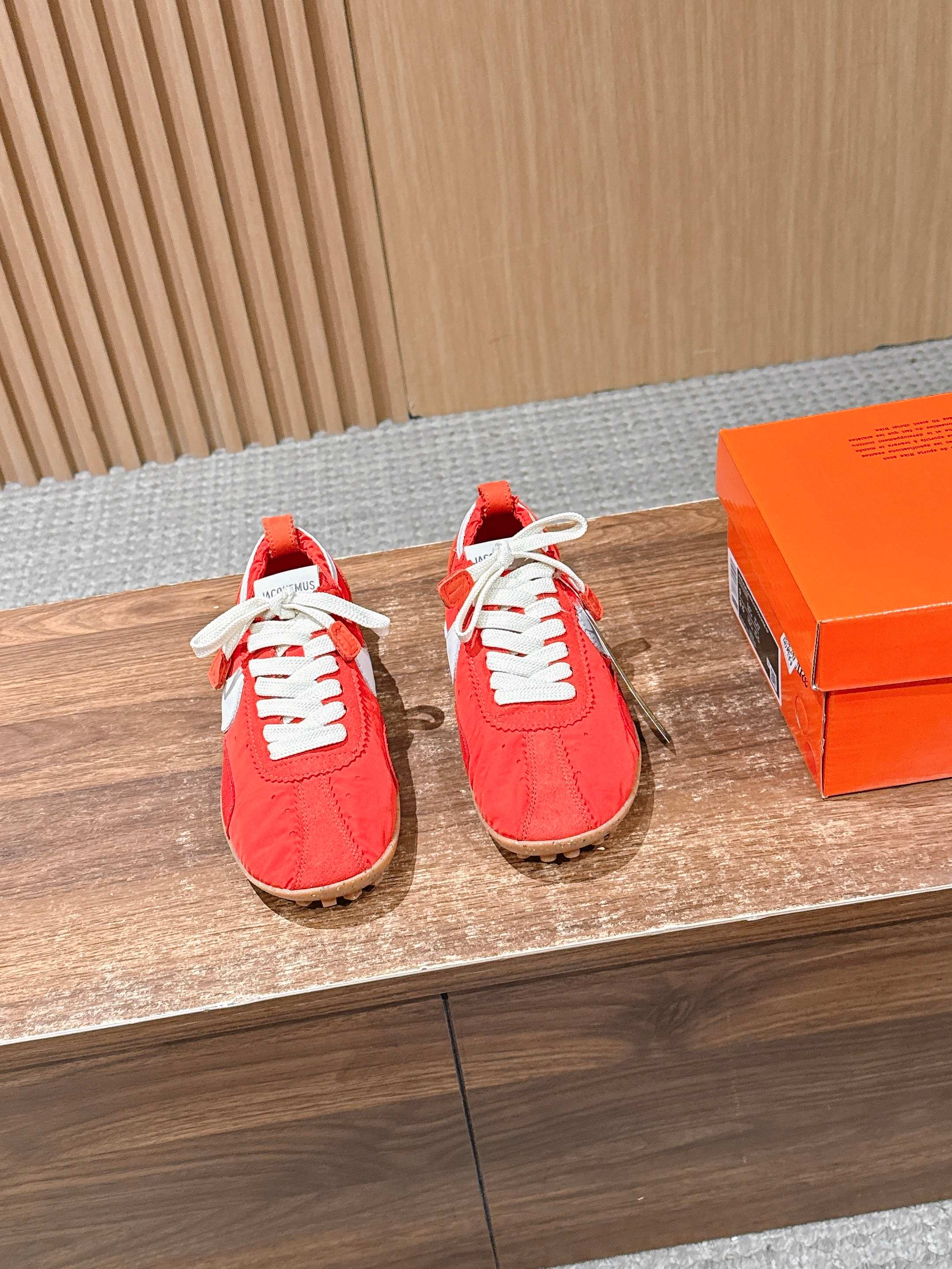 NO:706333,Jacquemus  Size35-40 (40 is custom-made and non-refundable), casual shoes/sports shoes, stuart weitzman, sneakers19860909Jacquemus x Nike Moon Shoe联名款·德训鞋 休闲运动鞋  法国品牌Jacquemus与Nike联名Moon Shoe,灵感来自1972年经典“月球鞋”. 鞋面褶皱尼龙+Swoosh,复古又现代. 华夫格橡胶鞋底,轻便舒适,日常穿搭无压力.配色超优雅,鞋型修长,松紧鞋口穿脱方便,贴合脚型. Size35-40（40定做不退换）,休闲鞋/运动鞋,stuart weitzman,sneakers,Women's Shoes