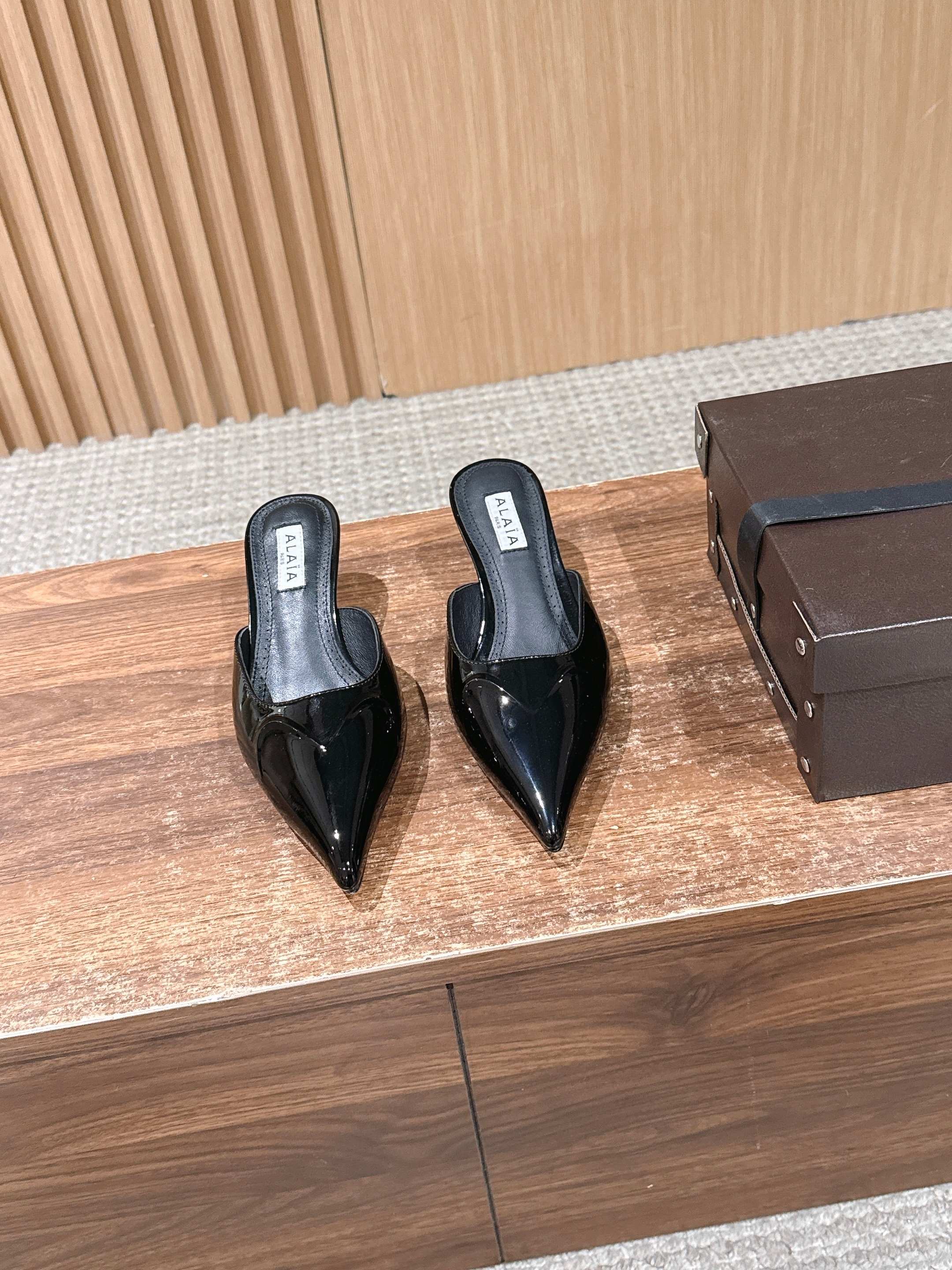 NO:706321,ALAIA Silk Love Pointed Toe High Heels and Half Slippers Patent Leather Stiletto Mules. Pointed toe high heels that will make your heart flutter when you put them on!  The simple design makes your legs look longer. Alaia's heart-shaped high-heeled shoes. The heart-like design will simply capture the girlish heart of every woman. The material is tall and slender. When you put it on, you will feel like a princess on the run. It is very easy to wear and looks good!  My favorite high heels of the year!  Upper cow patent leather/real silk satin, inner padding sheepskin, sole Italian genuine leather outsole, heel height 6.5cm, size 35-39 (40 custom made, non-refundable), half-slip high heels, alaia, high heels, slippers, sheepskin, real silk, silk fabric, Leather soles19860909ALAIA 阿莱亚 真丝爱心尖头高跟鞋半拖鞋漆皮细跟穆勒鞋 穿上就会心动的尖头高跟鞋！简易设计超显腿长 alaia爱心高跟鞋 爱心的设计简直就是会俘获每个女人的少女心 材质显高显细 穿上就觉得自己是在逃公主 特别好穿好好看！年度最爱的高跟鞋！ 鞋面牛漆皮/真丝绸缎 内里垫脚羊皮 鞋底意大利真皮大底 跟高6.5cm 码数35-39（40定做不退换）,半拖高跟鞋,alaia,high heels,slippers,sheepskin,real silk,silk fabric,Leather soles,Women's Shoes