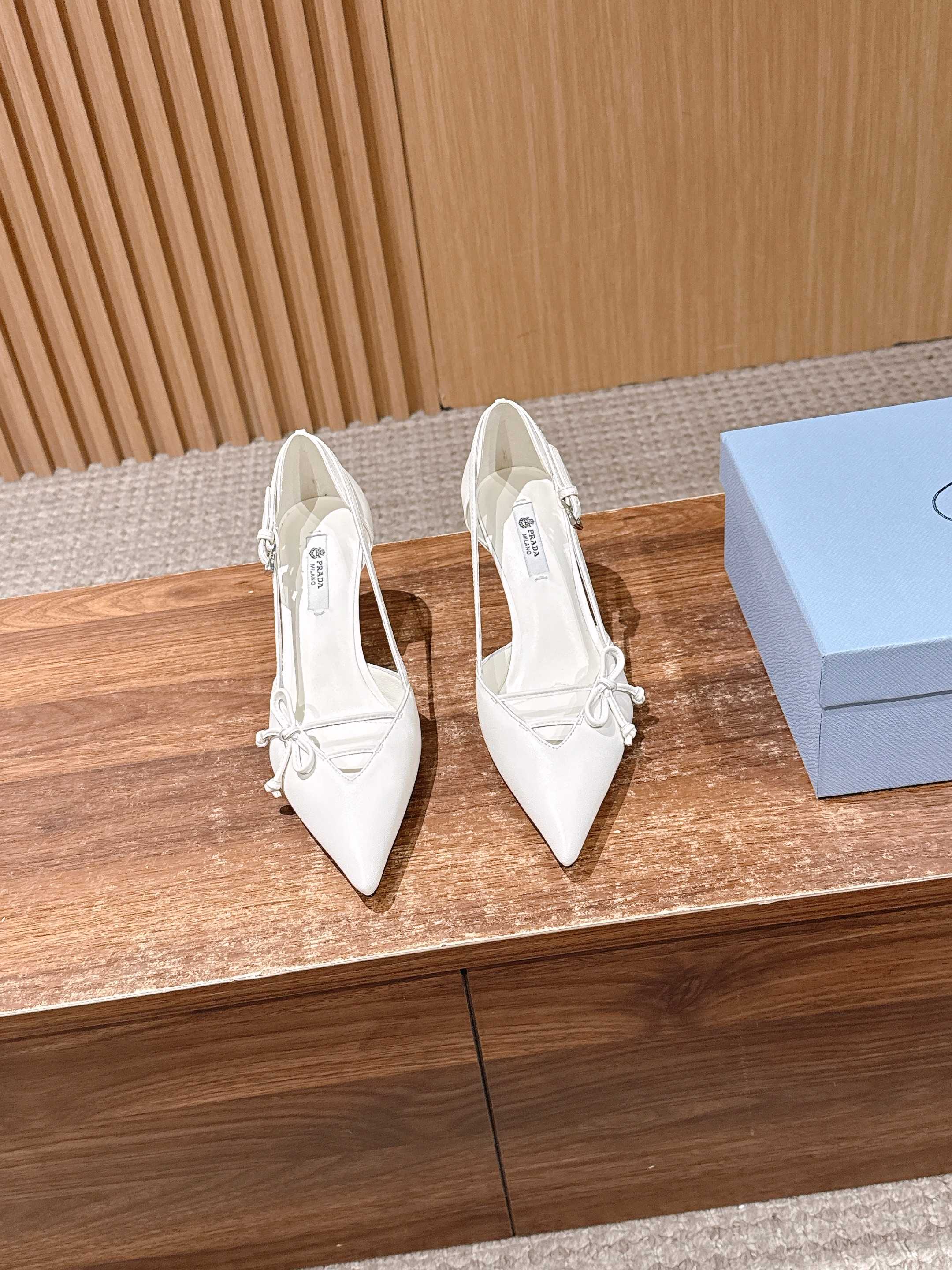 NO:706331,【7.5cm】PRADA Prada's 2026 early spring new product pointed toe hollow sandals and high heels. The pointed toe design is not only an ingenious idea to lengthen the legs. The back strap and bow details find a balance between rigidity and softness. It breaks away from the inertial perception of 'comfort is luxury', but uses the skin-friendly texture of the sheepskin lining to achieve dual freedom of mind and body. From commuting suits to dinner dresses, it seamlessly adapts to multiple scenes, allowing women to switch between being capable and feminine.  Every time you set foot, there is a whisper between the metal logo and the ground. It is the resonance of avant-garde design and daily functions. It is also the undefined confidence and edge of contemporary women. Fabric customized lambskin material Genuine leather outsole Heel height 7.5cm Size35-39 (customized 40/41), high-heeled shoes, prada, prada, sandals, high heels, skirts, business suit, sheepskin, Leather soles19860909【7.5cm】PRADA 普拉达2026早春新品尖头 中空凉鞋高跟鞋 尖头设计不止是拉长腿型的巧思 后饰带与蝴蝶结细节在刚柔之间找到平衡. 它挣脱了“舒适即奢侈”的惯性认知 却以羊皮内里的亲肤质感 实现心灵与身体的双重自由. 从通勤西装到晚宴礼裙 它无缝适配多元场景 让女性在干练与柔美中自主切换. 每一次落脚都是金属徽标与地面的轻语 是先锋设计与日常功能的共鸣 更是当代女性不被定义的底气与锋芒. 面料定制小羊皮材质 真皮大底 跟高7.5cm Size35-39（40/41定制）,高跟鞋单鞋,prada,prada,sandals,high heels,skirts,business suit,sheepskin,Leather soles,Women's Shoes