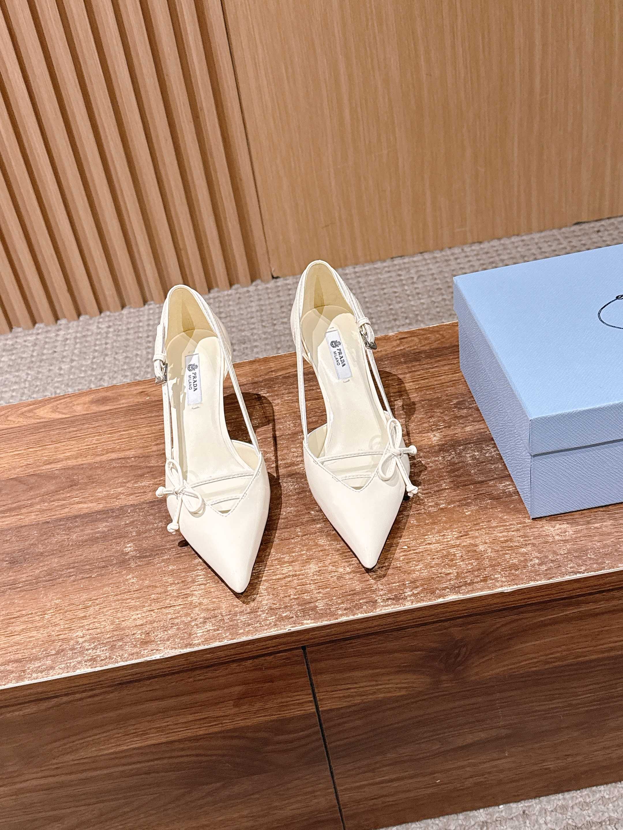 NO:706339,【7.5cm】 PRADA Prada's 2026 early spring new product pointed toe hollow sandals and high heels. The pointed toe design is not only an ingenious idea to lengthen the legs. The back strap and bow details find a balance between rigidity and softness. It breaks away from the inertial perception of 'comfort is luxury', but uses the skin-friendly texture of the sheepskin lining to achieve dual freedom of mind and body. From commuting suits to dinner dresses, it seamlessly adapts to multiple scenes, allowing women to switch between being capable and feminine.  Every time you set foot, there is a whisper between the metal logo and the ground. It is the resonance of avant-garde design and daily functions. It is also the undefined confidence and edge of contemporary women. Fabric customized lambskin material Genuine leather outsole Heel height 7.5cm Size35-39 (customized 40/41), high-heeled shoes, prada, prada, sandals, high heels, skirts, business suit, sheepskin, Leather soles19860909【7.5cm】 PRADA 普拉达2026早春新品尖头 中空凉鞋高跟鞋 尖头设计不止是拉长腿型的巧思 后饰带与蝴蝶结细节在刚柔之间找到平衡. 它挣脱了“舒适即奢侈”的惯性认知 却以羊皮内里的亲肤质感 实现心灵与身体的双重自由. 从通勤西装到晚宴礼裙 它无缝适配多元场景 让女性在干练与柔美中自主切换. 每一次落脚都是金属徽标与地面的轻语 是先锋设计与日常功能的共鸣 更是当代女性不被定义的底气与锋芒. 面料定制小羊皮材质 真皮大底 跟高7.5cm Size35-39（40/41定制）,高跟鞋单鞋,prada,prada,sandals,high heels,skirts,business suit,sheepskin,Leather soles,Women's Shoes