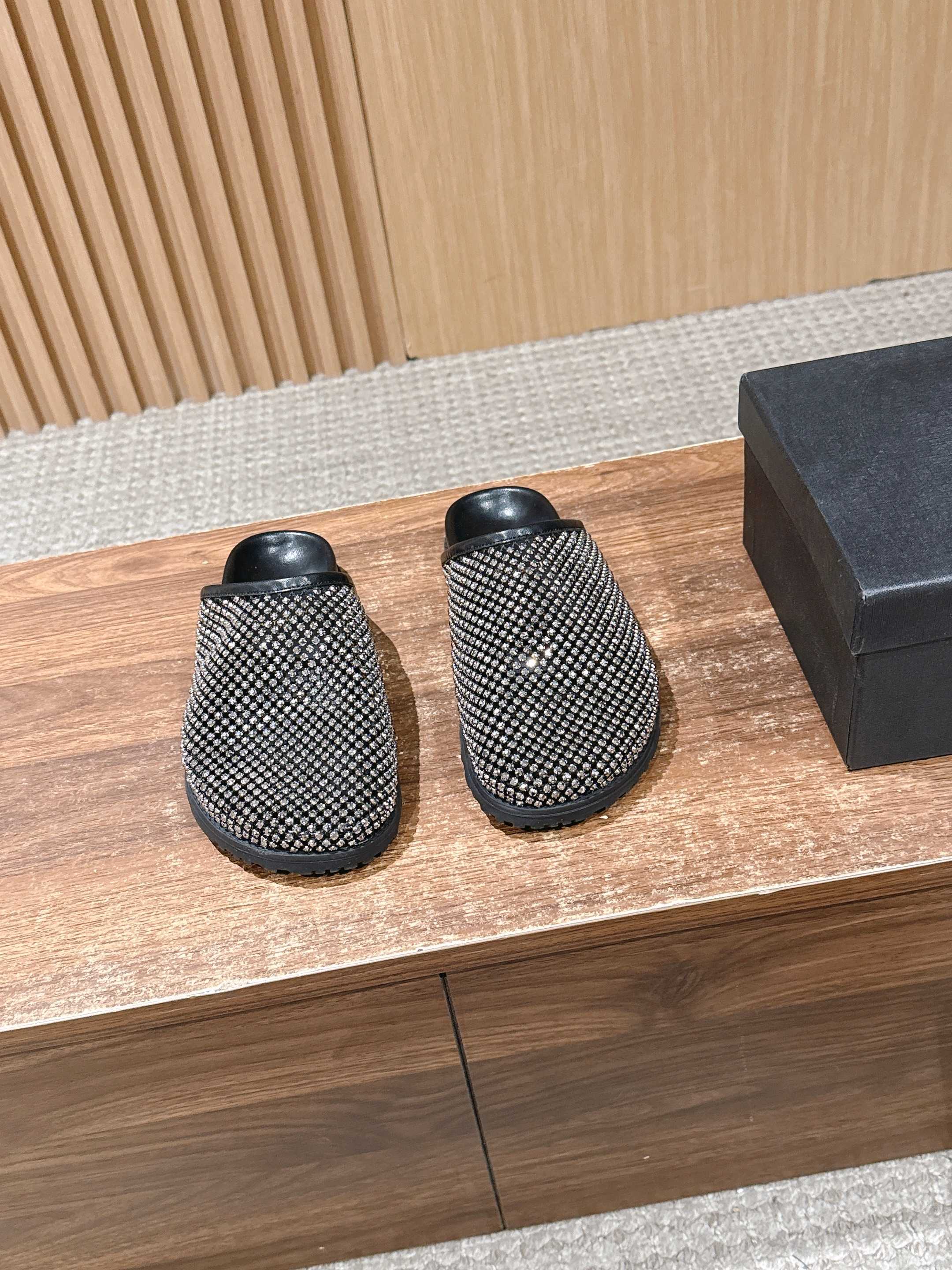 NO:706329,Saint Laurent's new diamond-faced Mule half-slipper casual shoes. The upper is covered with rhinestone decoration, and the diamond face design is arranged in a grid, which has a strong luster. It is launched in two colors: gold and black. The gold model has the same color as the inner body, and the black model has a rhinestone face with a black leather lining, which has a sharp visual contrast.  It is a toe-toe Mule half-mug style with no heel design, making it easy to put on and take off with one foot. The shoe shape is a simple flat-bottomed toe-toe style with smooth lines, taking into account practicality and style. The YSL brand logo can be seen inside the shoe, and it uses leather lining and textured sole, continuing the light luxury and exquisite craftsmanship of Yves Saint Laurent, with both fashion and brand recognition. The upper is meshed with mesh, and the lining is sheepskin. The outsole is 2cm taller.  size 35-40 (customized sizes 40 are non-refundable), half drag, saint laurent, saint laurent, saint laurent, slippers, sheepskin19860909Saint Laurent 圣罗兰新款钻面穆勒半拖鞋休闲鞋 鞋面通体覆盖水钻装饰,采用网格状排列的钻面设计,光泽感强；推出金色、黑色两款配色,金色款鞋身与内里同色,黑色款钻面搭配黑色皮质内里,视觉对比鲜明. 为包头穆勒拖半拖款式,无后跟设计,一脚蹬穿脱便捷；鞋型为简约的平底包头款,线条流畅,兼顾实用性与造型感.鞋内可见YSL品牌标识,采用皮革内里与质感鞋底,延续了圣罗兰轻奢精致的工艺水准,兼具时尚度与品牌辨识度. 鞋面网钻 内里羊皮 大底橡胶大底 增高2cm size35-40码（40码定制不退换）,半拖,saint laurent,saint laurent,saint laurent,slippers,sheepskin,Women's Shoes