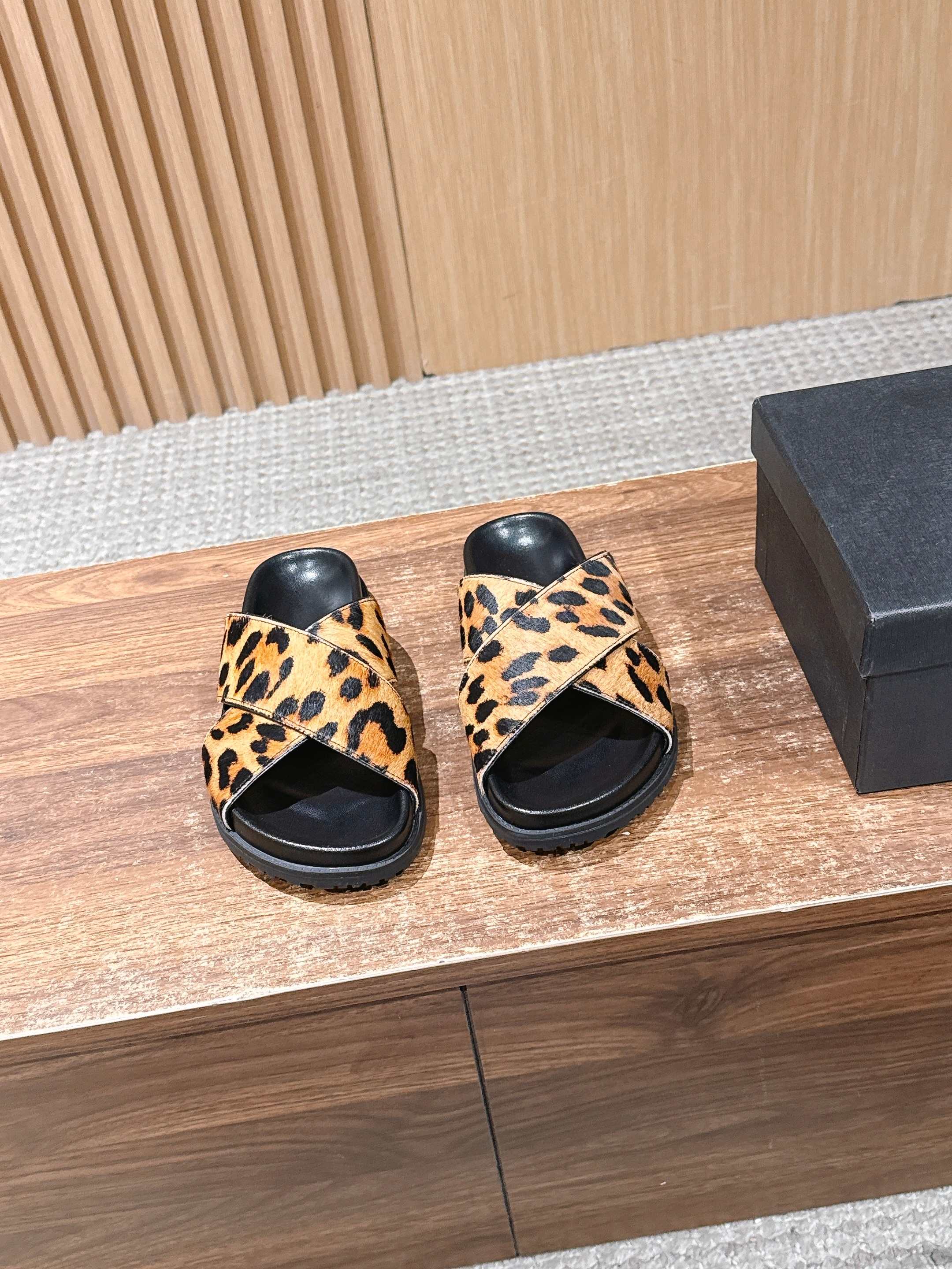 NO:706325,SAINT LAURENT PARIS YSL2026 new sandals. These flat sandals are reminiscent of the rock and glam aesthetic style when Hedi Slimane was in charge of SAINT LAURENT PARIS. The simple shoe shape is paired with bold animal prints and luxurious materials to create the brand's unique signature style.  The upper is made of luxurious horsehair material, and the horsehair print on the cross straps adds strong visual impact and elegance to the feet. The thick flat-soled design ensures comfortable wearing while maintaining a modern feel. Size35-40 (40 customizations are non-refundable), slippers, saint laurent, saint laurent, saint laurent, sandals, slippers19860909SAINT LAURENT PARIS 圣罗兰YSL2026新款凉拖鞋 这款平底凉鞋让人联想起Hedi Slimane执掌SAINT LAURENT PARIS时期摇滚与华丽的美学风格.简约的鞋型搭配大胆的动物纹印花和奢华的材质,打造出品牌独树一帜的标志性风格. 鞋面采用奢华的马毛材质,交叉绑带上的马毛印花为双脚增添了强大的视觉冲击力和优雅气质.厚实的平底设计确保穿着舒适,同时又不失现代感.Size35-40（40定制不退换）,拖鞋,saint laurent,saint laurent,saint laurent,sandals,slippers,Women's Shoes