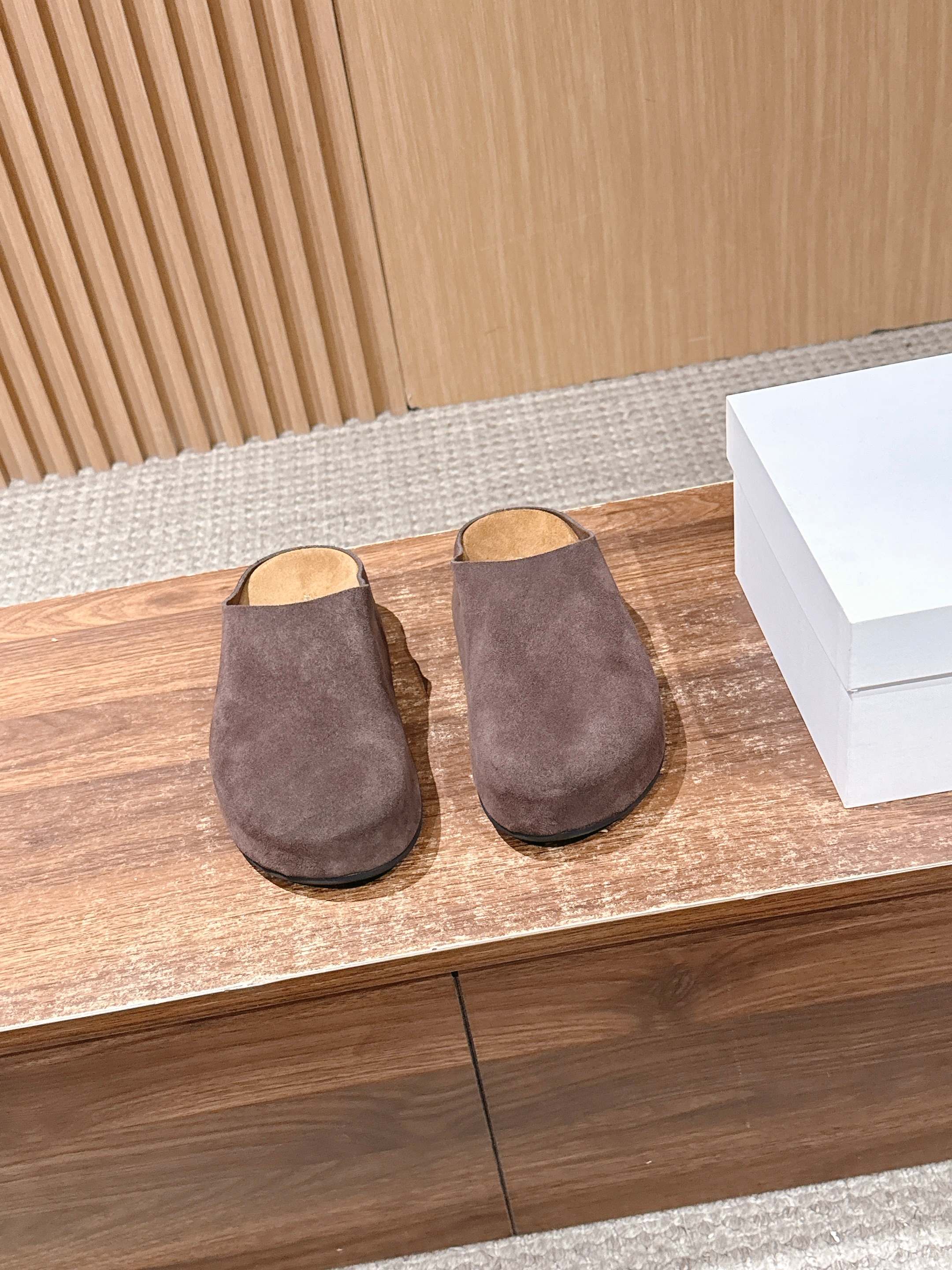 NO:706320,[Made in Guangzhou] The Row's new Muller Birkenstock thick-soled slippers. They are very simple without too many decorations, but have a bit of a retro flavor and are cute and cute. They look good with any combination!  Consistently minimalist style, without any logo embellishment, the whole pair of shoes looks simple but the craftsmanship is very difficult. It is made with an all-genuine leather last, which is made by a master craftsman. There is not much production capacity in a day and it is super waste. It is comfortable and soft to wear on the bare feet, and you don’t have to worry about the foot feel. Good wear is a must. It has an on-foot experience without wearing it. It is a style that you don’t want to take off. If you have high requirements for foot feel, close your eyes and buy it. It is a simple and versatile style~ The fabric is imported calf suede, with a delicate and soft feel.  The inner lining is imported calf suede, the midsole, foot mattress and feet are all made of imported calf suede. The outsole is original molded rubber outsole, non-slip and wear-resistant. Size 35/36/37/38/39/40 (40 non-refundable), half drag, slippers19860909【莞产】The Row 新款穆勒勃肯厚底拖鞋 没有过多的装饰很简单,但带有点复古味呆萌可爱随意搭配都好看！一贯极简风格,没有任何logo点缀, 整双鞋子看似简单其实工艺很难,采用全真皮套楦制作工艺,出自老师傅制作,一天下来产能不多超级废料,上脚裸穿舒适柔软亲肤,脚感方面完全不可担心,好穿是必须的,穿若无穿的上脚体验,穿上就不想脱的款,对脚感要求高的闭眼入它简约百搭款~ 面料进口小牛反绒,手感细腻柔软 内里进口小牛反绒 中底脚床垫脚都采用进口小牛反绒 大底原版开模橡胶大底防滑耐磨 尺码35/36/37/38/39/40（40不退换）,半拖,slippers,Women's Shoes