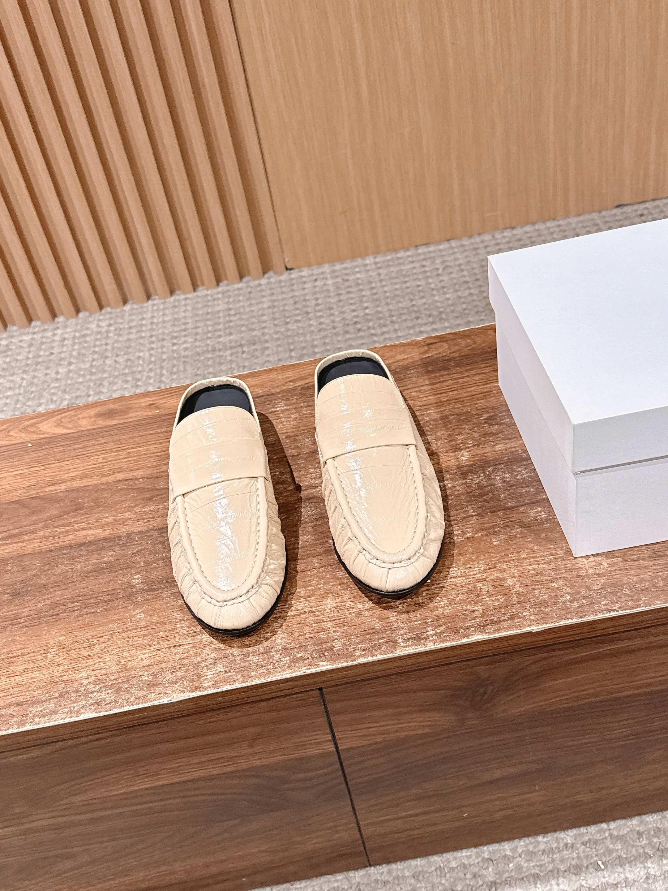 NO:706323,[Made in Dongguan] The Row Pleated Loaf Half-Props This is a brand that uses the best materials to create a minimalist style. The very careful craftsmanship has gained a large number of fans. It is light, comfortable, not heavy, soft and comfortable!  The classic commuting Loft half-drag ~ The seemingly simple craftsmanship is not simple at all. The upper is hand-sewn with pleats, full and three-dimensional, not too much, not too little, just right, and very comfortable. The naturally generated texture of the whole pair of shoes is natural and three-dimensional, round and loose, and the key is very light. It is a pleasure to put on the feet. It looks good with any clothes!  The wrinkle production process of the toe box makes the whole pair of shoes full of visual effects. The sheepskin material has a flexible and delicate texture, and the foot feels very comfortable. The overall design is smart, delicate and comfortable. The style is versatile. It can be easily matched with trousers, jeans and dresses. It is full of literary style. The 2.5cm heel is comfortable and easy to walk. It can be worn all year round... The upper is custom-made with imported cowhide embossing. The lining is imported full-grain mixed sheepskin. The sole is imported Italian genuine leather outsole + forefoot TPU injection  Size 35/36/37/38/39/40 (40 non-refundable), semi-drag, loafers, skirts, jeans, cowhide, sheepskin, Leather soles19860909【莞产】The Row 褶皱纹乐福半拖 这是一个用最好的材质来制作极简风的品牌,非常用心的工艺收获了一大波粉丝,轻盈自在不厚重,柔软舒适！ 经典通勤的乐福半拖～看似简约工艺确一点也不简单,鞋面手工缝制褶皱,饱满立体,不多不少刚刚好,视觉及其舒服,整双鞋子天然生成的纹理自然而又立体,圆润宽松,关键很轻,上脚是享受,搭配任何衣服都好看！ 鞋头褶皱制作工艺让整双鞋视觉效果拉满,羊皮材质质感柔韧细腻,脚感非常舒适,整体设计干练秀气又舒适款式百搭,西裤牛仔裤连衣裙轻松搭配,文艺范十足,2.5cm鞋跟舒适好走,一年四季都可以穿的款… 鞋面定制进口牛皮压纹 内里进口全粒混种羊皮 鞋底进口意大利真皮大底+前掌tpu射出 尺码35/36/37/38/39/40（40不退换）,半拖,loafers,skirts,jeans,cowhide,sheepskin,Leather soles,Women's Shoes