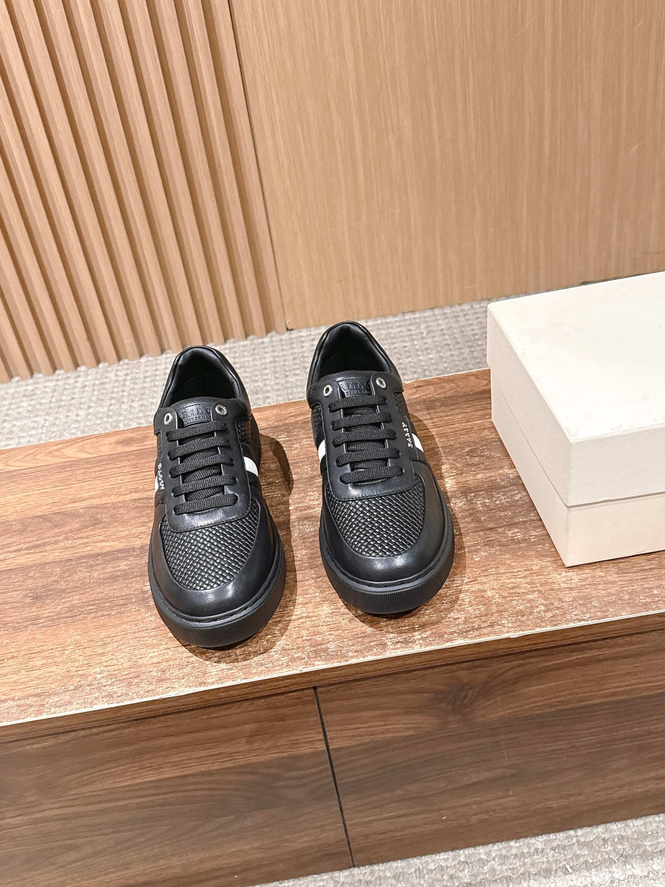 NO:706615,[Made in Guangzhou] BALLY men's new woven casual sports shoes, classic style faceplate, smooth calfskin and calfskin woven upper, cowhide lining, embossed logo cowhide feet, three-color webbing leather embellishment on both sides, echoing the small webbing on the heel, without losing monotony, impeccable weaving craftsmanship, soft and delicate texture. EVA lightweight rubber exterior with TPU, striped slip-resistant sole, 3.5cm thick sole, very light and comfortable on the foot!  Comes with original box packaging!  Size 39/40/40.5/41/41.5/42/42.5/43/44, casual shoes/sports shoes, bally, sneakers, cowhide19860909【莞产】BALLY 巴利男士新款编织休闲运动鞋 经典版型面版,光滑小牛皮和小牛皮编织鞋面,牛皮内里,压纹徽标牛皮垫脚,两侧三色织带皮革点缀,与后跟小织带相呼应,不失单调,编织工艺无可挑剔,质感柔软细腻.EVA轻质橡外胶贴TPU,条纹滑防底,底厚3.5厘米,上脚非常轻便舒适！配原盒包装！ 尺码39/40/40.5/41/41.5/42/42.5/43/44,休闲鞋/运动鞋,bally,sneakers,cowhide,Women's Shoes