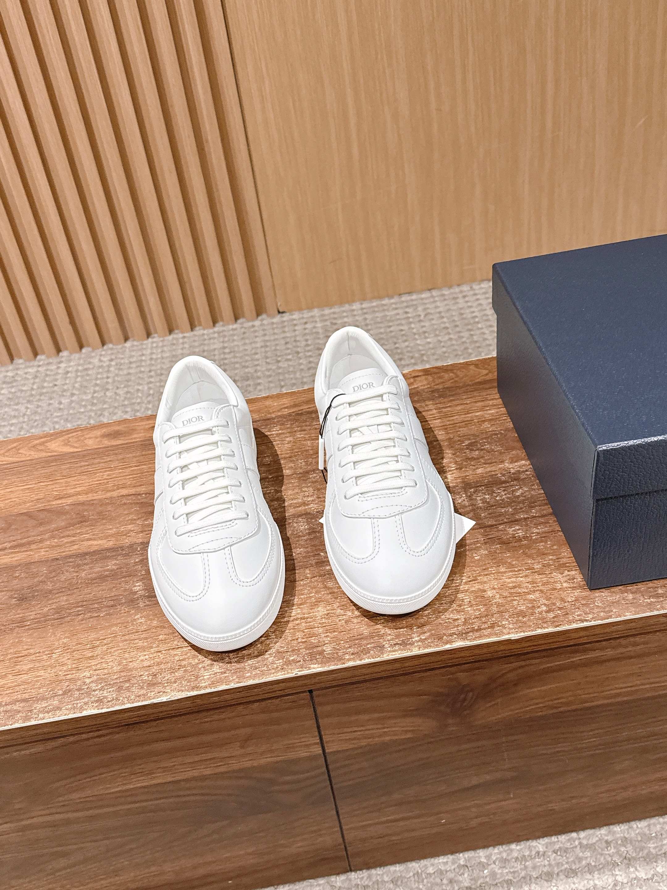 NO:706619,CHRISTIAN DIOR B01#Dior men's casual moral training shoes. B01 debuted in 2004 and was later called the most moral training shoe. In 2025, KJ re-improved B01. The two designers' different concepts later blended and collided with each other. The predecessor of moral training shoes can be traced back to the 1970s. The purpose of the production was to create a batch of training shoes suitable for indoor training for soldiers in West Germany, and the moral training shoe type was born. In the late 1990s, the fashion brand Maison  Margiela purchased GAT in large quantities and gave them a makeover. This shoe type of De Xun officially started its fashion journey. Size 39-45 (45 made to order, non-refundable), casual shoes/sports shoes, dior, dior, sneakers19860909CHRISTIAN DIOR B01#迪奥男士休闲德训鞋 2004年B01初次登场后续被称为最美德训2025年KJ重新对B01进行改良 两位设计师不同的理念在后进行交融碰撞奖 德训鞋的前身可以追溯到20世纪70年代 当年制造的目的是西德为了士兵制造一批适合室内训练的训练鞋,德训这个鞋型由此诞生. 90年代末时尚品牌Maison Margiela大批量采购GAT,并且把它们进行改头换面,就此德训这个鞋型正式开启了时尚之旅. Size39-45（45订做不退换）,休闲鞋/运动鞋,dior,dior,sneakers,Women's Shoes