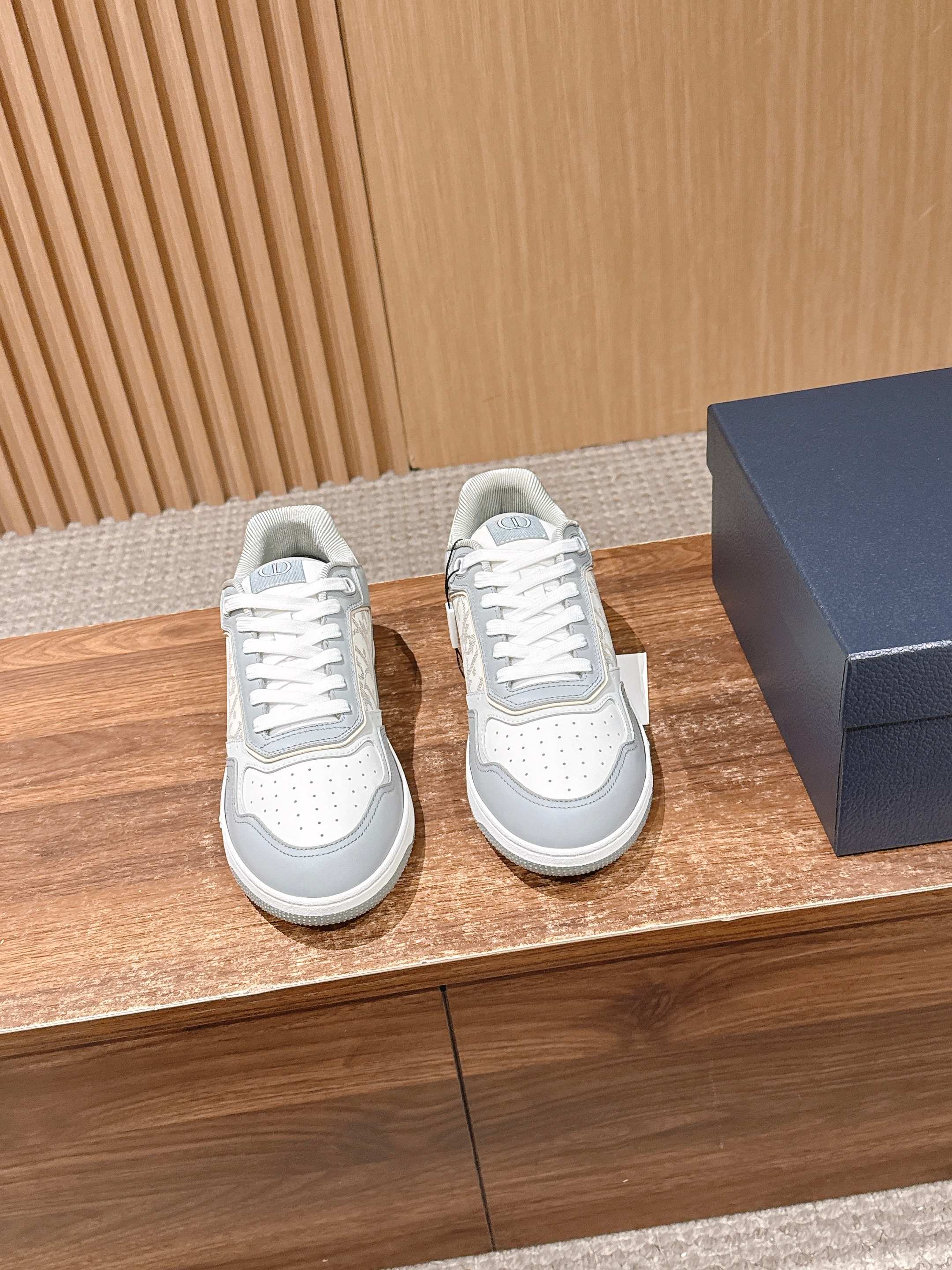 NO:706630,[Couple code] CHRISTIAN DIOR B27# The top version of Dior men's jacquard embroidery craft series high and low-top casual sports shoes uniquely interprets the sports style advocated by men's artistic director Kim Jones (KIM JO-NES) and presents a novel fashion attitude for modern men.  The new B27 sneakers draw inspiration from a variety of sources, from the retro appearance of tennis sneakers in the 1980s to the trendy elements of skateboarding. They are eclectic to create a sophisticated design that is uniquely dynamic and modern, and is presented in low-top and high-top styles. The color scheme of the shoes is white, black or gray, paying tribute to the elegant tones favored by Mr. Dior. It is also interpreted in a variety of materials, using smooth calfskin and suede leather, decorated with Dior OB-LIQUE print, or using Dior OBLIQ-UE.  GALAXY hollow leather design presents a novel fashion attitude for modern men!  Craftsmanship: Each piece of leather has hand-oiled corners, which are not available in the market. Material: Imported raw leather. The leather is soft and three-dimensional. The last type is the original original last. It is not a rigid last on the market!  Size35-45 (40 for women and 45 for men, customization is not returnable), casual shoes/sports shoes, dior, dior, sneakers, cowhide19860909【情侣码】CHRISTIAN DIOR B27# 迪奥男士提花刺绣工艺系列顶级版本高低帮休闲运动鞋 独到诠释男装艺术总监金·琼斯（KIM JO-NES)崇尚的运动风范,为现代男士呈献新颖的时尚态度. 全新B27运动鞋汲取多元灵感,从八十年代网球运动鞋的复古外观,到滑板运动的潮流元素,兼收并蓄,塑造独具动感活力与摩登气息的精致设计,以低帮及高帮款式所呈现.鞋履配色有白色、黑色或灰色,致敬迪奥先生钟爱的典雅色调.同时结合多种材质加以演绎,选用光滑小牛皮与绒面皮革,饰以迪奥OB-LIQUE印花,或采用迪奥OBLIQ-UE GALAXY馁空皮革设计,为现代男士呈献新颖的时尚态度！ 工艺技术:每一块皮料边角都是手工油边 市场都是没有 材质 进口原皮料 皮质柔软立体 楦型 原版原楦 不是市场上的死板楦头！ Size35-45（女40 男45定制不退换）,休闲鞋/运动鞋,dior,dior,sneakers,cowhide,Women's Shoes