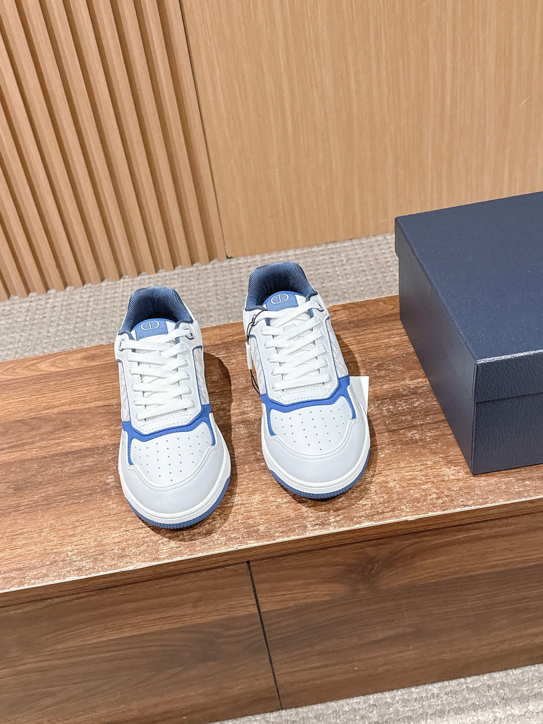 NO:706633,[Men's size only] CHRISTIAN DIOR B27# The top version of Dior men's jacquard embroidery craft series high and low-top casual sneakers uniquely interprets the sports style advocated by men's artistic director Kim Jones (KIM JO-NES) and presents a novel fashion attitude for modern men.  The new B27 sneakers draw inspiration from a variety of sources, from the retro appearance of tennis sneakers in the 1980s to the trendy elements of skateboarding. They are eclectic to create a sophisticated design that is uniquely dynamic and modern, and is presented in low-top and high-top styles. The color scheme of the shoes is white, black or gray, paying tribute to the elegant tones favored by Mr. Dior. It is also interpreted in a variety of materials, using smooth calfskin and suede leather, decorated with Dior OB-LIQUE print, or using Dior OBLIQ-UE.  GALAXY hollow leather design presents a novel fashion attitude for modern men!  Craftsmanship: Each piece of leather has hand-oiled corners, which are not available in the market. Material: Imported raw leather. The leather is soft and three-dimensional. The last type is the original original last. It is not a rigid last on the market!  Men's size 39-44 (45 customized, non-refundable), casual shoes/sports shoes, dior, dior, sneakers, cowhide19860909【限男码】 CHRISTIAN DIOR B27# 迪奥男士提花刺绣工艺系列顶级版本高低帮休闲运动鞋 独到诠释男装艺术总监金·琼斯（KIM JO-NES)崇尚的运动风范,为现代男士呈献新颖的时尚态度. 全新B27运动鞋汲取多元灵感,从八十年代网球运动鞋的复古外观,到滑板运动的潮流元素,兼收并蓄,塑造独具动感活力与摩登气息的精致设计,以低帮及高帮款式所呈现.鞋履配色有白色、黑色或灰色,致敬迪奥先生钟爱的典雅色调.同时结合多种材质加以演绎,选用光滑小牛皮与绒面皮革,饰以迪奥OB-LIQUE印花,或采用迪奥OBLIQ-UE GALAXY馁空皮革设计,为现代男士呈献新颖的时尚态度！ 工艺技术:每一块皮料边角都是手工油边 市场都是没有 材质 进口原皮料 皮质柔软立体 楦型 原版原楦 不是市场上的死板楦头！ 男码39-44（45定制不退换）,休闲鞋/运动鞋,dior,dior,sneakers,cowhide,Women's Shoes