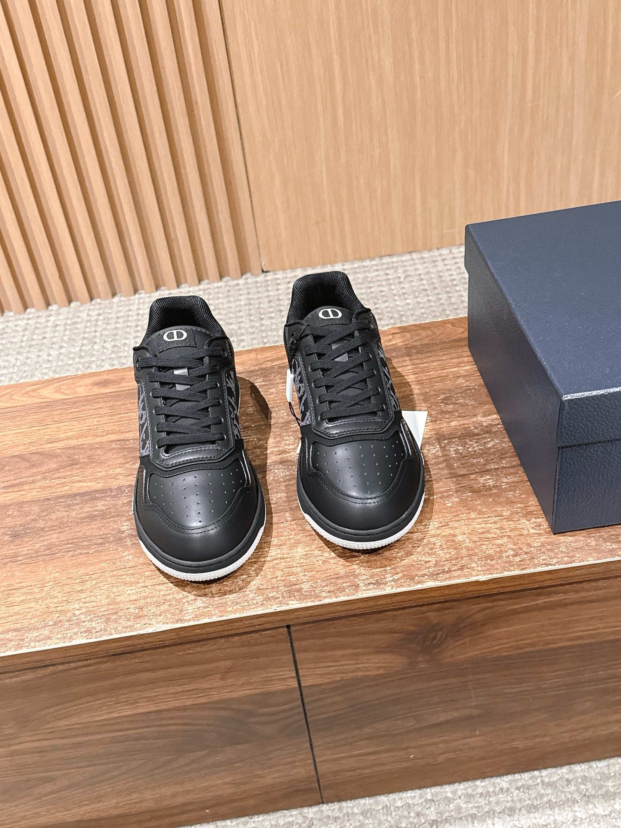 NO:706635,[Men's size only] CHRISTIAN DIOR B27# The top version of Dior men's jacquard embroidery craft series high and low-top casual sneakers uniquely interprets the sports style advocated by men's artistic director Kim Jones (KIM JO-NES) and presents a novel fashion attitude for modern men.  The new B27 sneakers draw inspiration from a variety of sources, from the retro appearance of tennis sneakers in the 1980s to the trendy elements of skateboarding. They are eclectic to create a sophisticated design that is uniquely dynamic and modern, and is presented in low-top and high-top styles. The color scheme of the shoes is white, black or gray, paying tribute to the elegant tones favored by Mr. Dior. It is also interpreted in a variety of materials, using smooth calfskin and suede leather, decorated with Dior OB-LIQUE print, or using Dior OBLIQ-UE.  GALAXY hollow leather design presents a novel fashion attitude for modern men!  Craftsmanship: Each piece of leather has hand-oiled corners, which are not available in the market. Material: Imported raw leather. The leather is soft and three-dimensional. The last type is the original original last. It is not a rigid last on the market!  Men's size 39-44 (45 customized, non-refundable), casual shoes/sports shoes, dior, dior, sneakers, cowhide19860909【限男码】CHRISTIAN DIOR B27# 迪奥男士提花刺绣工艺系列顶级版本高低帮休闲运动鞋 独到诠释男装艺术总监金·琼斯（KIM JO-NES)崇尚的运动风范,为现代男士呈献新颖的时尚态度. 全新B27运动鞋汲取多元灵感,从八十年代网球运动鞋的复古外观,到滑板运动的潮流元素,兼收并蓄,塑造独具动感活力与摩登气息的精致设计,以低帮及高帮款式所呈现.鞋履配色有白色、黑色或灰色,致敬迪奥先生钟爱的典雅色调.同时结合多种材质加以演绎,选用光滑小牛皮与绒面皮革,饰以迪奥OB-LIQUE印花,或采用迪奥OBLIQ-UE GALAXY馁空皮革设计,为现代男士呈献新颖的时尚态度！ 工艺技术:每一块皮料边角都是手工油边 市场都是没有 材质 进口原皮料 皮质柔软立体 楦型 原版原楦 不是市场上的死板楦头！ 男码39-44（45定制不退换）,休闲鞋/运动鞋,dior,dior,sneakers,cowhide,Women's Shoes