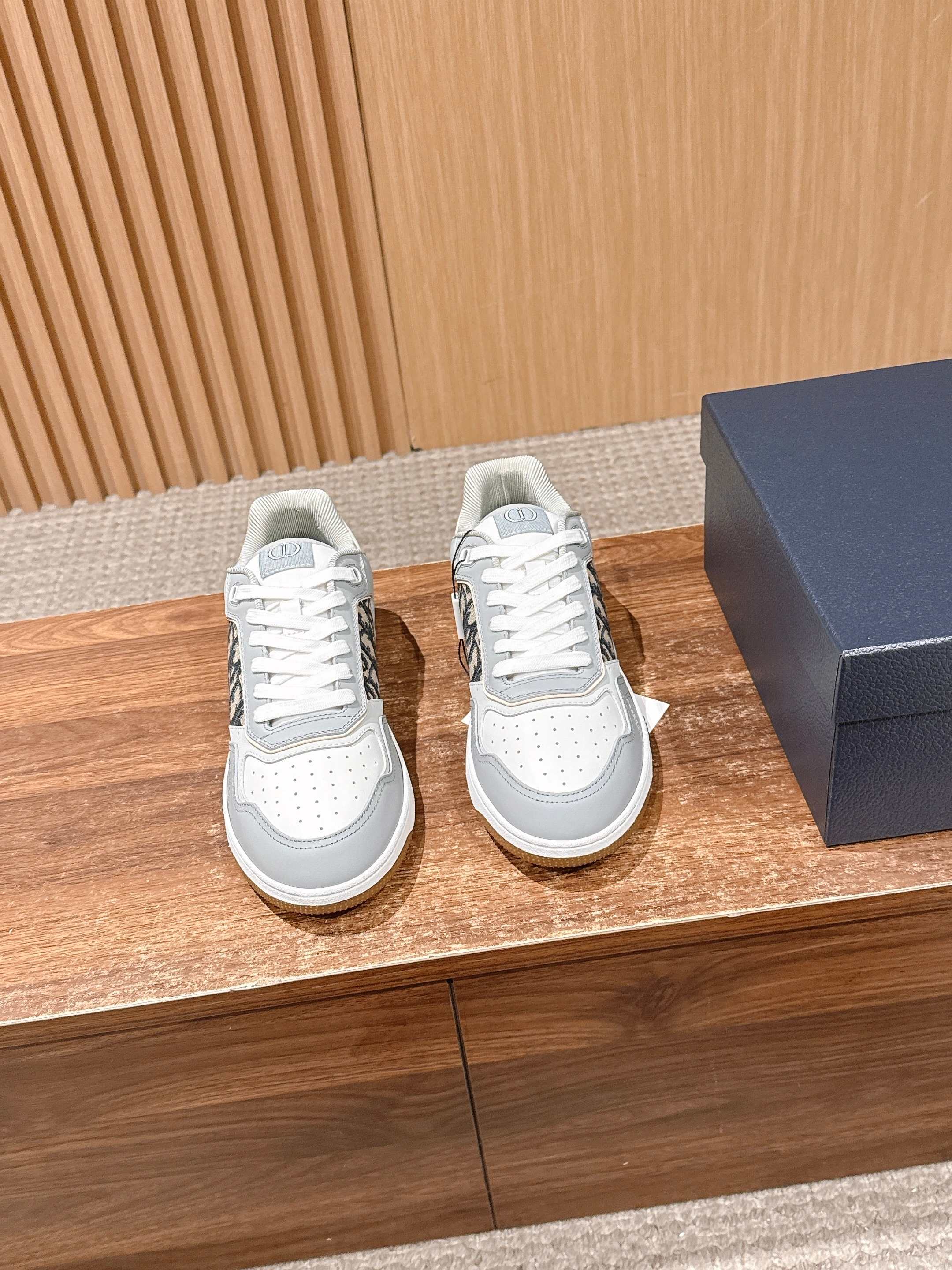 NO:706639,[Couple code] CHRISTIAN DIOR B27# The top version of Dior men's jacquard embroidery craft series high and low-top casual sports shoes uniquely interprets the sports style advocated by men's artistic director Kim Jones (KIM JO-NES) and presents a novel fashion attitude for modern men.  The new B27 sneakers draw inspiration from a variety of sources, from the retro appearance of tennis sneakers in the 1980s to the trendy elements of skateboarding. They are eclectic to create a sophisticated design that is uniquely dynamic and modern, and is presented in low-top and high-top styles. The color scheme of the shoes is white, black or gray, paying tribute to the elegant tones favored by Mr. Dior. It is also interpreted in a variety of materials, using smooth calfskin and suede leather, decorated with Dior OB-LIQUE print, or using Dior OBLIQ-UE.  GALAXY hollow leather design presents a novel fashion attitude for modern men!  Craftsmanship: Each piece of leather has hand-oiled corners, which are not available in the market. Material: Imported raw leather. The leather is soft and three-dimensional. The last type is the original original last. It is not a rigid last on the market!  Size35-45 (40 for women and 45 for men, customization is not returnable), casual shoes/sports shoes, dior, dior, sneakers, cowhide19860909【情侣码】CHRISTIAN DIOR B27# 迪奥男士提花刺绣工艺系列顶级版本高低帮休闲运动鞋 独到诠释男装艺术总监金·琼斯（KIM JO-NES)崇尚的运动风范,为现代男士呈献新颖的时尚态度. 全新B27运动鞋汲取多元灵感,从八十年代网球运动鞋的复古外观,到滑板运动的潮流元素,兼收并蓄,塑造独具动感活力与摩登气息的精致设计,以低帮及高帮款式所呈现.鞋履配色有白色、黑色或灰色,致敬迪奥先生钟爱的典雅色调.同时结合多种材质加以演绎,选用光滑小牛皮与绒面皮革,饰以迪奥OB-LIQUE印花,或采用迪奥OBLIQ-UE GALAXY馁空皮革设计,为现代男士呈献新颖的时尚态度！ 工艺技术:每一块皮料边角都是手工油边 市场都是没有 材质 进口原皮料 皮质柔软立体 楦型 原版原楦 不是市场上的死板楦头！ Size35-45（女40 男45定制不退换）,休闲鞋/运动鞋,dior,dior,sneakers,cowhide,Women's Shoes