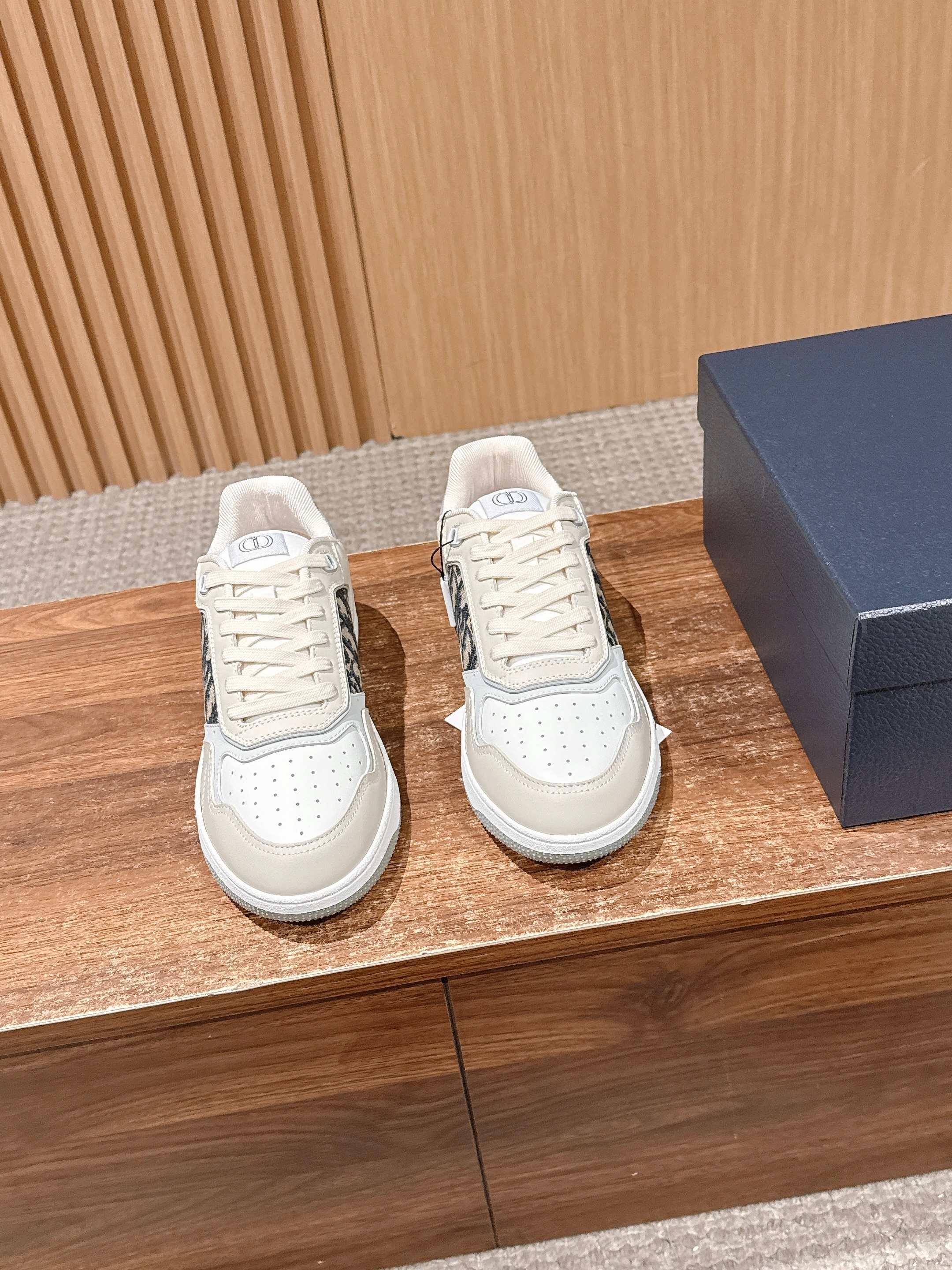 NO:706640,[Men's size only] CHRISTIAN DIOR B27# The top version of Dior men's jacquard embroidery craft series high and low-top casual sneakers uniquely interprets the sports style advocated by men's artistic director Kim Jones (KIM JO-NES) and presents a novel fashion attitude for modern men.  The new B27 sneakers draw inspiration from a variety of sources, from the retro appearance of tennis sneakers in the 1980s to the trendy elements of skateboarding. They are eclectic to create a sophisticated design that is uniquely dynamic and modern, and is presented in low-top and high-top styles. The color scheme of the shoes is white, black or gray, paying tribute to the elegant tones favored by Mr. Dior. It is also interpreted in a variety of materials, using smooth calfskin and suede leather, decorated with Dior OB-LIQUE print, or using Dior OBLIQ-UE.  GALAXY hollow leather design presents a novel fashion attitude for modern men!  Craftsmanship: Each piece of leather has hand-oiled corners, which are not available in the market. Material: Imported raw leather. The leather is soft and three-dimensional. The last type is the original original last. It is not a rigid last on the market!  Men's size 39-44 (45 customized, non-refundable), casual shoes/sports shoes, dior, dior, sneakers, cowhide19860909【限男码】 CHRISTIAN DIOR B27# 迪奥男士提花刺绣工艺系列顶级版本高低帮休闲运动鞋 独到诠释男装艺术总监金·琼斯（KIM JO-NES)崇尚的运动风范,为现代男士呈献新颖的时尚态度. 全新B27运动鞋汲取多元灵感,从八十年代网球运动鞋的复古外观,到滑板运动的潮流元素,兼收并蓄,塑造独具动感活力与摩登气息的精致设计,以低帮及高帮款式所呈现.鞋履配色有白色、黑色或灰色,致敬迪奥先生钟爱的典雅色调.同时结合多种材质加以演绎,选用光滑小牛皮与绒面皮革,饰以迪奥OB-LIQUE印花,或采用迪奥OBLIQ-UE GALAXY馁空皮革设计,为现代男士呈献新颖的时尚态度！ 工艺技术:每一块皮料边角都是手工油边 市场都是没有 材质 进口原皮料 皮质柔软立体 楦型 原版原楦 不是市场上的死板楦头！ 男码39-44（45定制不退换）,休闲鞋/运动鞋,dior,dior,sneakers,cowhide,Women's Shoes