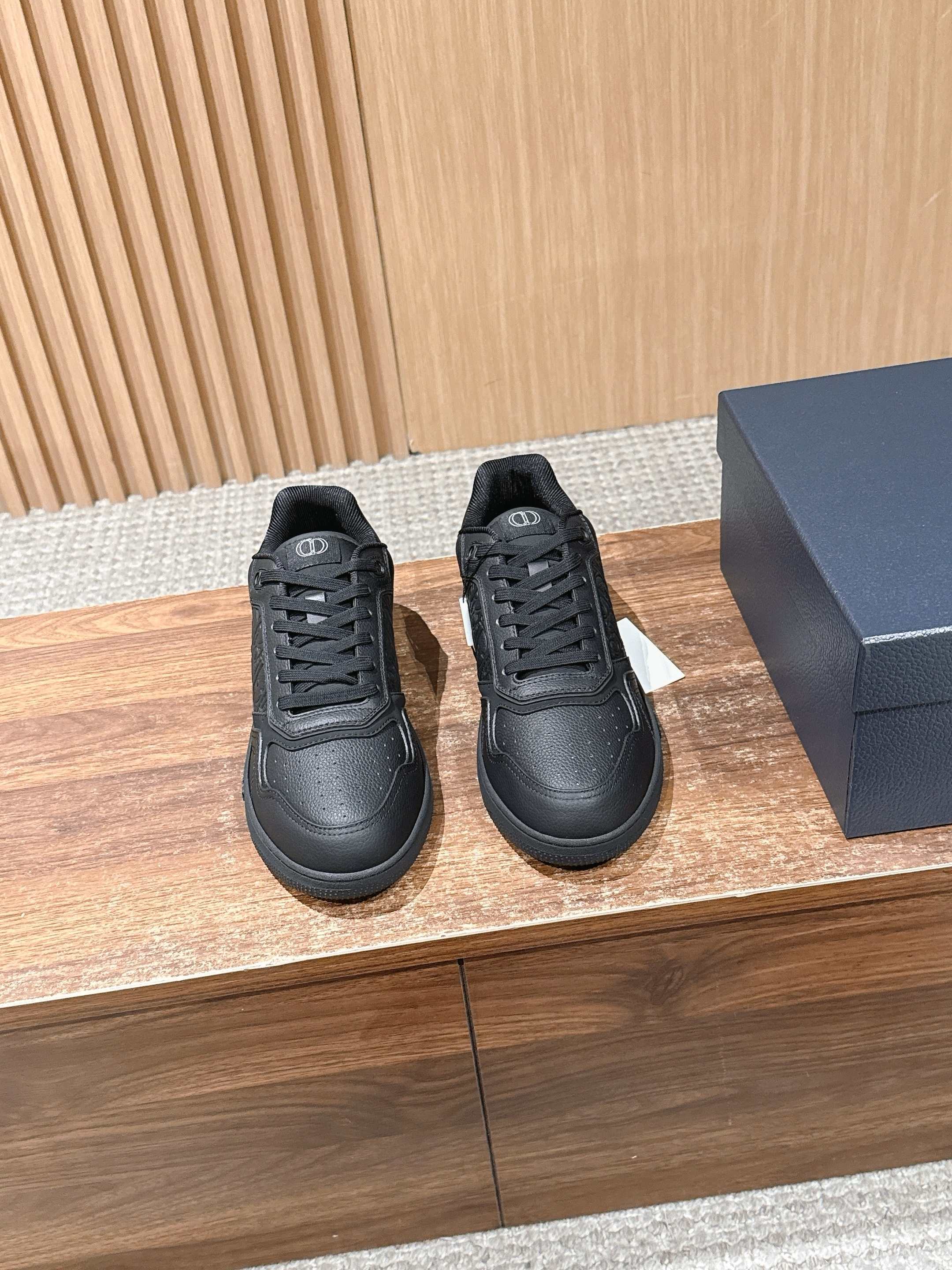 NO:706646,[Men's size only] CHRISTIAN DIOR B27# The top version of Dior men's jacquard embroidery craft series high and low-top casual sneakers uniquely interprets the sports style advocated by men's artistic director Kim Jones (KIM JO-NES) and presents a novel fashion attitude for modern men.  The new B27 sneakers draw inspiration from a variety of sources, from the retro appearance of tennis sneakers in the 1980s to the trendy elements of skateboarding. They are eclectic to create a sophisticated design that is uniquely dynamic and modern, and is presented in low-top and high-top styles. The color scheme of the shoes is white, black or gray, paying tribute to the elegant tones favored by Mr. Dior. It is also interpreted in a variety of materials, using smooth calfskin and suede leather, decorated with Dior OB-LIQUE print, or using Dior OBLIQ-UE.  GALAXY hollow leather design presents a novel fashion attitude for modern men!  Craftsmanship: Each piece of leather has hand-oiled corners, which are not available in the market. Material: Imported raw leather. The leather is soft and three-dimensional. The last type is the original original last. It is not a rigid last on the market!  Men's size 39-44 (45 customized, non-refundable), casual shoes/sports shoes, dior, dior, sneakers, cowhide19860909【限男码】CHRISTIAN DIOR B27# 迪奥男士提花刺绣工艺系列顶级版本高低帮休闲运动鞋 独到诠释男装艺术总监金·琼斯（KIM JO-NES)崇尚的运动风范,为现代男士呈献新颖的时尚态度. 全新B27运动鞋汲取多元灵感,从八十年代网球运动鞋的复古外观,到滑板运动的潮流元素,兼收并蓄,塑造独具动感活力与摩登气息的精致设计,以低帮及高帮款式所呈现.鞋履配色有白色、黑色或灰色,致敬迪奥先生钟爱的典雅色调.同时结合多种材质加以演绎,选用光滑小牛皮与绒面皮革,饰以迪奥OB-LIQUE印花,或采用迪奥OBLIQ-UE GALAXY馁空皮革设计,为现代男士呈献新颖的时尚态度！ 工艺技术:每一块皮料边角都是手工油边 市场都是没有 材质 进口原皮料 皮质柔软立体 楦型 原版原楦 不是市场上的死板楦头！ 男码39-44（45定制不退换）,休闲鞋/运动鞋,dior,dior,sneakers,cowhide,Women's Shoes