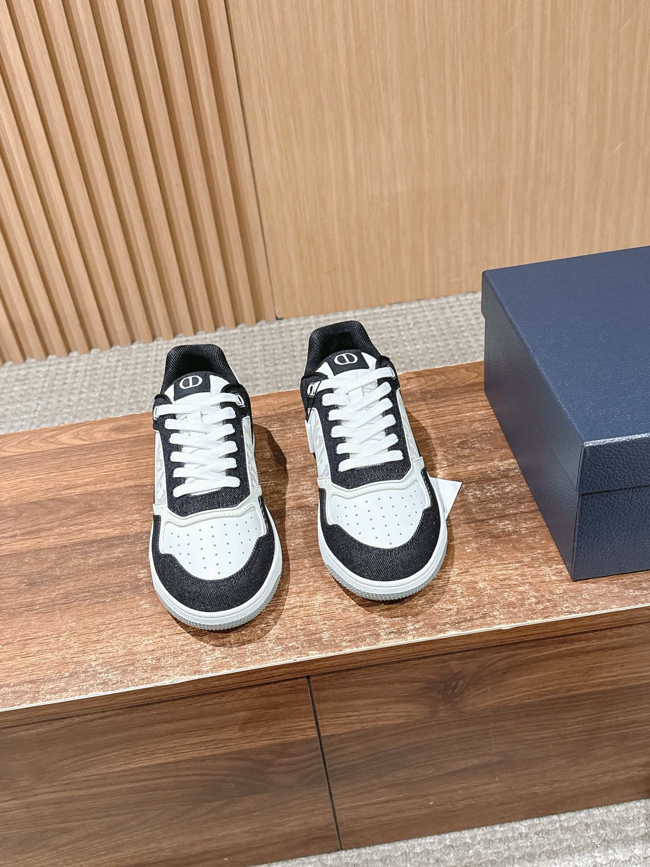 NO:706620,[Men's size only] CHRISTIAN DIOR B27# The top version of Dior men's jacquard embroidery craft series high and low-top casual sneakers uniquely interprets the sports style advocated by men's artistic director Kim Jones (KIM JO-NES) and presents a novel fashion attitude for modern men.  The new B27 sneakers draw inspiration from a variety of sources, from the retro appearance of tennis sneakers in the 1980s to the trendy elements of skateboarding. They are eclectic to create a sophisticated design that is uniquely dynamic and modern, and is presented in low-top and high-top styles. The color scheme of the shoes is white, black or gray, paying tribute to the elegant tones favored by Mr. Dior. It is also interpreted in a variety of materials, using smooth calfskin and suede leather, decorated with Dior OB-LIQUE print, or using Dior OBLIQ-UE.  GALAXY hollow leather design presents a novel fashion attitude for modern men!  Craftsmanship: Each piece of leather has hand-oiled corners, which are not available in the market. Material: Imported raw leather. The leather is soft and three-dimensional. The last type is the original original last. It is not a rigid last on the market!  Men's size 39-44 (45 customized, non-refundable), casual shoes/sports shoes, dior, dior, sneakers, cowhide19860909【限男码】 CHRISTIAN DIOR B27# 迪奥男士提花刺绣工艺系列顶级版本高低帮休闲运动鞋 独到诠释男装艺术总监金·琼斯（KIM JO-NES)崇尚的运动风范,为现代男士呈献新颖的时尚态度. 全新B27运动鞋汲取多元灵感,从八十年代网球运动鞋的复古外观,到滑板运动的潮流元素,兼收并蓄,塑造独具动感活力与摩登气息的精致设计,以低帮及高帮款式所呈现.鞋履配色有白色、黑色或灰色,致敬迪奥先生钟爱的典雅色调.同时结合多种材质加以演绎,选用光滑小牛皮与绒面皮革,饰以迪奥OB-LIQUE印花,或采用迪奥OBLIQ-UE GALAXY馁空皮革设计,为现代男士呈献新颖的时尚态度！ 工艺技术:每一块皮料边角都是手工油边 市场都是没有 材质 进口原皮料 皮质柔软立体 楦型 原版原楦 不是市场上的死板楦头！ 男码39-44（45定制不退换）,休闲鞋/运动鞋,dior,dior,sneakers,cowhide,Women's Shoes