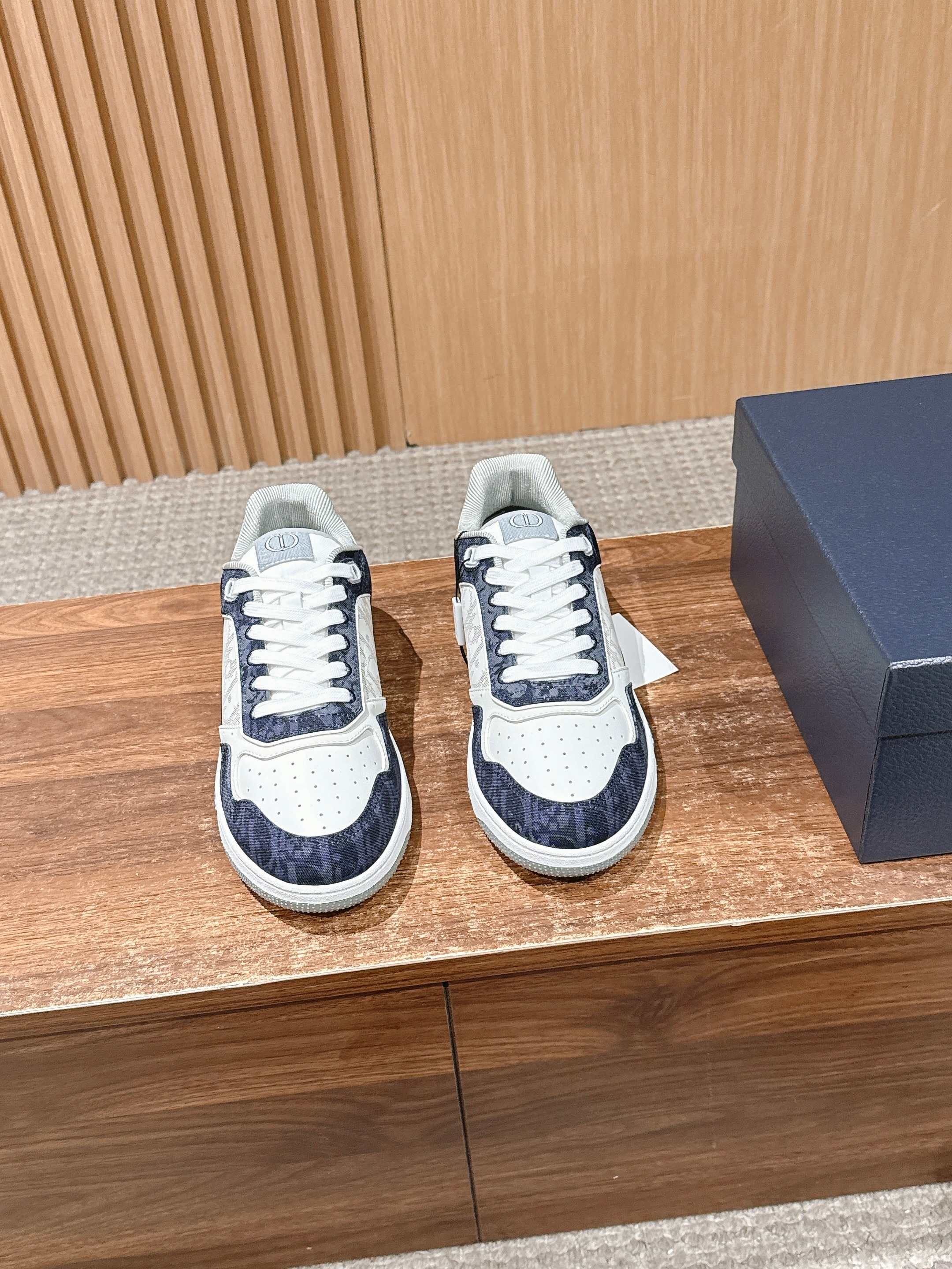 NO:706623,[Men's size only] CHRISTIAN DIOR B27# The top version of Dior men's jacquard embroidery craft series high and low-top casual sneakers uniquely interprets the sports style advocated by men's artistic director Kim Jones (KIM JO-NES) and presents a novel fashion attitude for modern men.  The new B27 sneakers draw inspiration from a variety of sources, from the retro appearance of tennis sneakers in the 1980s to the trendy elements of skateboarding. They are eclectic to create a sophisticated design that is uniquely dynamic and modern, and is presented in low-top and high-top styles. The color scheme of the shoes is white, black or gray, paying tribute to the elegant tones favored by Mr. Dior. It is also interpreted in a variety of materials, using smooth calfskin and suede leather, decorated with Dior OB-LIQUE print, or using Dior OBLIQ-UE.  GALAXY hollow leather design presents a novel fashion attitude for modern men!  Craftsmanship: Each piece of leather has hand-oiled corners, which are not available in the market. Material: Imported raw leather. The leather is soft and three-dimensional. The last type is the original original last. It is not a rigid last on the market!  Men's size 39-44 (45 customized, non-refundable), casual shoes/sports shoes, dior, dior, sneakers, cowhide19860909【限男码】CHRISTIAN DIOR B27# 迪奥男士提花刺绣工艺系列顶级版本高低帮休闲运动鞋 独到诠释男装艺术总监金·琼斯（KIM JO-NES)崇尚的运动风范,为现代男士呈献新颖的时尚态度. 全新B27运动鞋汲取多元灵感,从八十年代网球运动鞋的复古外观,到滑板运动的潮流元素,兼收并蓄,塑造独具动感活力与摩登气息的精致设计,以低帮及高帮款式所呈现.鞋履配色有白色、黑色或灰色,致敬迪奥先生钟爱的典雅色调.同时结合多种材质加以演绎,选用光滑小牛皮与绒面皮革,饰以迪奥OB-LIQUE印花,或采用迪奥OBLIQ-UE GALAXY馁空皮革设计,为现代男士呈献新颖的时尚态度！ 工艺技术:每一块皮料边角都是手工油边 市场都是没有 材质 进口原皮料 皮质柔软立体 楦型 原版原楦 不是市场上的死板楦头！ 男码39-44（45定制不退换）,休闲鞋/运动鞋,dior,dior,sneakers,cowhide,Women's Shoes