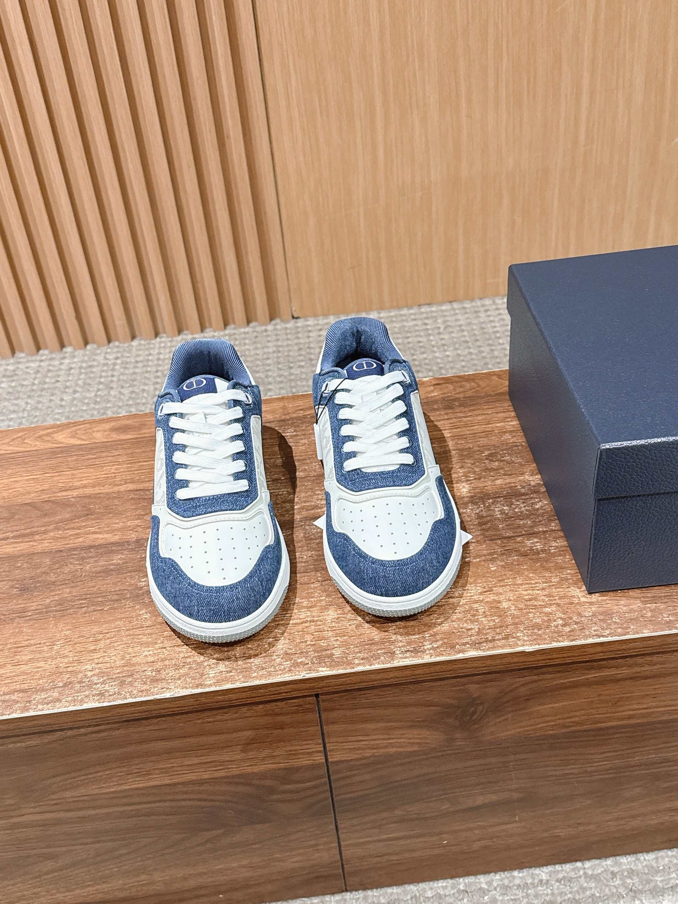 NO:706625,[Men's size only] CHRISTIAN DIOR B27# The top version of Dior men's jacquard embroidery craft series high and low-top casual sneakers uniquely interprets the sports style advocated by men's artistic director Kim Jones (KIM JO-NES) and presents a novel fashion attitude for modern men.  The new B27 sneakers draw inspiration from a variety of sources, from the retro appearance of tennis sneakers in the 1980s to the trendy elements of skateboarding. They are eclectic to create a sophisticated design that is uniquely dynamic and modern, and is presented in low-top and high-top styles. The color scheme of the shoes is white, black or gray, paying tribute to the elegant tones favored by Mr. Dior. It is also interpreted in a variety of materials, using smooth calfskin and suede leather, decorated with Dior OB-LIQUE print, or using Dior OBLIQ-UE.  GALAXY hollow leather design presents a novel fashion attitude for modern men!  Craftsmanship: Each piece of leather has hand-oiled corners, which are not available in the market. Material: Imported raw leather. The leather is soft and three-dimensional. The last type is the original original last. It is not a rigid last on the market!  Men's size 39-44 (45 customized, non-refundable), casual shoes/sports shoes, dior, dior, sneakers, cowhide19860909【限男码】 CHRISTIAN DIOR B27# 迪奥男士提花刺绣工艺系列顶级版本高低帮休闲运动鞋 独到诠释男装艺术总监金·琼斯（KIM JO-NES)崇尚的运动风范,为现代男士呈献新颖的时尚态度. 全新B27运动鞋汲取多元灵感,从八十年代网球运动鞋的复古外观,到滑板运动的潮流元素,兼收并蓄,塑造独具动感活力与摩登气息的精致设计,以低帮及高帮款式所呈现.鞋履配色有白色、黑色或灰色,致敬迪奥先生钟爱的典雅色调.同时结合多种材质加以演绎,选用光滑小牛皮与绒面皮革,饰以迪奥OB-LIQUE印花,或采用迪奥OBLIQ-UE GALAXY馁空皮革设计,为现代男士呈献新颖的时尚态度！ 工艺技术:每一块皮料边角都是手工油边 市场都是没有 材质 进口原皮料 皮质柔软立体 楦型 原版原楦 不是市场上的死板楦头！ 男码39-44（45定制不退换）,休闲鞋/运动鞋,dior,dior,sneakers,cowhide,Women's Shoes