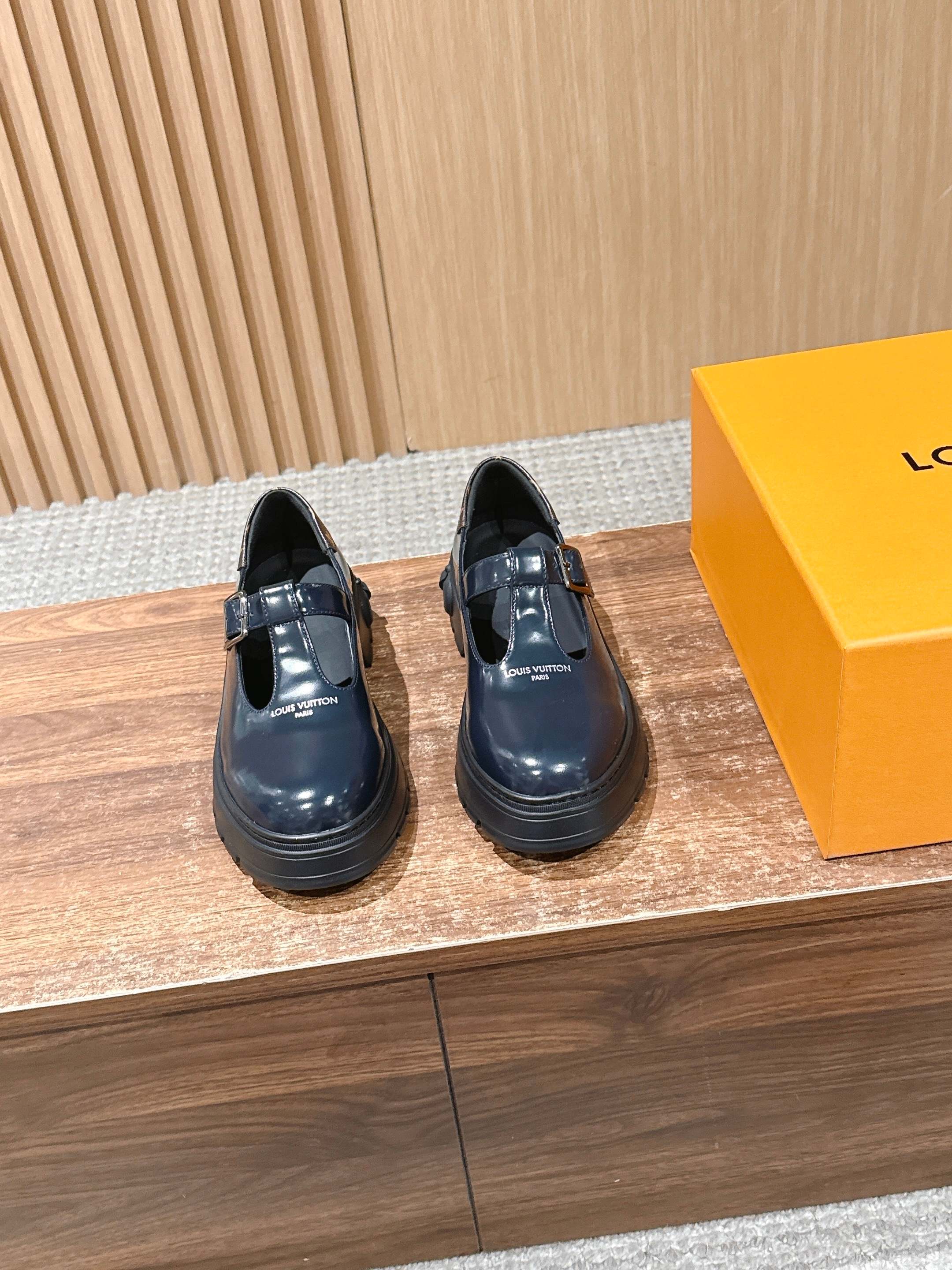 NO:707413,Louis Vuitton Louis Vuitton's 2026 new retro platform shoes Mary Jane are very cute and very age-reducing. They are not afraid of showing short legs at all. After wearing them, the legs look thin and straight. Highly recommended!  Simple and easy to match, it shows leg length!  Full texture, clear texture, shiny. Upper imported patent leather/imported suede/imported cowhide. Lining sheepskin. Outsole Tpu original material. Size#35-41 (40 41 custom made, non-returnable), loafers, louis vuitton, louis vuitton, loafers, mary jane, cowhide, sheepskin, chamois leather19860909Louis Vuitton 路易威登2026新款复古厚底鞋 玛丽珍 可爱十足非常减龄,完全不害怕显腿短,穿上后显得腿又瘦又直,超级推荐！ 简约好搭超显腿长！质感满满,纹理清晰,有光泽 鞋面进口漆皮/进口麂皮/进口牛皮 内里羊皮 大底Tpu原版材料 Size#35-41（40 41订做不退换）,乐福鞋,louis vuitton,louis vuitton,loafers,mary jane,cowhide,sheepskin,chamois leather,Women's Shoes