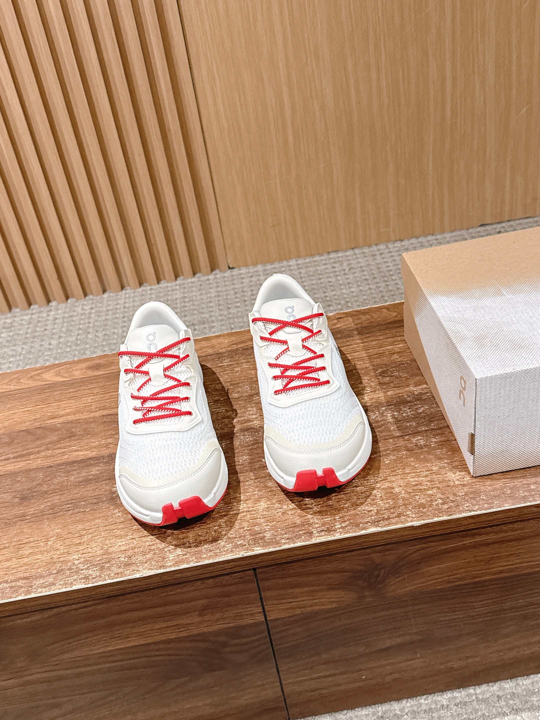 NO:707406,On x Cloudzone Moon, co-branded with Zendaya, is a casual sneaker for daily commuting and city walks. The upper is made of breathable mesh + artificial leather, which is light and comfortable, and also very refreshing to wear in summer. The white and red color scheme is simple and layered, fashionable and practical, and is perfect for daily outings or light sports!  Size women's size 36-39 men's size 39-44/45 order, dad shoes, sneakers19860909On x 与Zendaya联名的Cloudzone Moon 昂跑联名赞达亚情侣码 休闲运动鞋 主打日常通勤和城市漫步 鞋面采用透气网眼+人造革,轻盈舒适,夏天穿也很清爽,白红配色简约又有层次,时尚实用,日常出街或轻运动都超适合！Size女码36-39 男码39-44/45订,老爹鞋,sneakers,Women's Shoes