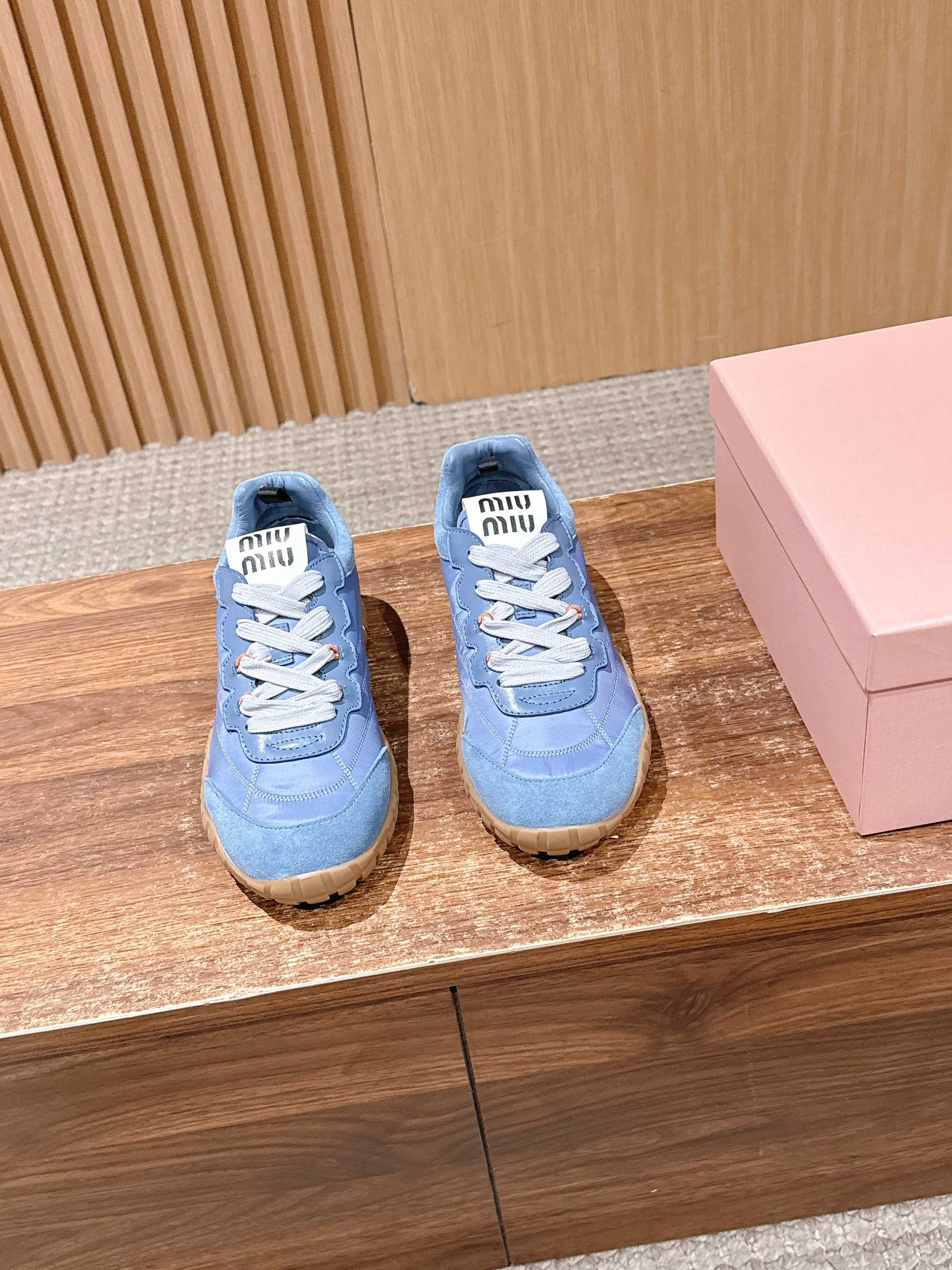 NO:707687,Miu Miu#Miu Miu catwalk style lace-up spring and summer new Forrest Gump casual sports shoes collide with exquisite design and modern aesthetics to demonstrate female confidence and elegance!  Whether it is daily wear or special occasions, it can add a touch of agility and charm to you. The delicate lace design not only brings a comfortable fit to your feet, but also gives the shoes a unique sense of fashion. It continues the brand's classic elements while injecting modern trend inspiration. Whether it is leather, suede or unique materials, it will bring you a unique wearing experience.  The lightweight soles and comfortable shoe shape allow you to feel freedom and flexibility while walking. The lace-up design is not only beautiful, but also fits the shape of your feet, allowing you to easily cope with the wonderful moments of every day. From simple to gorgeous, MIU MIU's new lace-up women's shoes meet a variety of style needs. Whether paired with skirts or trousers, they can be the finishing touch in your look. Latest hot style Avant-garde and bold design, Miu  Miu style is integrated into the simple lines of these thick-soled canvas sneakers, with unique logos on the tongue and back, embellished with retro design, adding a signature element!  The thick sole design defines the avant-garde modern style. The fabric is original custom-made fabric/cow suede. The lining is original imported soft sheepskin. The sole is original open-molded non-slip rubber outsole. Size 35/36/37/38/39/40, custom-made, non-returnable, casual shoes/sports shoes, miumiu, sneakers, skirts, sheepskin19860909Miu Miu#缪缪走秀款系带春夏新款阿甘休闲运动鞋 以精致设计与现代美学碰撞,演绎女性自信与优雅！无论是日常穿搭还是特别场合,都能为你增添一抹灵动与魅力. 细腻的系带设计,不仅为双脚带来舒适贴合,更赋予鞋履独特的时尚感. 延续品牌经典元素,同时注入现代潮流灵感.无论是皮革、绒面还是独特材质,都为你带来与众不同的穿着体验. 轻盈的鞋底与舒适的鞋型,让你在行走间感受自由与灵动.系带设计不仅美观,更贴合脚型,陪你轻松应对每一天的精彩时刻. 从简约到华丽,MIU MIU 新款系带女鞋满足多样风格需求.无论是搭配裙装还是裤装,都能成为你造型中的点睛之笔. 最新爆款 前卫大胆的设计,Miu Miu风格融于此款厚底帆布运动鞋的简约线条,别致徽标饰于鞋舌与背面,点缀复古设计,平添标志性元素！厚底设计定义前卫的现代风格. 面料原版定制布料/牛反绒 内里原版进口柔软羊皮 鞋底原版开模防滑橡胶大底 尺码35/36/37/38/39/40定做不退换,休闲鞋/运动鞋,miumiu,sneakers,skirts,sheepskin,Women's Shoes