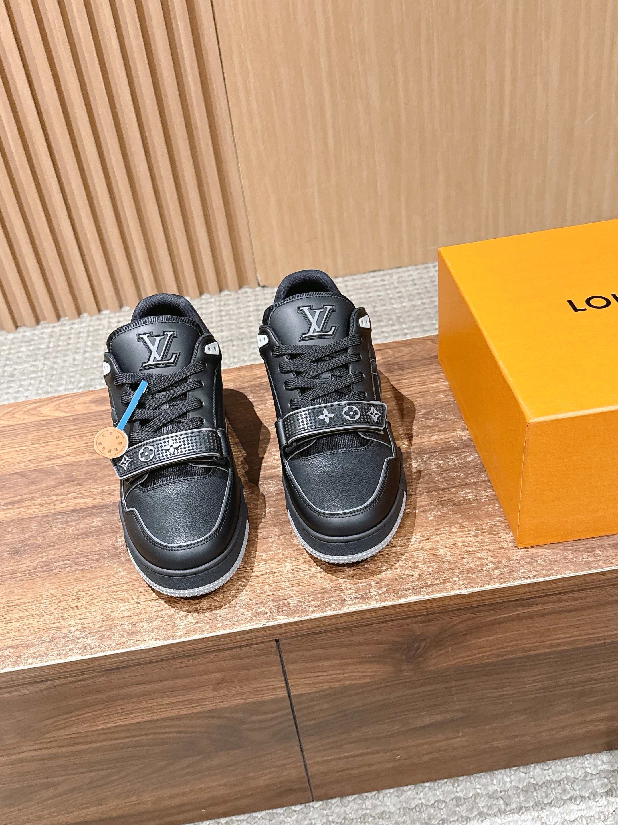 NO:707694,#couplecodeLouisVuitton #LouisVuitton casual sneakers, skate shoes, classic returns, don’t want to miss any of them!  The entire body of the shoe is covered with a small LV Monogram logo. There are many classic LV Trainer colors. Although this season's design is similar in shape, there are still many highlights in the details! Each pair of sewing takes 7 hours. The tongue, side and back are decorated with LV letters, and the side is decorated with the Vuitton logo.  The outsole is decorated with Monogram flowers. Let’s talk about the craftsmanship. The embossing on the side uses high-temperature hydraulic integrated technology, which has a strong three-dimensional effect. The toe logo forms a central axis with the upper and tongue. The stitching of the outsole is also the same as ZP. The last two stitches must be heavy stitches to prevent off-line. These subtle differences reflect the quality. Size Women’s size 35-39 (40 customization is not returnable)  Men's size 39-46 (45/46 customized, non-refundable), casual shoes/sports shoes, louis vuitton, louis vuitton, louis vuitton, sneakers19860909#情侣码 Louis Vuitton #路易威登休闲运动鞋 滑板鞋 经典回归每一个都不想错过！整个鞋身都有LVMonogram小标识覆盖 LV Trainer经典配色有很多,这一季的设计虽然在造型上比较类似,但是在细节上还是有很多亮点哒! 每双缝纫工时7小时 鞋舌、侧面和后部饰有 LV 字母 侧面饰有 Vuitton 标识 外底饰有Monogram花卉,说下工艺,侧面的压纹采用的是高温液压一体式的技术,立体感超强,鞋头logo与鞋面和鞋舌呈一条中轴线,大底车线也是跟ZP一样的工艺收针的后两针一定是重针,防止脱线,这些细微的差别体现出品质. Size 女码35-39（40定制不退换） 男码39-46（45/46定制不退换）,休闲鞋/运动鞋,louis vuitton,louis vuitton,louis vuitton,sneakers,Women's Shoes