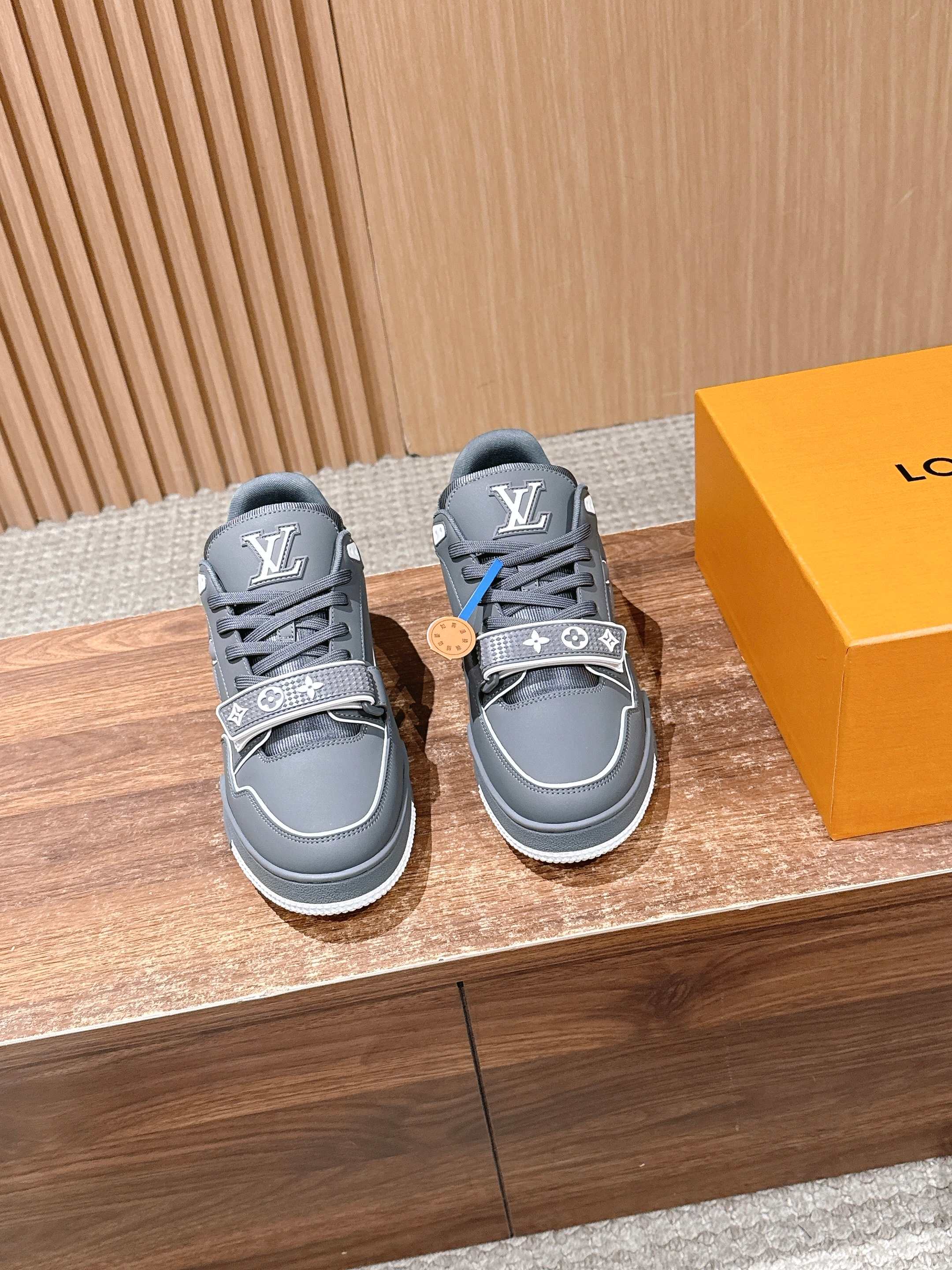 NO:707697,#男码 Louis Vuitton #Louis Vuitton casual sports shoes, skate shoes, classic returns, don’t want to miss any of them!  The entire body of the shoe is covered with a small LV Monogram logo. There are many classic LV Trainer colors. Although this season's design is similar in shape, there are still many highlights in the details! Each pair of sewing takes 7 hours. The tongue, side and back are decorated with LV letters, and the side is decorated with the Vuitton logo.  The outsole is decorated with Monogram flowers. Let’s talk about the craftsmanship. The embossing on the side uses high-temperature hydraulic integrated technology, which has a strong three-dimensional effect. The toe logo forms a central axis with the upper and tongue. The outsole stitching is also the same as ZP. The last two stitches must be heavy stitches to prevent off-line. These subtle differences reflect the quality. Size Men’s size 39-46 (45/46 customization is not returnable), casual shoes/sports shoes, louis vuitton, louis  vuitton,louis vuitton,sneakers19860909#限男码 Louis Vuitton #路易威登休闲运动鞋 滑板鞋 经典回归每一个都不想错过！整个鞋身都有LVMonogram小标识覆盖 LV Trainer经典配色有很多,这一季的设计虽然在造型上比较类似,但是在细节上还是有很多亮点哒! 每双缝纫工时7小时 鞋舌、侧面和后部饰有 LV 字母 侧面饰有 Vuitton 标识 外底饰有Monogram花卉,说下工艺,侧面的压纹采用的是高温液压一体式的技术,立体感超强,鞋头logo与鞋面和鞋舌呈一条中轴线,大底车线也是跟ZP一样的工艺收针的后两针一定是重针,防止脱线,这些细微的差别体现出品质. Size男码39-46（45/46定制不退换）,休闲鞋/运动鞋,louis vuitton,louis vuitton,louis vuitton,sneakers,Women's Shoes
