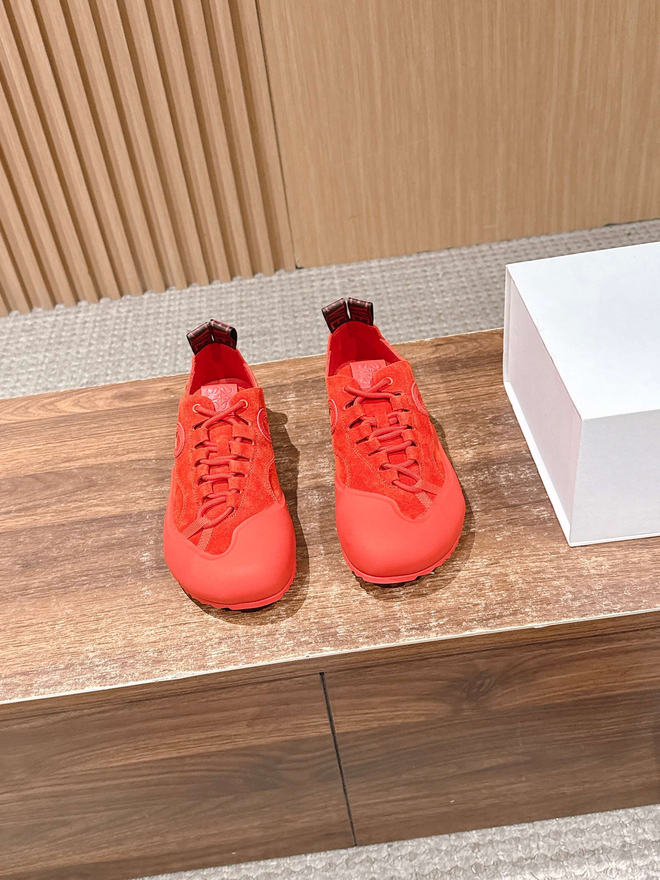 NO:707698,Loewe Flow Runner series rock climbing style sports shoes and casual shoes adopt the round toe and all-covered rubber toe design of professional rock climbing shoes, which combines a retro outdoor feel with modern minimalist aesthetics, and are highly recognizable. It is paired with a matte rubber toe and heel, creating a collision of softness and toughness in texture, which not only ensures breathability but also enhances durability.  Black, red, dark brown and other colors have a retro atmosphere. They can be paired with jeans and overalls to create a relaxed outdoor casual feel. They can also be mixed with dresses and suits to create a 'sweet-cool balance' look. The shoe shape fits the foot and is suitable for daily commuting and short trips. It is a 'lazy shoe' that takes into account both appearance and practicality. The upper is cow suede and the lining is sheepskin. The outsole is an original molded outsole.  size 35-40 (customized size 40 is non-returnable), casual shoes/sports shoes, loewe, loewe, sneakers, skirts, jeans, business suit, sheepskin19860909Loewe Flow Runner 罗意威系列攀岩风运动鞋休闲鞋 采用专业攀岩鞋的圆润鞋头、全包橡胶鞋头设计,兼具复古户外感与现代极简美学,辨识度极高.搭配哑光橡胶鞋头与鞋跟,在质感上形成柔软与坚韧的碰撞,既保证了透气性,又增强了耐用性. 黑、红、深棕等配色自带复古氛围,搭配牛仔裤、工装裤能打造松弛的户外休闲感,也能与连衣裙、西装混搭出“甜酷平衡”的造型.鞋型贴合脚面,日常通勤、短途旅行都能胜任,是兼顾颜值与实用性的“懒人鞋”. 鞋面牛反绒 内里羊皮 大底原版开模大底 size35-40码（40码定制不退换）,休闲鞋/运动鞋,loewe,loewe,sneakers,skirts,jeans,business suit,sheepskin,Women's Shoes