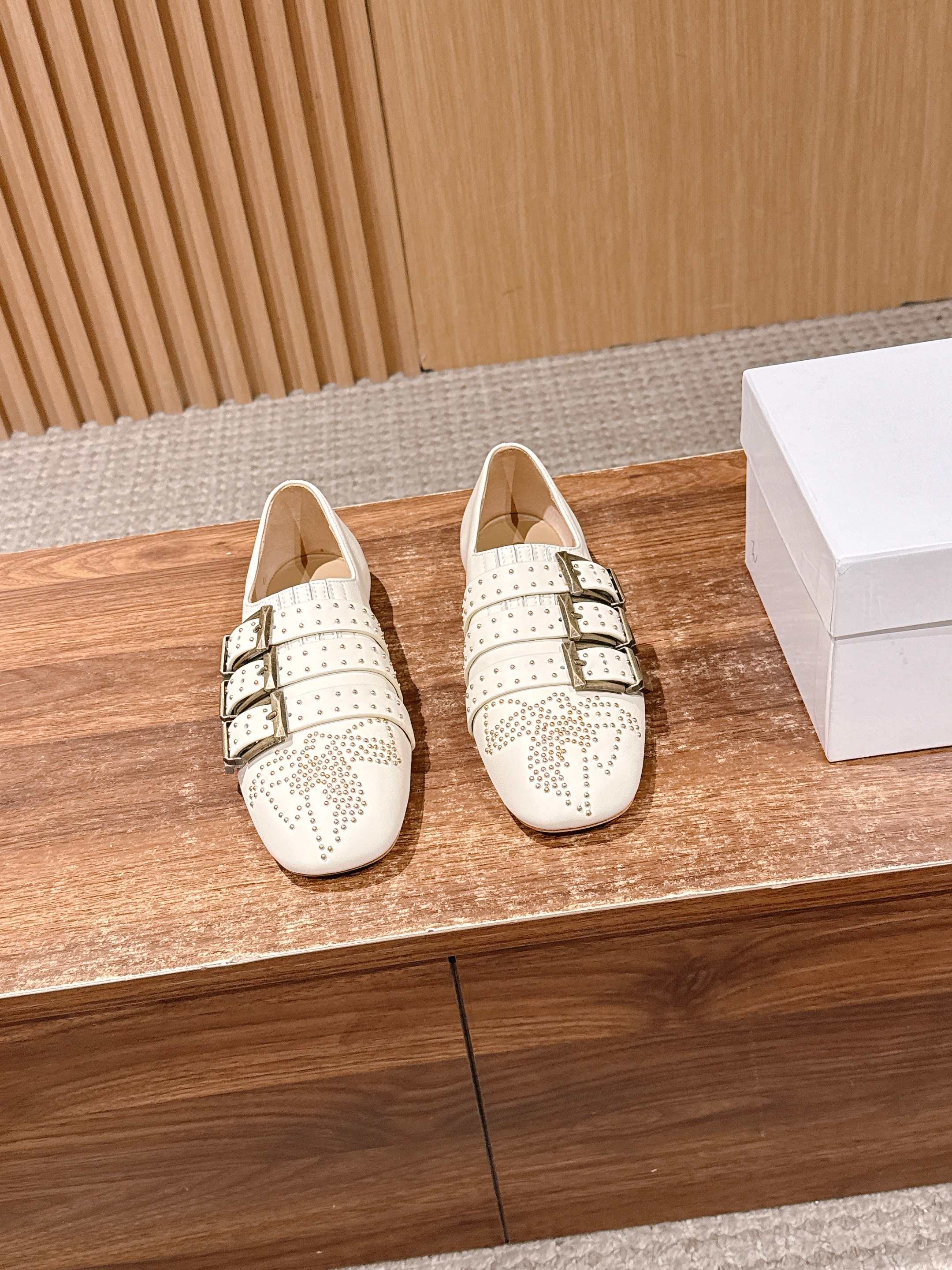 NO:707683,Chloe's latest rivet shoes in 2026. The original unique design style rivets are definitely a pair of durable and durable shoes that are necessary for walking in the world!  !  Fashionable and versatile cowhide material, sheepskin lining with rivets and retro buckles, genuine leather outsole Size35-39 (40 customization is non-refundable), single shoes, chloe, loewe, cowhide, sheepskin, Leather soles19860909Chloe 蔻依2026最新铆钉单鞋 原独特的设计风格铆钉 绝对是一双耐穿耐看行走江湖必备利器！！时尚百搭牛皮材质 羊皮内里铆钉装复古饰扣 真皮大底 Size35-39（40定制不退换）,单鞋,chloe,loewe,cowhide,sheepskin,Leather soles,Women's Shoes