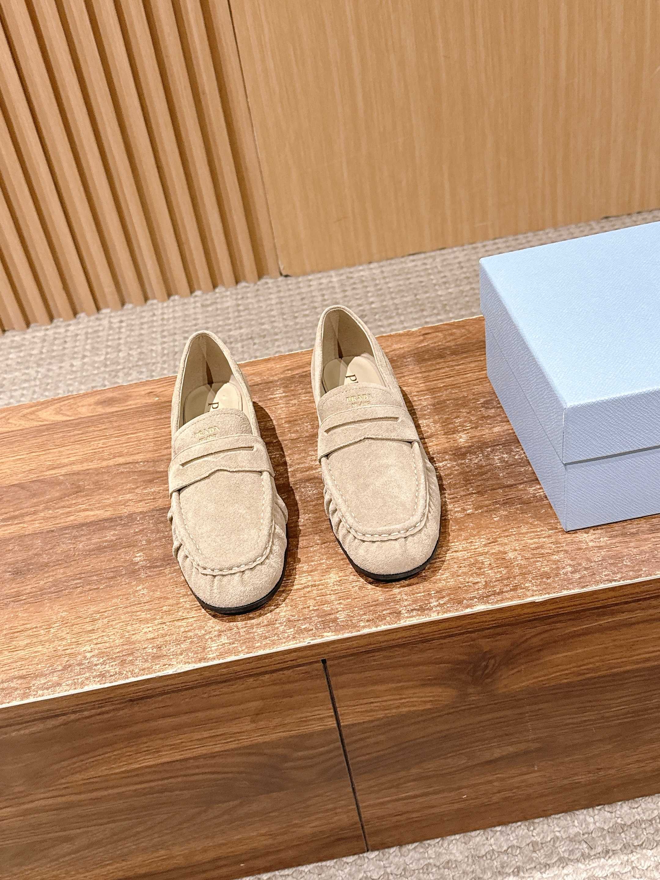 NO:707678,PRADA Prada's 2026 new slip-on loafers. The new silhouette reinterprets classic shoes with a modern attitude. This loafer adopts a deconstructed and lightweight design, and the suede material gives it an elegant and refined charm. Cowhide lining Size35-39 (4041 custom-made, non-returnable), loafers, prada, prada, loafers, cowhide, chamois leather19860909PRADA 普拉达2026新款一脚蹬乐福鞋 新廓形以现代态度重新诠释经典鞋履.这款乐福鞋采用解构化轻盈设计,麂皮材质赋予其高雅精致的魅力.牛皮内里 Size35-39（4041定做不退换）,乐福鞋,prada,prada,loafers,cowhide,chamois leather,Women's Shoes