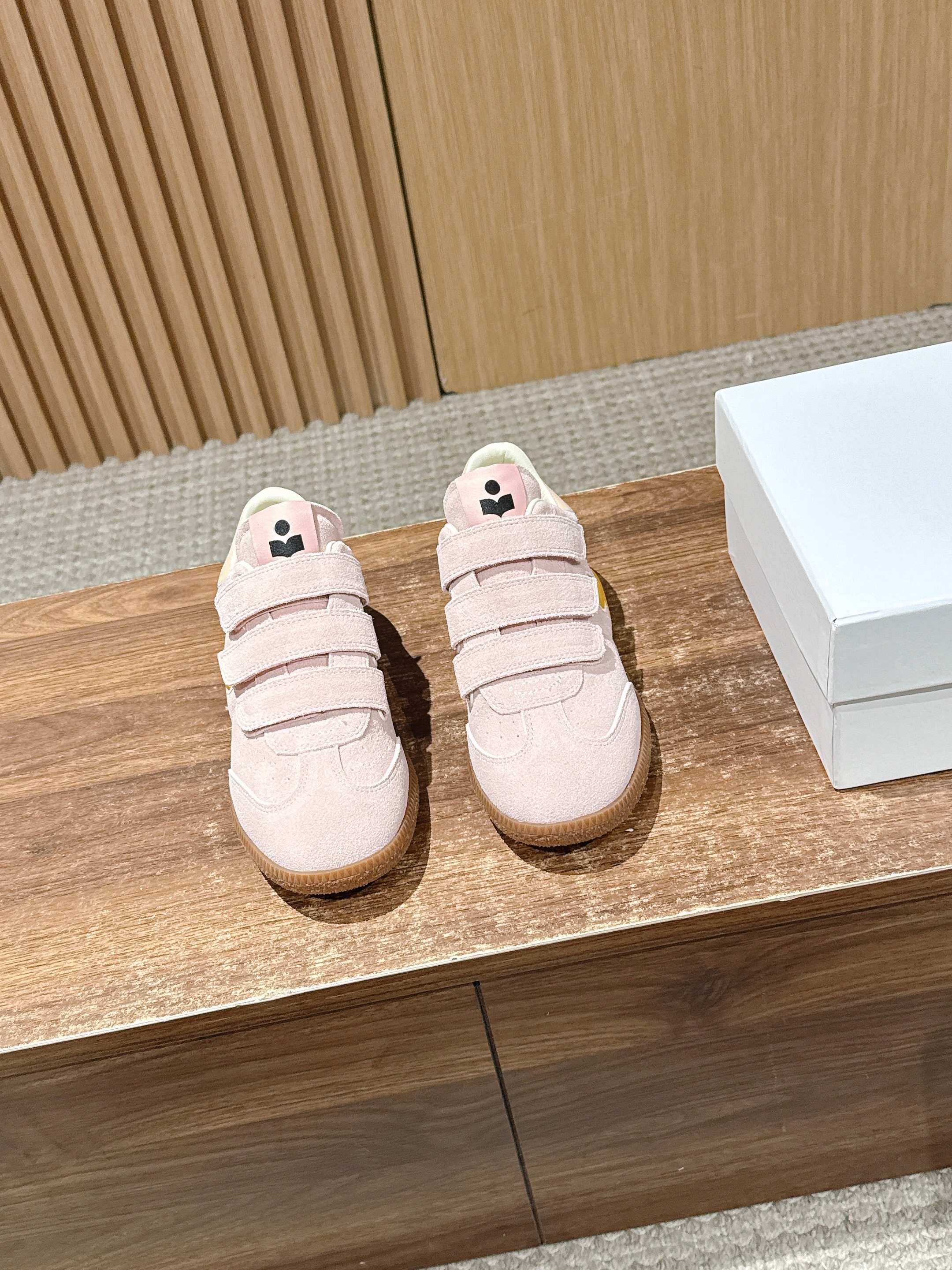 NO:723904,Isabel Marant Isabel 26ss retro sports-style Velcro sneakers adopt a retro moral shoe silhouette, with a rounded toe and smooth body lines, integrating retro sports style and French casual feeling; the upper uses multiple Velcro straps instead of traditional shoelaces, which are easy to put on and take off and have design recognition. They are one of the brand's iconic designs. There are low-key brand logo details on the side of the shoe, and the overall design continues Isabel  Marant's consistent style of 'French casual + retro sports' combines design and practicality. Cow suede upper, sheepskin lining, rubber outsole, size 35-40 (customized size 40 is non-refundable), casual shoes/sports shoes, sneakers, sheepskin19860909Isabel Marant 伊莎贝尔26ss复古运动风魔术贴运动鞋 采用复古德训鞋廓形,鞋头圆润且鞋身线条流畅,融合复古运动风格与法式休闲感；鞋面以多道魔术贴替代传统鞋带,穿脱便捷且具设计辨识度,是品牌标志性设计之一. 鞋侧有低调的品牌标识细节,整体设计延续Isabel Marant一贯的“法式随性+复古运动”融合的风格,兼具设计感与实穿性. 鞋面牛反绒 内里羊皮 大底橡胶大底 size35-40码（40码定制不退换）,休闲鞋/运动鞋,sneakers,sheepskin,Women's Shoes