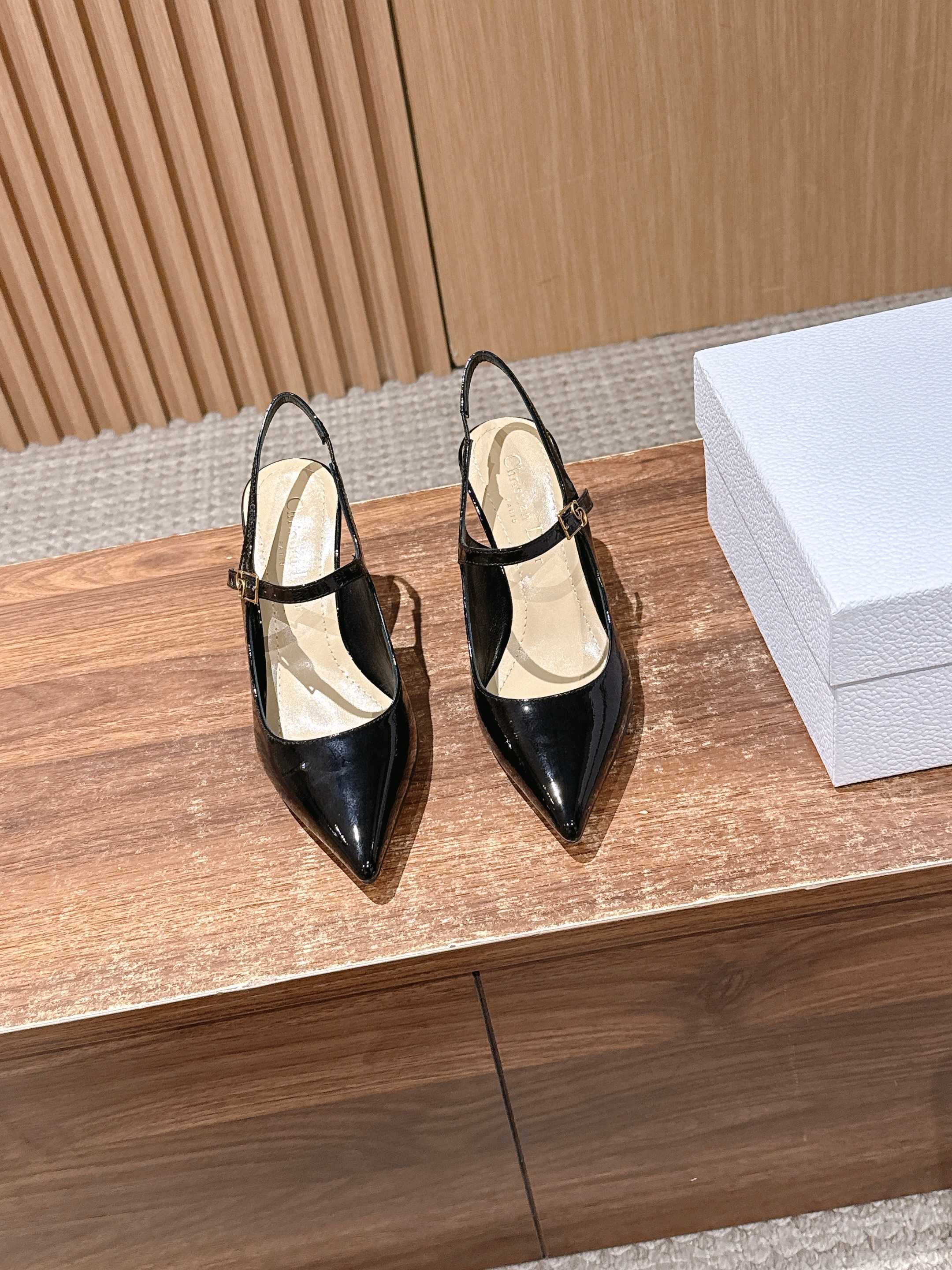 NO:723714,CHRISTIAN DIOR Dior 26ss early spring new square-toe back low-heeled Mary Jane shoes combine the classic silhouette of retro square-toe Mary Jane shoes with the back design. The square toe weakens the sweet elements, and the back space adds flexibility, creating a balance between French retro and modern simplicity. The upper is made of fine matte leather, with a soft texture and high-grade matte texture. There is no unnecessary decoration, and the simple beauty of the shoe shape is highlighted through the material itself.  Double thin straps with small metal buckles, the 'Christian Dior' logo is engraved on the inside of the shoe, and the thin strap at the back of the heel fits the ankle, taking into account both beauty and stability. It continues the French elegance of Dior, and the low-heeled design takes into account comfort. It is a modern interpretation of retro Mary Jane shoes, suitable for daily commuting and light formal occasions. Cowhide upper, sheepskin lining, genuine leather outsole, sizes 35-42 (customized sizes 40 and 41 are not returnable)  Heel height 4.5cm,sandals,dior,dior,sandals,mary jane,cowhide,sheepskin,Leather soles19860909CHRISTIAN DIOR 迪奥26ss早春新款方头后空低跟玛丽珍鞋 将复古方头玛丽珍鞋的经典轮廓与后空设计结合,方头弱化甜美元素,后空增添灵动性,打造法式复古与现代简约的平衡.鞋面采用细腻的哑光皮革,质感柔软且有高级哑光肌理,无多余装饰,通过材质本身凸显鞋型的简约美感. 双条细绑带搭配小巧金属搭扣,鞋内印刻“Christian Dior”标识,后空鞋跟处的细带贴合脚踝,兼顾美观与穿着稳定性.延续Dior的法式优雅,鞋型低跟设计兼顾舒适度,是复古玛丽珍鞋的现代演绎,适配日常通勤与轻正式场合. 鞋面牛皮 内里羊皮 大底真皮大底 size35-42码（40、41码定制不退换） 跟高4.5cm,凉鞋,dior,dior,sandals,mary jane,cowhide,sheepskin,Leather soles,Women's Shoes