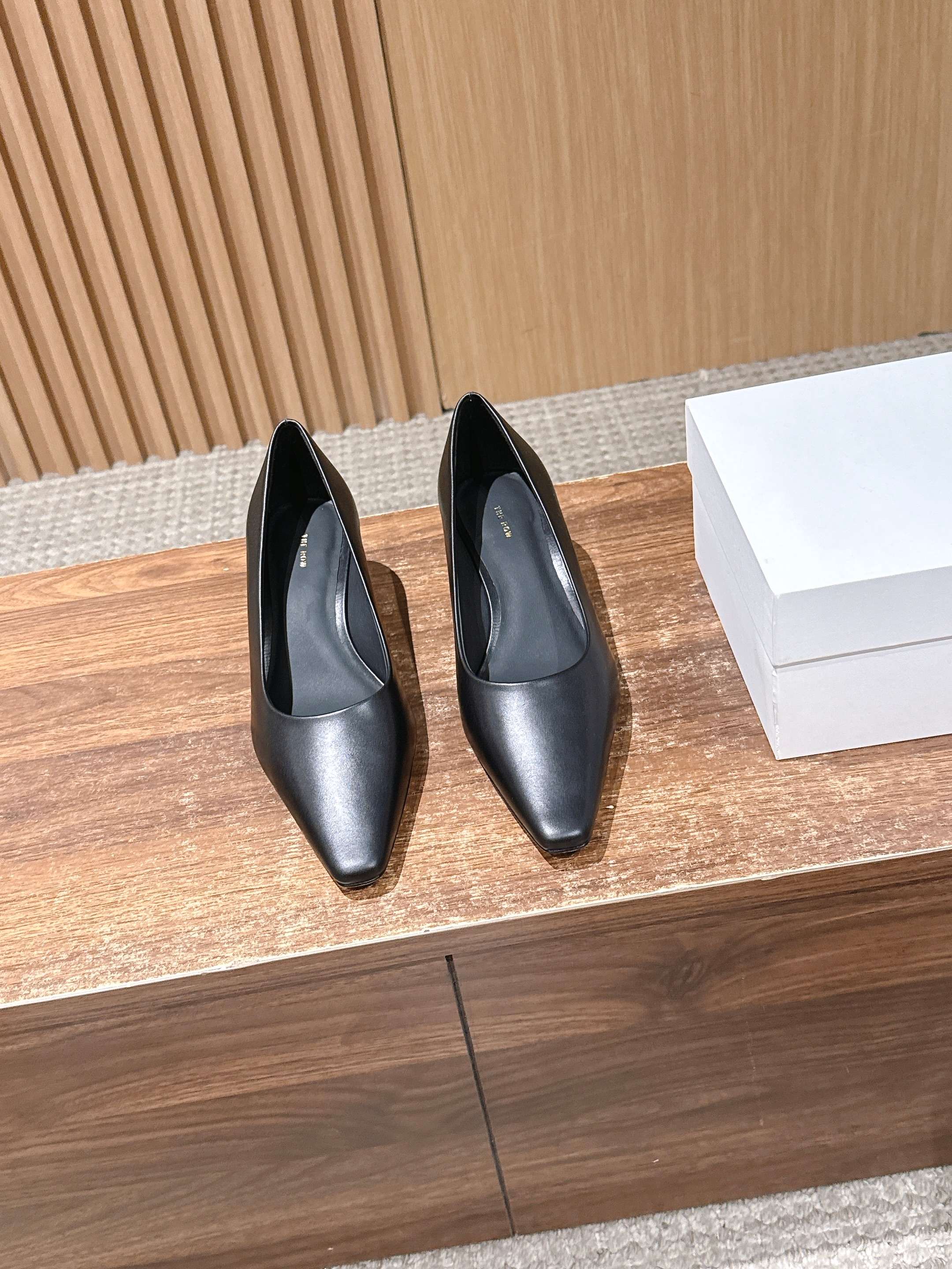 NO:723898,[Made in Dongguan] The Row's latest spring and summer new small square toe retro elegant cat heels. The row's new products attract the attention of fashionistas every season. These small heels have the same minimalist style design as always. They are simple, elegant and intellectual, with full lines and casual matching with the temperament goddess. The gold heel height is 5cm, which is just comfortable and not tiring for walking. The upper is imported calfskin/suede. The lining is imported grain mixed sheepskin. The sole is imported genuine leather, the forefoot is TPU and the heel is injected.  Heel height 5cm, size 35/36/37/38/39/40 (40 non-refundable), single shoes, cowhide, sheepskin, gold, Leather soles19860909【莞产】The Row最新春夏新款小方头复古优雅猫跟鞋 the row每一季新品都吸引着时髦精的注意,这款小跟鞋一如既往的极简风设计,简洁大气优雅知性,线条感十足,随性搭配气质女神,黄金跟高5cm刚好舒适行走不累 鞋面进口胎小牛皮/反绒皮 内里垫脚进口粒面混种羊皮 鞋底进口真皮大底前掌tpu射出层皮跟 跟高5cm 尺码35/36/37/38/39/40（40不退换）,单鞋,cowhide,sheepskin,gold,Leather soles,Women's Shoes