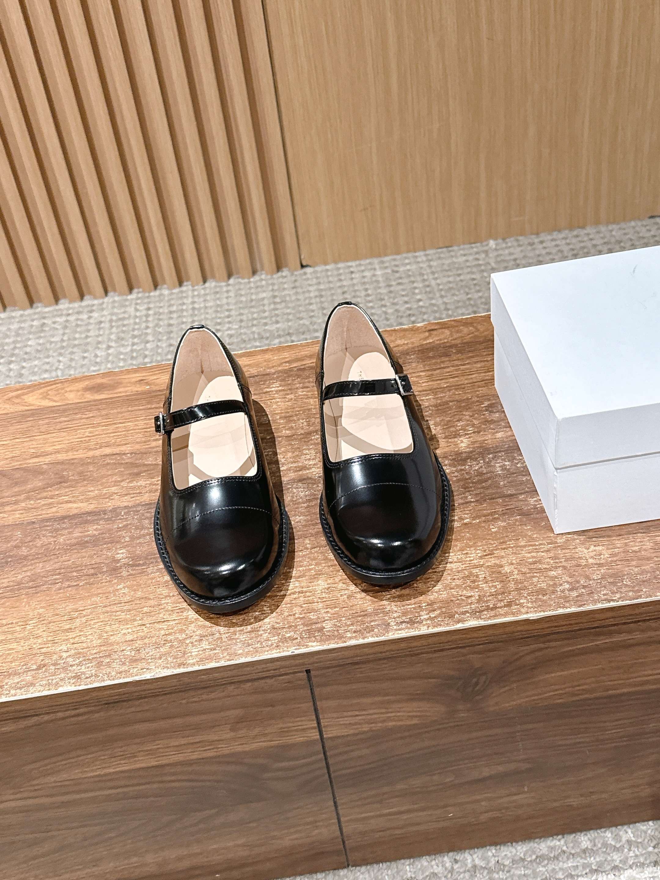 NO:723895,[Produced in Guan] The Row’s latest square-heeled college-style Mary Jane shoes. It is said that these are the most beautiful Mary Jane shoes of the year. They have French elegance online, high-end and fashionable, salty or sweet, artistic and elegant!  Whether paired with a short skirt and shorts and casual pants, or a short skirt and a windbreaker in autumn and winter, it is a perfect sense of luxury, full of femininity, and the gold heel is not tiring to wear. It is a piece that can be worn in all seasons, easy to wear and good-looking, a global classic of Feng Mo. The soft and delicate sheepskin fabric makes this Mary Jane immediately unique and very textured. The heel height is about 3cm. Upper: imported open-edge beaded cowhide. Inner foot pads. Imported full-grain mixed sheepskin. Outsole:  Imported Italian double-layer leather sole forefoot Tpu injection molding combination outsole genuine leather bag heel 3cm Size 35/36/37/38/39/40 (40 non-refundable), mary jane, mary jane, skirts, shorts, cowhide, sheepskin, gold19860909【莞产】The Row 最新款方跟学院风玛丽珍单鞋 据说这是本年度最美丽的玛丽珍奶,法式优雅气质在线、高级又时髦,可盐可甜,文艺又气质！无论是搭配短裙配短裤休闲裤,还是秋冬配短裙配风衣,都是妥妥的高级感,女人味爆满,黄金跟高穿着不累 四季可穿的单品,好穿又好看,风魔全球经典著作,柔软细腻羊皮面料让这款玛丽珍立马变得与众不同,非常的有质感. 跟高大约3cm 鞋面: 进口开边珠牛皮 内里垫脚 进口全粒面混种羊皮 大底: 进口意大利双层皮底前掌Tpu注塑组合大底真皮包跟3cm 尺码35/36/37/38/39/40（40不退换）,玛丽珍,mary jane,skirts,shorts,cowhide,sheepskin,gold,Women's Shoes