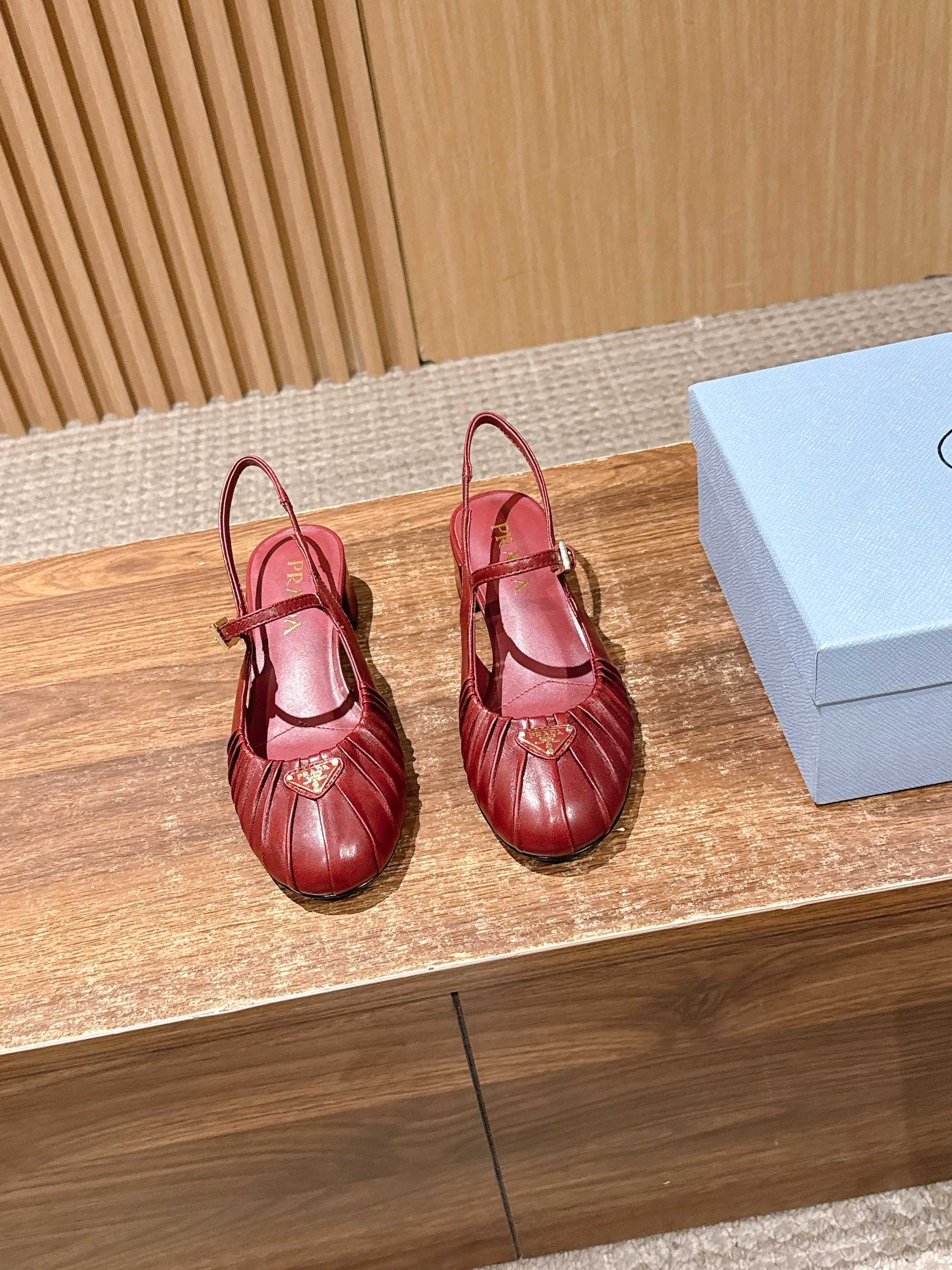 NO:723888,PRADA 26WF early spring new product retro triangular logo pleated block heel Mary Jane shoes. When the classic genes of Milan 1913 meet the retro wave, this pair of Mary Jane shoes use the triangle logo as the key to unlock the cross-century fashion code. The inverted triangle logo with enamel texture is engraved with the brand's origin. The three-dimensional luster of architectural aesthetics flows through the upper. The natural wrinkle texture is like the gentle traces of time. The thick heel design retains the innocence of Mary Jane shoes.  The round toe line modifies the foot shape, and the one-line strap outlines the soft arc of the instep. Whether it is a gentle date with a knitted skirt or a commuting scene with a windbreaker and straight pants, it can break the dullness with a retro texture, allowing every step to strike a balance between elegance and practicality. Made of original custom leather, the lining of the toes is all sheepskin, and the genuine leather outsole  Size35-39 (40/41 customized, non-returnable), loafers and sandals, prada, prada, loafers, sandals, mary jane, skirts, sheepskin, Leather soles19860909PRADA 普拉达26WF早春新品复古 三角标褶皱粗跟玛丽珍鞋 当米兰1913的经典基因邂逅复古浪潮 这双玛丽珍鞋以三角徽标为钥 解锁跨世纪的时髦密码. 珐琅质感的倒置三角标镌刻品牌溯源 在鞋面流转着建筑美学的立体光泽 自然褶皱肌理如时光沉淀的温柔痕迹 粗跟设计 既保留玛丽珍鞋的天真感 圆头线条修饰脚型 一字带勾勒脚背柔弧 无论是搭配针织裙的温柔约会 还是风衣配直筒裤的通勤场景 都能以复古质感打破沉闷 让每一步都踩在优雅与实穿的平衡点上. 采用原版定制皮料 内里踮脚均为羊皮 真皮大底 Size35-39（40/41定制不退换）,乐福鞋凉鞋,prada,prada,loafers,sandals,mary jane,skirts,sheepskin,Leather soles,Women's Shoes