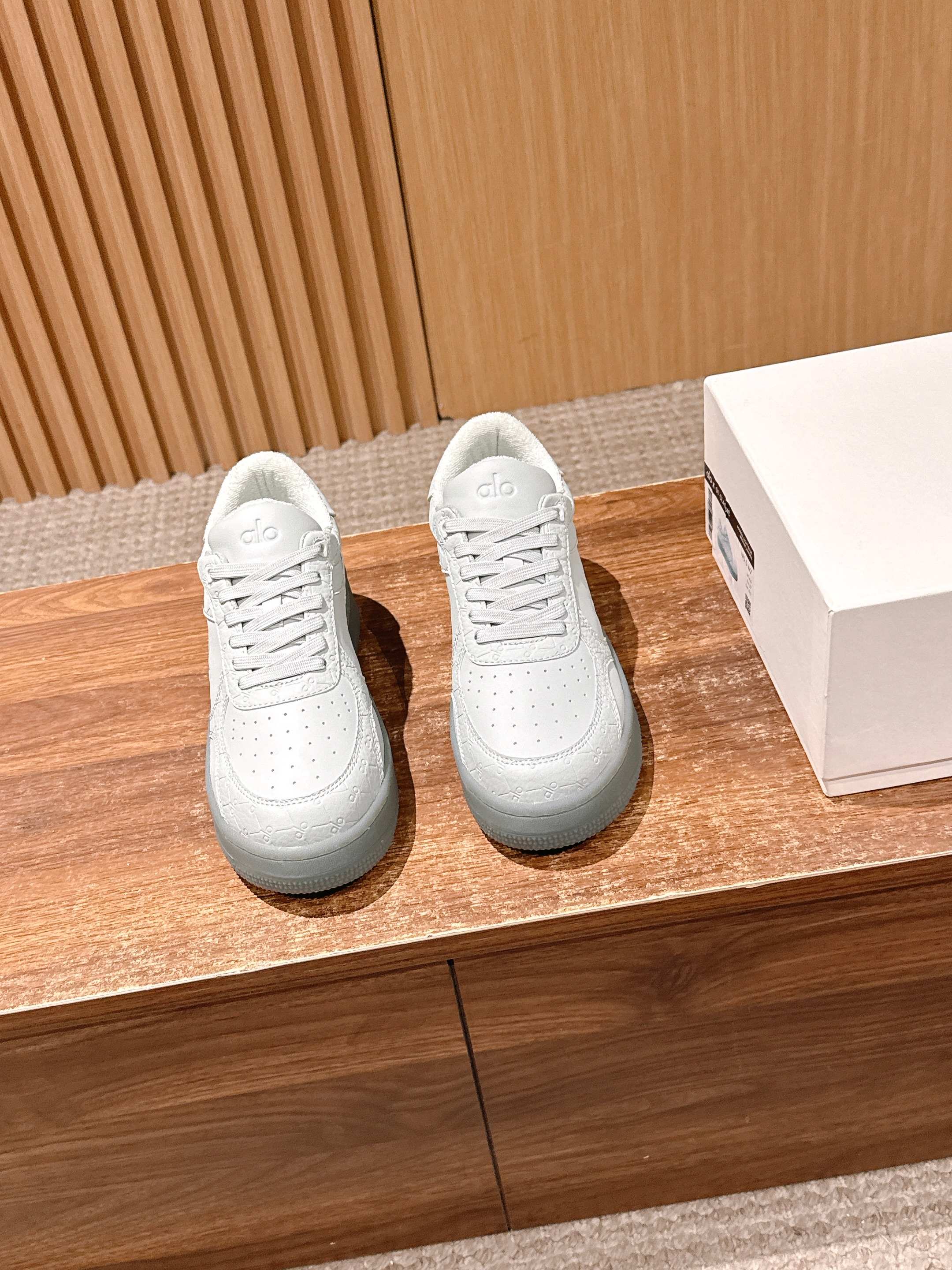 NO:723868,ALO 2026 Spring and Summer New White Shoes Thick Sole Comfortable Casual Style ALO understands girls better than Nike!  Super versatile on the feet!  And super comfortable!  It’s a thick-soled model but not heavy on the feet at all!  Very light!  It looks even better with socks!  And it’s the same model recommended by celebrities~the upper toes are taller and the legs are slimmer!  It’s super suitable for us little girls ~ The overall shoe also has a classic color-blocking and contrasting design with a delicate leather texture on the upper!  !  Material cowhide, lining sheep lining, outsole pure natural rubber outsole Size#35-40 (40 customization is not returnable), casual shoes/sports shoes, sneakers, cowhide19860909ALO 2026春夏新款小白鞋厚底舒适休闲款 alo比耐克更懂女生！上脚超级百搭！而且超级舒适！是厚底款但是上脚一点都不沉重！ 非常轻便！套上袜套搭配更好看！而且还是明星同款推荐～上脚增高显腿细！ 超级适合我们小个子女生～鞋子整体也是经典的拼色撞色设计搭配鞋面细腻的真皮纹路肌理感！！ 材质牛皮 内里羊里 大底纯天然橡胶大底 Size#35-40（40定制不退换）,休闲鞋/运动鞋,sneakers,cowhide,Women's Shoes