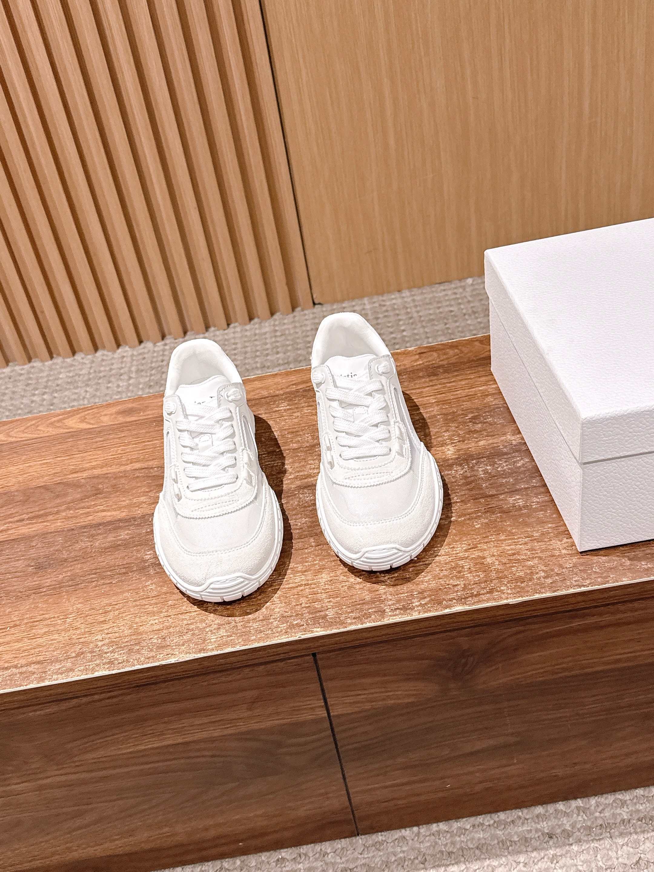 NO:723874,[Made in Dongguan] DIOR Tech Dior's new hollow mesh breathable sports and casual shoes Tech is newly launched, with exquisite color matching and autumn and winter atmosphere ~ This sports shoe is a new product of the 2026 early spring ready-to-wear series, with fashionable details, highlighting retro aesthetics. The upper of cow leather and suede cow leather is paired with transparent mesh fabric side splicing, and the heel and tongue are embellished with the ChristianDior Paris logo. The textured same-tone Dior logo sole adds a high-end style.  Upper material fabric, cow leather split leather, Christian Dior Paris logo on the heel and tongue. Textured Dior logo rubber sole embellished with Christian Dior's lucky star symbol!  Size 35/36/37/38/39/40 (40 non-returnable), casual shoes/sports shoes, dior, dior, sneakers, cowhide19860909【莞产】DIOR Tech 迪奥 新款镂空网纱透气 运动休闲鞋 Tech全新上线,精美配色,秋冬氛围款～这款 运动鞋是二零二六早春成衣系列新品,搭配时尚细节,彰显复古美学.牛皮革和绒面牛皮革鞋面,搭配透明网眼织物侧面拼接,后跟和鞋舌点缀以 ChristianDior Paris 标志.富有纹理的同色调 Dior 标志鞋底增添高订风范. 帮面材质织物,牛剖层革,牛皮革后跟和鞋舌饰以 Christian Dior Paris 标志 富有纹理的 Dior 标志橡胶鞋底饰以 Christian Dior 的幸运星符号！ 尺码35/36/37/38/39/40（40不退换）,休闲鞋/运动鞋,dior,dior,sneakers,cowhide,Women's Shoes