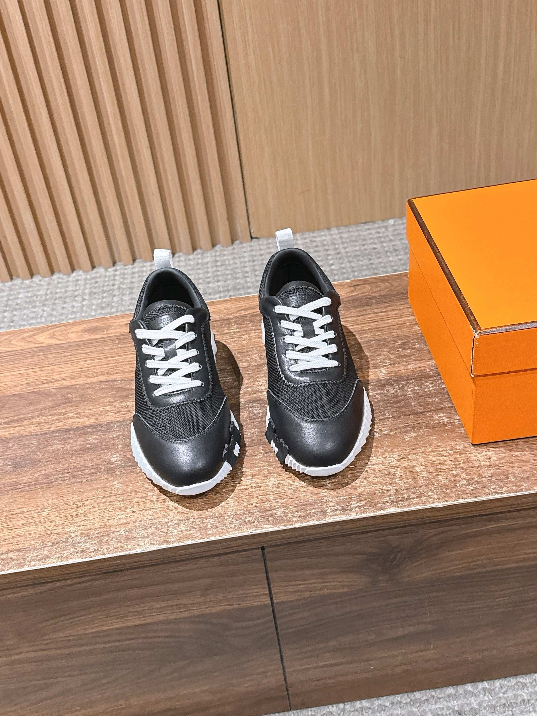 NO:723880,Men's HERMES Bouncing#Hermes couple's casual shoes knitted, calfskin and suede goatskin sneakers. The lightweight sole is decorated with contrasting patterns to create a versatile fashion style. Original open molded outsole Size women's size 35-39/40 custom-made Men's size 39-44/45 custom-made, casual shoes/sneakers, hermes, hermes, sneakers, cowhide, sheepskin, chamois leather19860909男 HERMES Bouncing#爱马仕情侣款休闲鞋 针织、小牛皮和麂皮山羊皮运动鞋. 轻盈鞋底装饰撞色图案,打造百搭时尚风格. 原版开模大底 Size女码35-39 /40定做 男码39-44 /45定做,休闲鞋/运动鞋,hermes,hermes,sneakers,cowhide,sheepskin,chamois leather,Women's Shoes