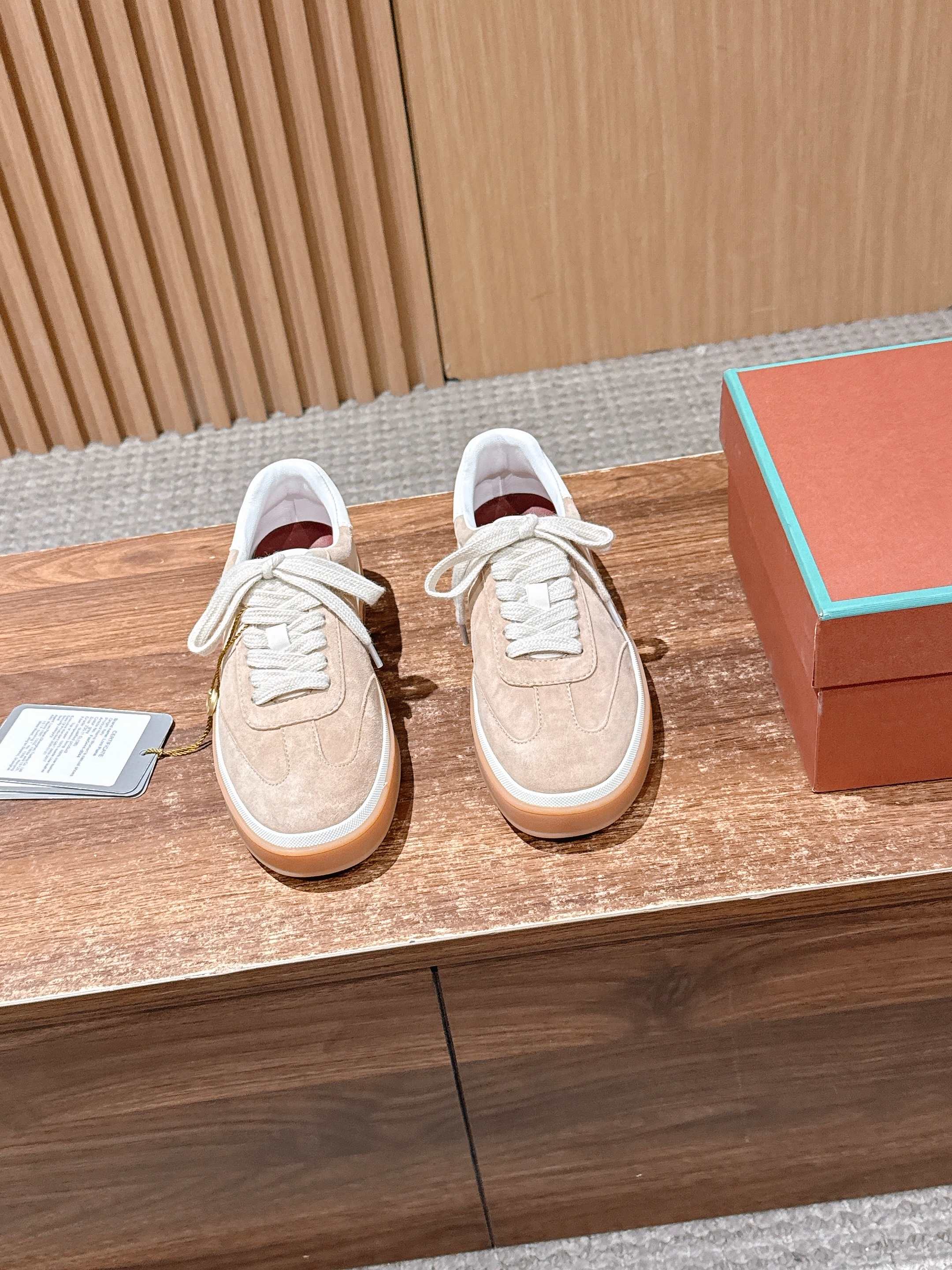 NO:723884,[Made in Guangzhou] Loro Piana #诺yo Piana old money style low-top casual white sneakers and tennis shoes. Sports shoe styles made of soft cowhide. The breathable properties and flexible texture of natural materials make the shoes both functional and comfortable. The high-quality metal-free tanning and tumbling process highlights the natural texture of the leather, and the camel-colored soles and white rubber trim create a double-sole effect, making it also a daily shoe, easily creating a lazy and casual style!  Size 35-39/40 order, casual shoes/sports shoes, loro piana, sneakers, cowhide19860909【莞产】Loro Piana#诺悠翩雅老钱风低帮休闲小白鞋网球鞋 柔软牛皮制成的运动鞋款式,天然材料的透气属性与柔韧质感,让球鞋兼具功能性与舒适性.高质量的无金属鞣制和翻滚工艺,凸显了皮革的天然纹理,而骆驼色鞋底与白色橡胶饰边营造出的双层鞋底效果,使其也可作为日常鞋履,轻松打造慵懒休闲风格！Size35-39/40订,休闲鞋/运动鞋,loro piana,sneakers,cowhide,Women's Shoes