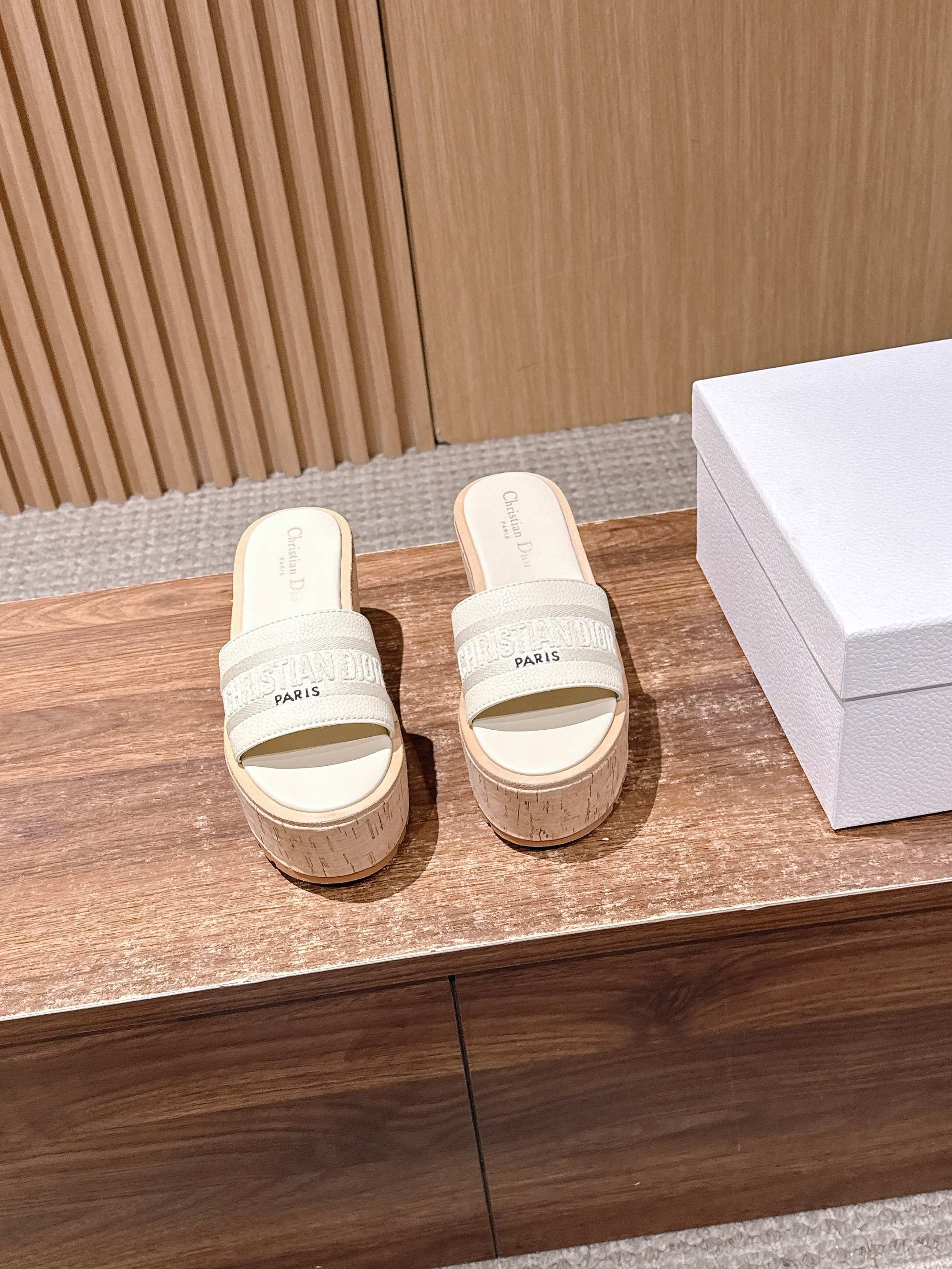 NO:723883,Christian Dior Dior's new wood-grain thick-soled wedge slippers. D's thick-soled slippers are simple and elegant, with pebbled cowhide upper and 3D embroidered 'ChristianDior' logo, full of brand feel. The thick-soled design is taller and more comfortable, suitable for long-term wear. The soles are non-slip and are OK for daily outings or vacations! The white color is versatile, can be easily worn with skirts and casual pants. It is a must-have item in spring and summer. It is fashionable and practical, and can easily enhance the texture of your outfit.  Size35-39 (40/41/customized, non-refundable), slippers, dior, dior, dior, slippers, skirts, cowhide19860909Christian Dior 迪奥新款木纹厚底坡跟拖鞋 D家厚底拖鞋,简约大气,鞋面荔枝纹牛皮·搭配3d刺绣'ChristianDior'标志,品牌感满满.厚底设计增高又舒适,适合长时间穿着.鞋底防滑,日常出街或度假都很OK!白色百搭,裙装休闲裤都能轻松驾驭,春 夏季节必备单品,时尚又实用,轻松提升穿搭质感 Size35-39（40/41/定做不退换),拖鞋,dior,dior,dior,slippers,skirts,cowhide,Women's Shoes