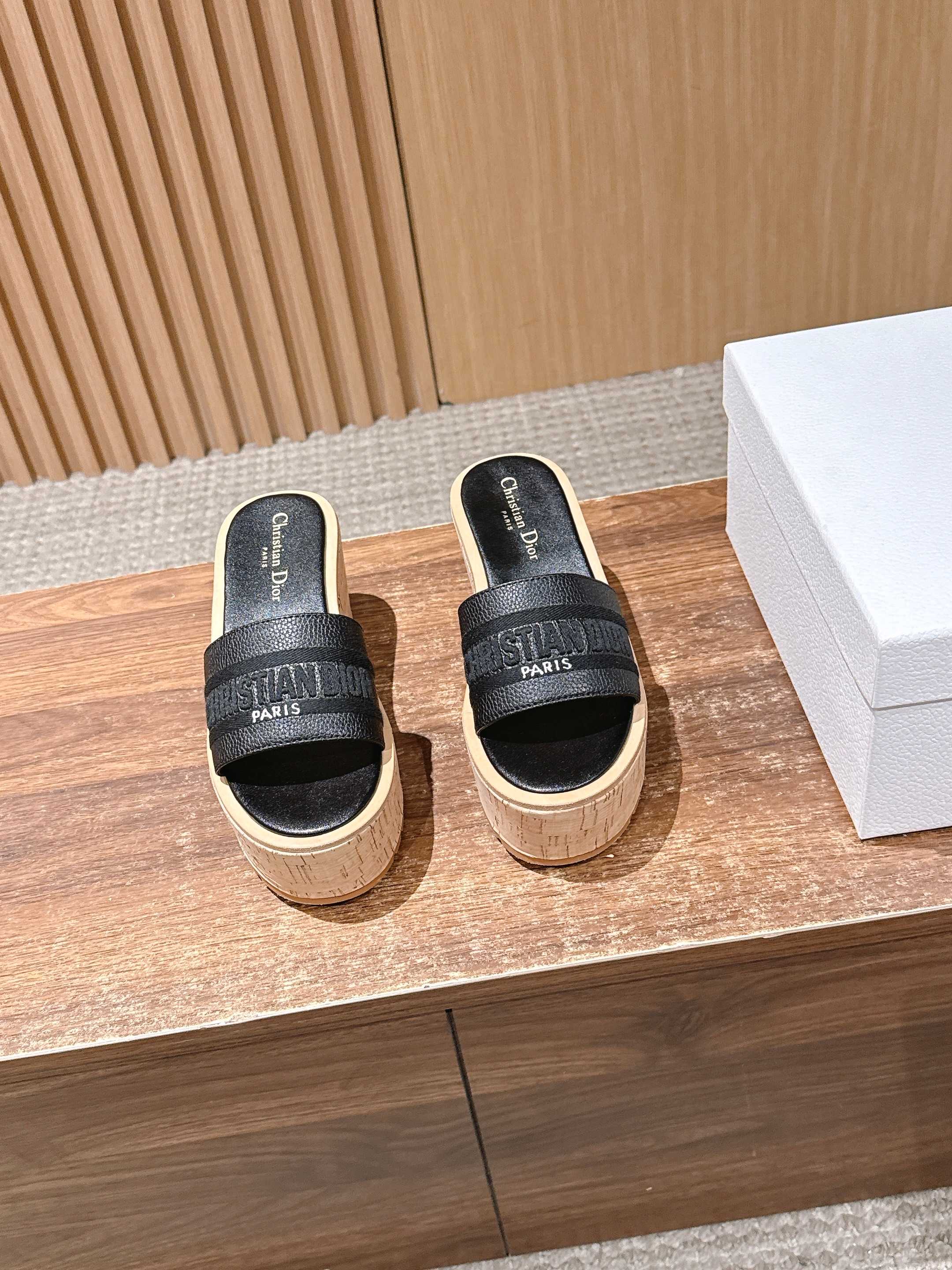 NO:723887,Christian Dior Dior's new wood-grain thick-soled wedge slippers. D's thick-soled slippers are simple and elegant, with pebbled cowhide upper and 3D embroidered 'ChristianDior' logo, full of brand feel. The thick-soled design is taller and more comfortable, suitable for long-term wear. The soles are non-slip and are OK for daily outings or vacations! The white color is versatile, can be easily worn with skirts and casual pants. It is a must-have item in spring and summer. It is fashionable and practical, and can easily enhance the texture of your outfit.  Size35-39 (40/41 customized, non-returnable), slippers, dior, dior, dior, slippers, skirts, cowhide19860909Christian Dior 迪奥新款木纹厚底坡跟拖鞋 D家厚底拖鞋,简约大气,鞋面荔枝纹牛皮·搭配3d刺绣'ChristianDior'标志,品牌感满满.厚底设计增高又舒适,适合长时间穿着.鞋底防滑,日常出街或度假都很OK!白色百搭,裙装休闲裤都能轻松驾驭,春 夏季节必备单品,时尚又实用,轻松提升穿搭质感 Size35-39（40/41定做不退换),拖鞋,dior,dior,dior,slippers,skirts,cowhide,Women's Shoes