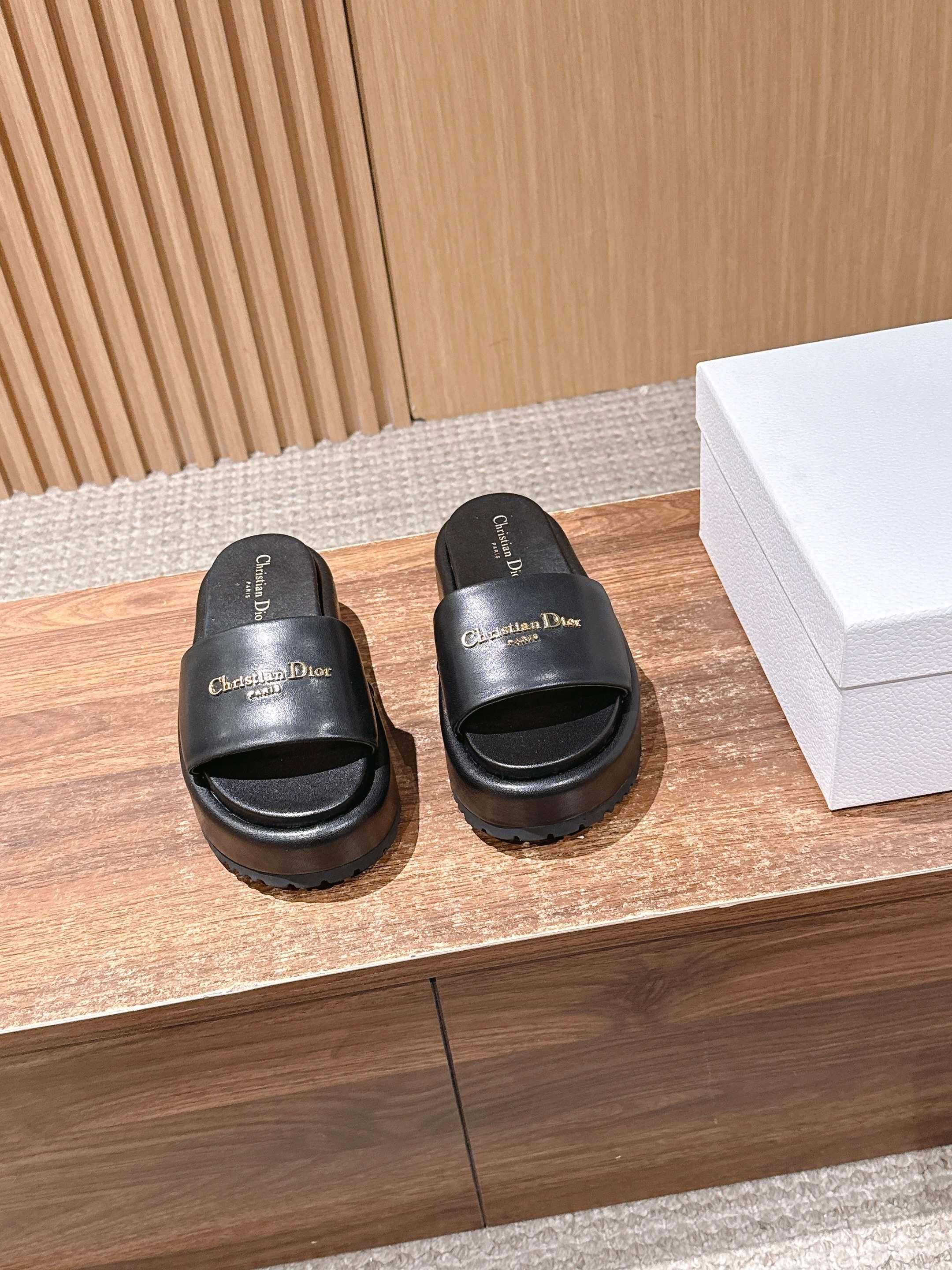 NO:723891,CHRISTIAN DIOR Dior's new thick-soled platform slippers. D's thick-soled slippers are simple and elegant. The upper is made of smooth leather and is matched with a golden 'ChristianDior' logo. It has a full sense of brand. The thick-soled design is taller and more comfortable, suitable for long-term wear. The soles are non-slip and are OK for daily outings or vacations! The white color is versatile and can be easily worn with skirts and casual pants. It is a must-have item in spring and summer. It is fashionable and practical, and can easily enhance the quality of your outfit.  Size35-39 (40/41/42 customized, non-returnable), slippers, dior, dior, dior, slippers, skirts19860909CHRISTIAN DIOR 迪奥新款厚底松糕拖鞋 D家厚底拖鞋,简约大气,鞋面为光滑皮革,搭配金色'ChristianDior'标志,品牌感满满.厚底设计增高又舒适,适合长时间穿着.鞋底防滑,日常出街或度假都很OK!白色百搭,裙装休闲裤都能轻松驾驭,春夏季节必备单品,时尚又实用,轻松提升穿搭质感 Size35-39（40/41/42定做不退换),拖鞋,dior,dior,dior,slippers,skirts,Women's Shoes