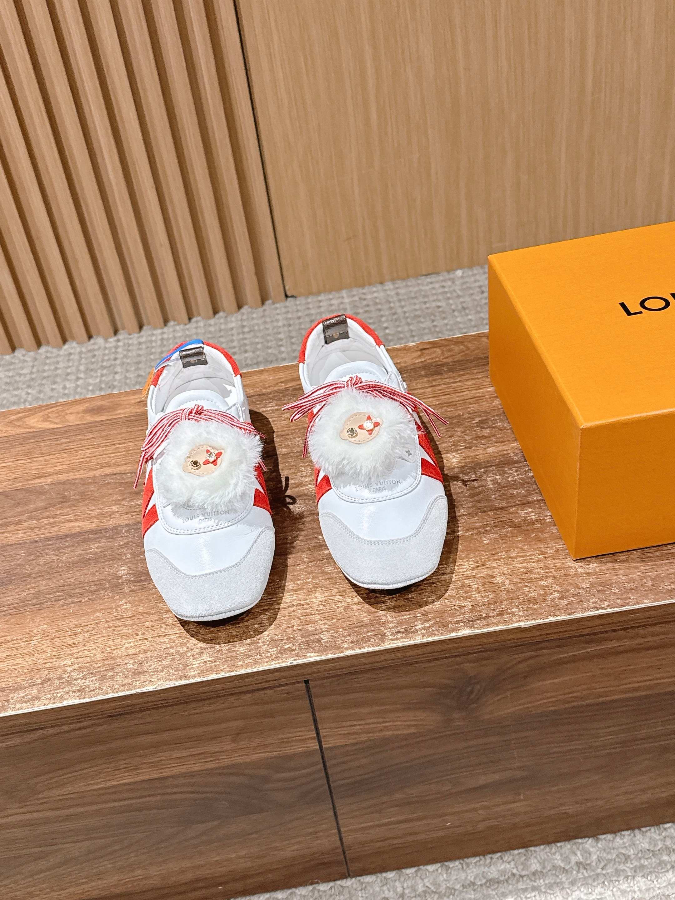 NO:723860,[Fasteners] LOUIS VUITTON donkey brand sneakers have been very popular recently! Brand spokesperson Song Qian, Zhou Dongyu, brand ambassador Zhong Chuxi, Ouyang Nana, Jin Chen, actors Zhuang Dafei, Xu Ruohan, Shen Yujie, Zhang Chuwen, and track and field athlete Wu Yanni have all stepped up to perform the dynamic sports trend. This pair of shoes combines the design of sports shoes with modern ballet flat shoes, with smooth lines and full of lightness and movement. Function and fashion are perfectly combined to perfectly interpret the minimalist sports style. Whether it is daily casual or elaborate dressing, it can be easily adapted, Sacchetto The flexible soles made with craftsmanship bring you a great feeling on your feet. The shoe body is equipped with Louis Vuitton's iconic elements such as the Monogram pattern, which instantly adds style and attracts countless eyes. Want to make your outfit more exciting? You’re right to choose it! Size female size 35-42 (40/41/42 customized, non-refundable) Male size +50 39-45 (44/45 customized, non-refundable), casual shoes/sports shoes, louis vuitton, louis vuitton, louis vuitton, flats, sneakers19860909【扣件】LOUIS VUITTON 驴牌运动鞋近来热度居高不下！品牌代言人宋茜周冬雨,品牌大使钟楚曦欧阳娜娜金晨,演员庄达菲徐若晗沈羽洁张楚文,田径运动员吴艳妮纷纷上身,演绎活力运动风潮  这双鞋将运动鞋与现代芭蕾平底鞋的设计相融合,线条流畅,尽显轻盈动感.功能与时尚完美结合,完美诠释极简运动风.无论是日常休闲,还是精心装扮,它都能轻松适配,Sacchetto 工艺打造的柔韧鞋底,带来超棒脚感.  鞋身带有 Monogram 图案等路易威登标志性元素,格调瞬间拉满,吸睛无数.想让穿搭更出彩？选它准没错！ Size女码35-42（40/41/42定做不退换） 男码＋50 39-45（44/45定做不退换）,休闲鞋/运动鞋,louis vuitton,louis vuitton,louis vuitton,flats,sneakers,Women's Shoes