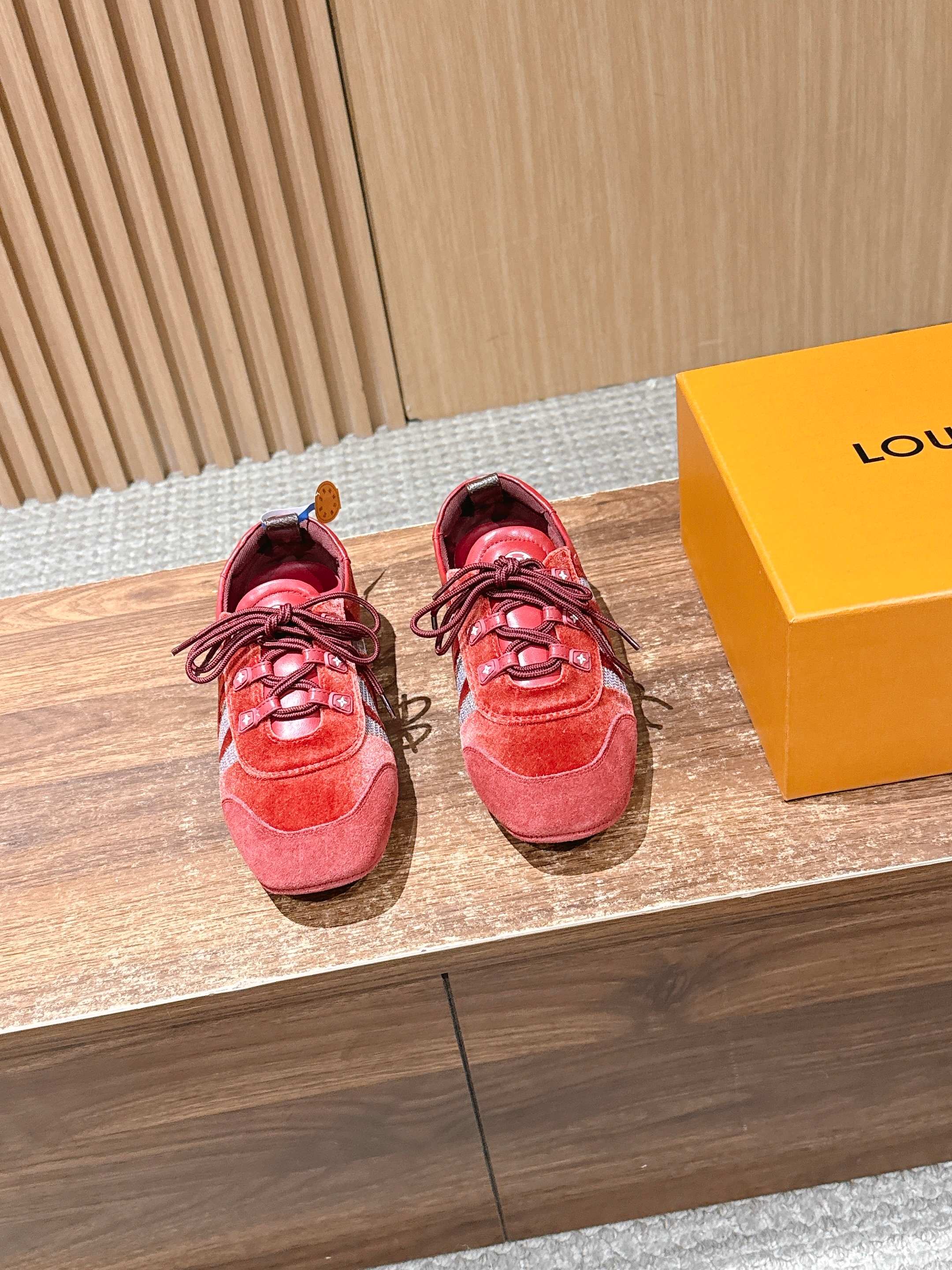 NO:723867,LOUIS VUITTON donkey brand sneakers have been very popular recently! Brand spokesperson Song Qian, Zhou Dongyu, brand ambassador Zhong Chuxi, Ouyang Nana, Jin Chen, actors Zhuang Dafei, Xu Ruohan, Shen Yujie, Zhang Chuwen, and track and field athlete Wu Yanni have all stepped up to perform the dynamic sports trend. This pair of shoes combines the design of sports shoes with modern ballet flat shoes, with smooth lines and full of lightness and movement. Function and fashion are perfectly combined to perfectly interpret the minimalist sports style. Whether it is daily casual or elaborate dressing, it can be easily adapted, Sacchetto The flexible soles made with craftsmanship bring you a great feeling on your feet. The shoe body is equipped with Louis Vuitton's iconic elements such as the Monogram pattern, which instantly adds style and attracts countless eyes. Want to make your outfit more exciting? You’re right to choose it! Size female size 35-42 (40/41/42 customized, non-refundable) Male size +50 39-45 (44/45 customized, non-refundable), casual shoes/sports shoes, louis vuitton, louis vuitton, louis vuitton, flats, sneakers19860909LOUIS VUITTON 驴牌运动鞋近来热度居高不下！品牌代言人宋茜周冬雨,品牌大使钟楚曦欧阳娜娜金晨,演员庄达菲徐若晗沈羽洁张楚文,田径运动员吴艳妮纷纷上身,演绎活力运动风潮  这双鞋将运动鞋与现代芭蕾平底鞋的设计相融合,线条流畅,尽显轻盈动感.功能与时尚完美结合,完美诠释极简运动风.无论是日常休闲,还是精心装扮,它都能轻松适配,Sacchetto 工艺打造的柔韧鞋底,带来超棒脚感.  鞋身带有 Monogram 图案等路易威登标志性元素,格调瞬间拉满,吸睛无数.想让穿搭更出彩？选它准没错！ Size女码35-42（40/41/42定做不退换） 男码＋50 39-45（44/45定做不退换）,休闲鞋/运动鞋,louis vuitton,louis vuitton,louis vuitton,flats,sneakers,Women's Shoes