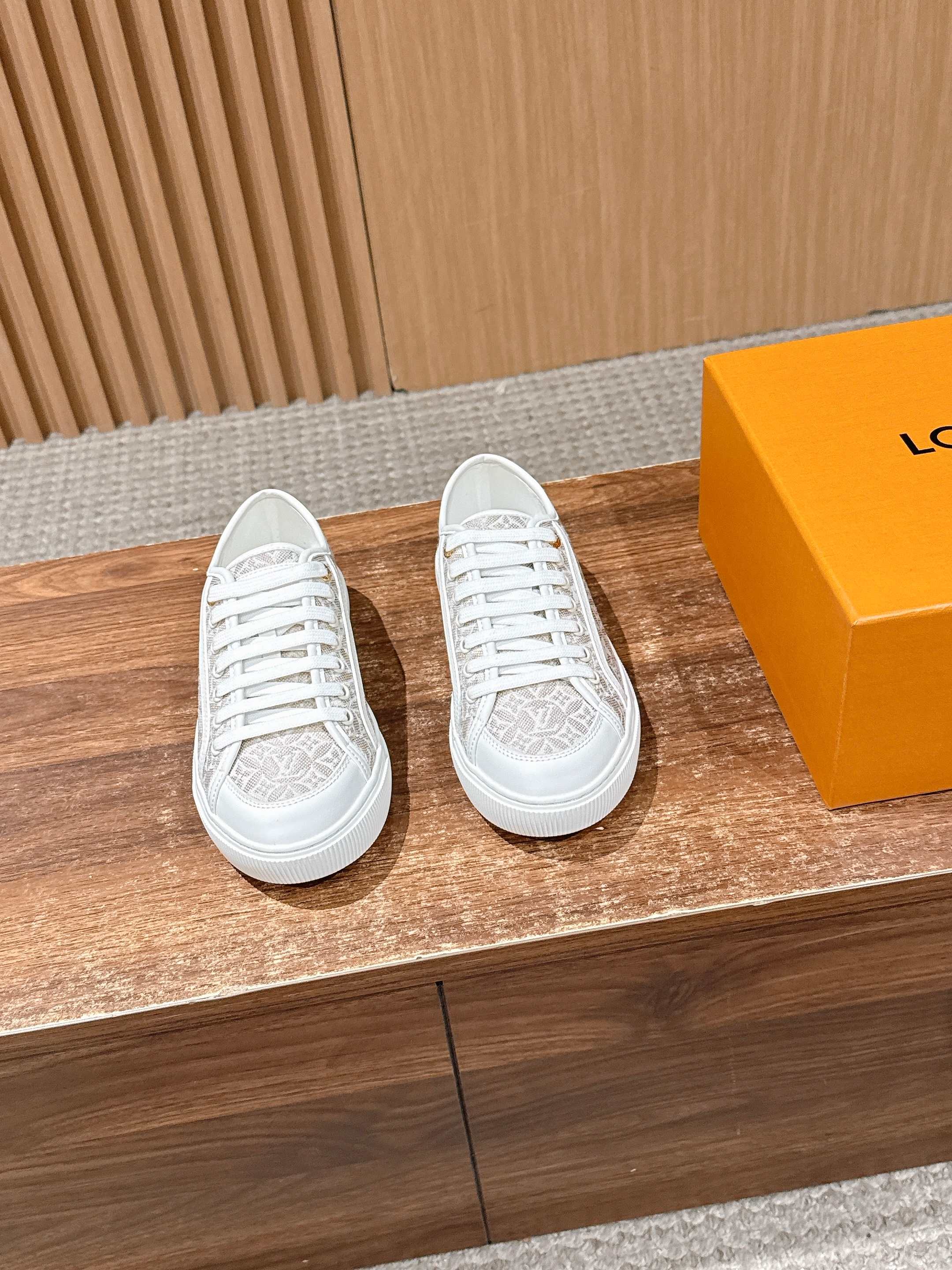 NO:723854,LOUIS VUITTON Louis Vuitton's new spring and summer casual sports sneakers have a youthful atmosphere and are very youthful on the feet!  Comfortable and light on the feet!  The color is also very youthful!  The upper is interspersed with gold jewelry exclusive to LV!  Make the whole shoe more flexible!  The special electro-printed logo on the upper has a sense of design and is super recognizable!  Beautiful and generous!  !  It’s super easy to walk on!  Specific denim surface material, cowhide lining, original molded outsole, Size 35-39 (40/41 customized, non-refundable), casual shoes/sports shoes, louis vuitton, louis vuitton, louis vuitton, sneakers, cowhide19860909LOUIS VUITTON 路易威登春夏新款休闲运动板鞋 具有青春气息的洋溢气息,上脚非常减龄！上脚舒适轻便！颜色也非常青春！鞋面专属于lv的金色饰品穿插！让整个鞋子就更灵动起来！鞋面特殊的电印logo,具有设计感而且也超级具有辨识度！美观又大方！！ 上脚超级好走路！ 特定牛仔布面材质 牛皮里 原版开模大底 Size35-39（40/41定制不退换）,休闲鞋/运动鞋,louis vuitton,louis vuitton,louis vuitton,sneakers,cowhide,Women's Shoes