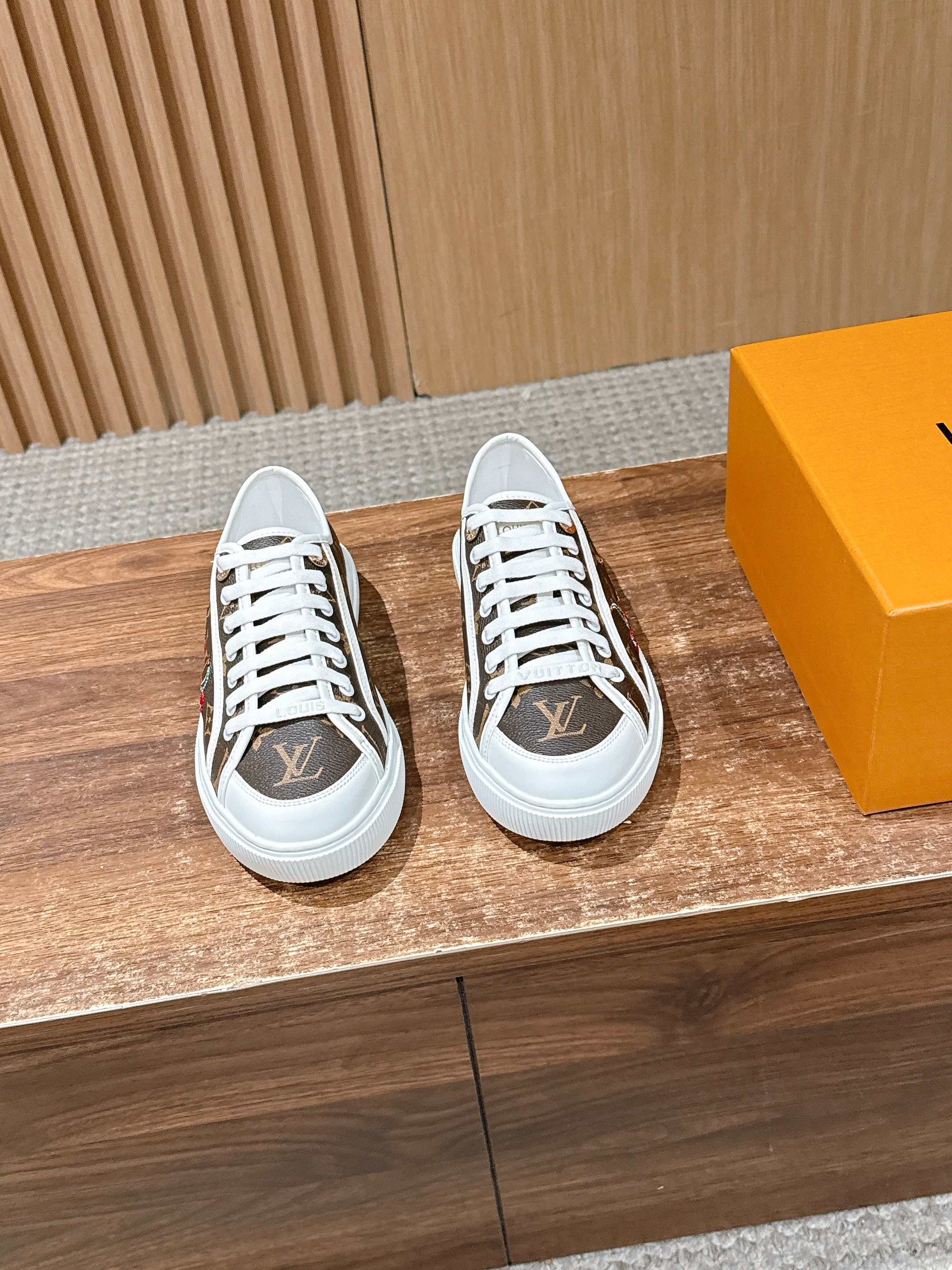 NO:723859,[Print version] LOUIS VUITTON Louis Vuitton's new spring and summer casual sports sneakers have a youthful atmosphere and are very youthful on the feet!  Comfortable and light on the feet!  The color is also very youthful!  The upper is interspersed with gold jewelry exclusive to LV!  Make the whole shoe more flexible!  The special electro-printed logo on the upper has a sense of design and is super recognizable!  Beautiful and generous!  !  It’s super easy to walk on!  Specific denim surface material, cowhide lining, original molded outsole, Size 35-39 (40/41 customized, non-refundable), casual shoes/sports shoes, louis vuitton, louis vuitton, louis vuitton, sneakers, cowhide19860909【打印款】 LOUIS VUITTON 路易威登春夏新款休闲运动板鞋 具有青春气息的洋溢气息,上脚非常减龄！上脚舒适轻便！颜色也非常青春！鞋面专属于lv的金色饰品穿插！让整个鞋子就更灵动起来！鞋面特殊的电印logo,具有设计感而且也超级具有辨识度！美观又大方！！ 上脚超级好走路！ 特定牛仔布面材质 牛皮里 原版开模大底 Size35-39（40/41定制不退换）,休闲鞋/运动鞋,louis vuitton,louis vuitton,louis vuitton,sneakers,cowhide,Women's Shoes