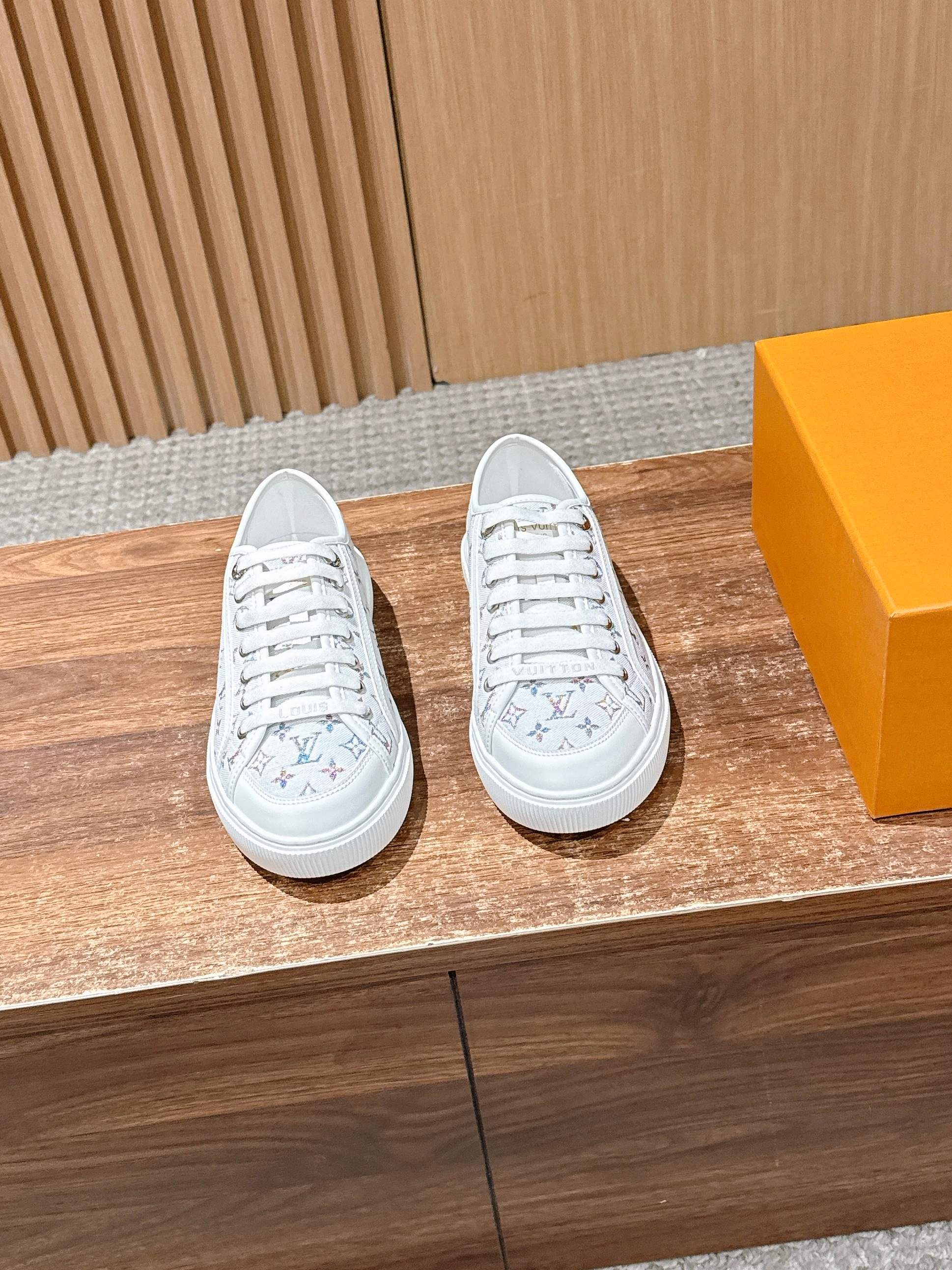 NO:723820,[Printed Cloth] LOUIS VUITTON Louis Vuitton's new spring and summer casual sports sneakers have a youthful atmosphere and are very youthful on the feet!  Comfortable and light on the feet!  The color is also very youthful!  The upper is interspersed with gold jewelry exclusive to LV!  Make the whole shoe more flexible!  The special electro-printed logo on the upper has a sense of design and is super recognizable!  Beautiful and generous!  !  It’s super easy to walk on!  Specific denim surface material, cowhide lining, original molded outsole, Size 35-39 (40/41 customized, non-refundable), casual shoes/sports shoes, louis vuitton, louis vuitton, louis vuitton, sneakers, cowhide19860909【打印布】 LOUIS VUITTON 路易威登春夏新款休闲运动板鞋 具有青春气息的洋溢气息,上脚非常减龄！上脚舒适轻便！颜色也非常青春！鞋面专属于lv的金色饰品穿插！让整个鞋子就更灵动起来！鞋面特殊的电印logo,具有设计感而且也超级具有辨识度！美观又大方！！ 上脚超级好走路！ 特定牛仔布面材质 牛皮里 原版开模大底 Size35-39（40/41定制不退换）,休闲鞋/运动鞋,louis vuitton,louis vuitton,louis vuitton,sneakers,cowhide,Women's Shoes