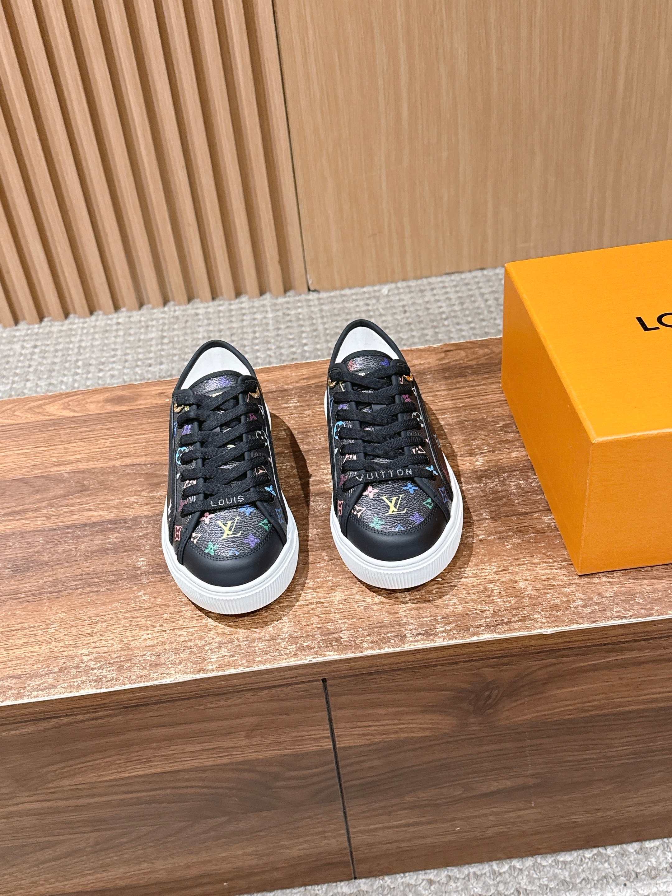 NO:723824,[Print version] LOUIS VUITTON Louis Vuitton's new spring and summer casual sports sneakers have a youthful atmosphere and are very youthful on the feet!  Comfortable and light on the feet!  The color is also very youthful!  The upper is interspersed with gold jewelry exclusive to LV!  Make the whole shoe more flexible!  The special electro-printed logo on the upper has a sense of design and is super recognizable!  Beautiful and generous!  !  It’s super easy to walk on!  Specific denim surface material, cowhide lining, original molded outsole, Size 35-39 (40/41 customized, non-refundable), casual shoes/sports shoes, louis vuitton, louis vuitton, louis vuitton, sneakers, cowhide19860909【打印款】 LOUIS VUITTON 路易威登春夏新款休闲运动板鞋 具有青春气息的洋溢气息,上脚非常减龄！上脚舒适轻便！颜色也非常青春！鞋面专属于lv的金色饰品穿插！让整个鞋子就更灵动起来！鞋面特殊的电印logo,具有设计感而且也超级具有辨识度！美观又大方！！ 上脚超级好走路！ 特定牛仔布面材质 牛皮里 原版开模大底 Size35-39（40/41定制不退换）,休闲鞋/运动鞋,louis vuitton,louis vuitton,louis vuitton,sneakers,cowhide,Women's Shoes