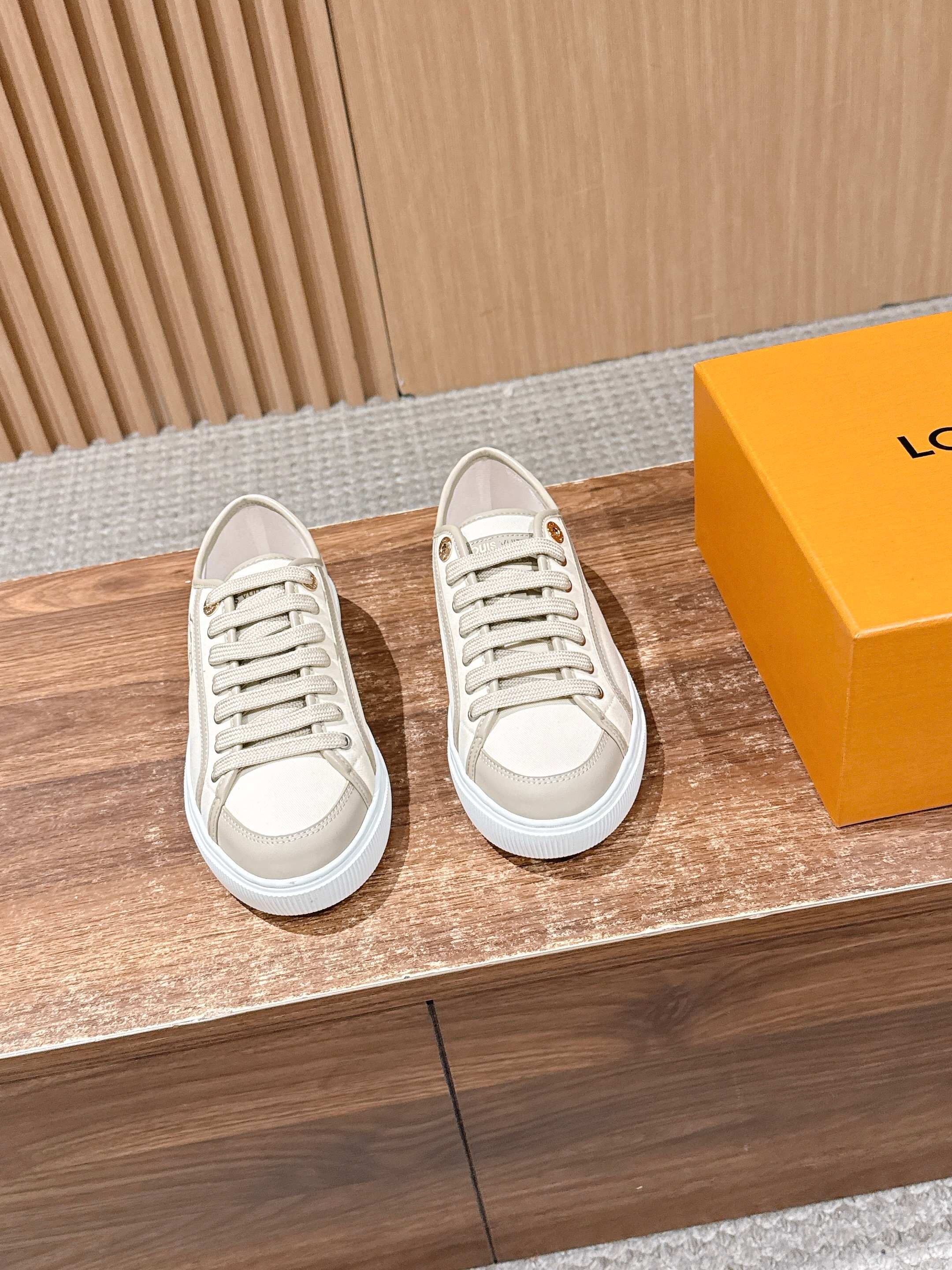 NO:723828,LOUIS VUITTON Louis Vuitton's new embroidered casual sports skateboard shoes have a youthful atmosphere and are very youthful on the feet!  Comfortable and light on the feet!  The color is also very youthful!  The upper is interspersed with gold jewelry exclusive to LV!  Make the whole shoe more flexible!  The special electro-printed logo on the upper has a sense of design and is super recognizable!  Beautiful and generous!  !  It’s super easy to walk on!  Specific denim surface material, cowhide lining, original molded outsole, Size 35-39 (40/41 customized, non-refundable), casual shoes/sports shoes, louis vuitton, louis vuitton, louis vuitton, sneakers, cowhide19860909LOUIS VUITTON 路易威登新款刺绣休闲运动滑板鞋 具有青春气息的洋溢气息,上脚非常减龄！上脚舒适轻便！颜色也非常青春！鞋面专属于lv的金色饰品穿插！让整个鞋子就更灵动起来！鞋面特殊的电印logo,具有设计感而且也超级具有辨识度！美观又大方！！ 上脚超级好走路！ 特定牛仔布面材质 牛皮里 原版开模大底 Size35-39（40/41定制不退换）,休闲鞋/运动鞋,louis vuitton,louis vuitton,louis vuitton,sneakers,cowhide,Women's Shoes