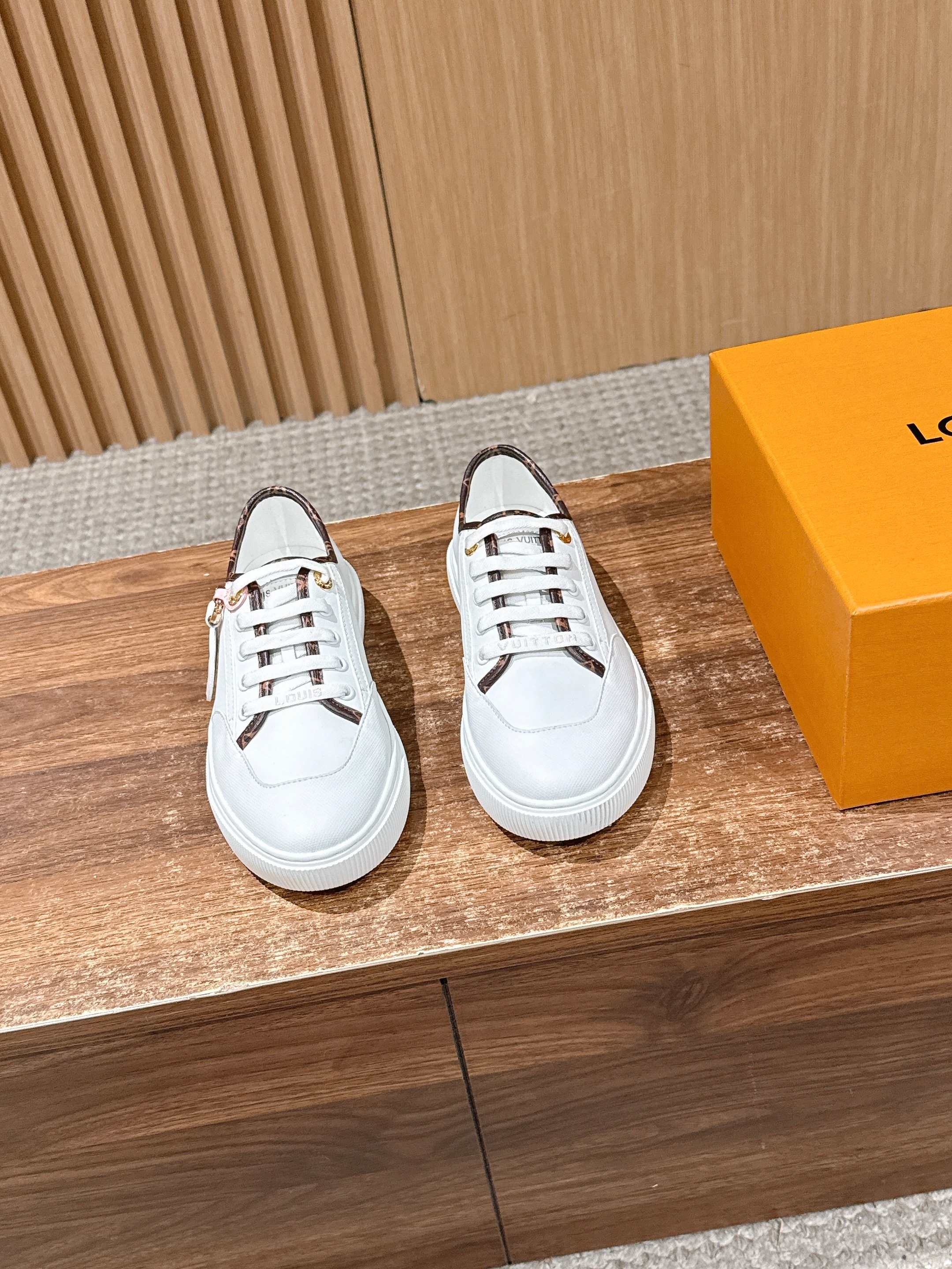 NO:723830,Louis Vuitton's new thick-soled presbyopic retro sports shoes and casual shoes are made of fine calfskin, which is soft and shiny, with good breathability and comfortable to wear. The upper is made of hand-stitched stitching, and the footbed has a built-in cushioning insole, which combines beauty and comfort and is suitable for long walks.  The rubber soles have anti-slip texture, which not only ensures wear resistance, but also improves stability when walking. Whether it is daily commuting, weekend outings or light social occasions, these sneakers can be easily controlled. They are 'universal shoes' that have both appearance and practicality. Upper cowhide leather lining Original open molded outsole Increased by 4cm Size35-39 (40/41 size customization is not returnable), casual shoes/sports shoes, louis  vuitton,louis vuitton,sneakers,cowhide19860909Louis Vuitton 驴牌新款厚底老花复古运动鞋休闲鞋 采用细腻的小牛皮,皮质柔软有光泽,透气性佳,穿着舒适.鞋面采用手工缝线,鞋床内置缓冲鞋垫,兼顾美观与舒适度,适合长时间行走. 橡胶鞋底带有防滑纹路,既保证了耐磨性,又提升了行走时的稳定性.无论是日常通勤、周末出游还是轻社交场合,这几款板鞋都能轻松驾驭,是兼具颜值与实用性的“万能鞋款”. 鞋面牛皮 内里牛皮 鞋底原版开模大底 增高4cm Size35-39（40/41码定制不退换）,休闲鞋/运动鞋,louis vuitton,louis vuitton,sneakers,cowhide,Women's Shoes