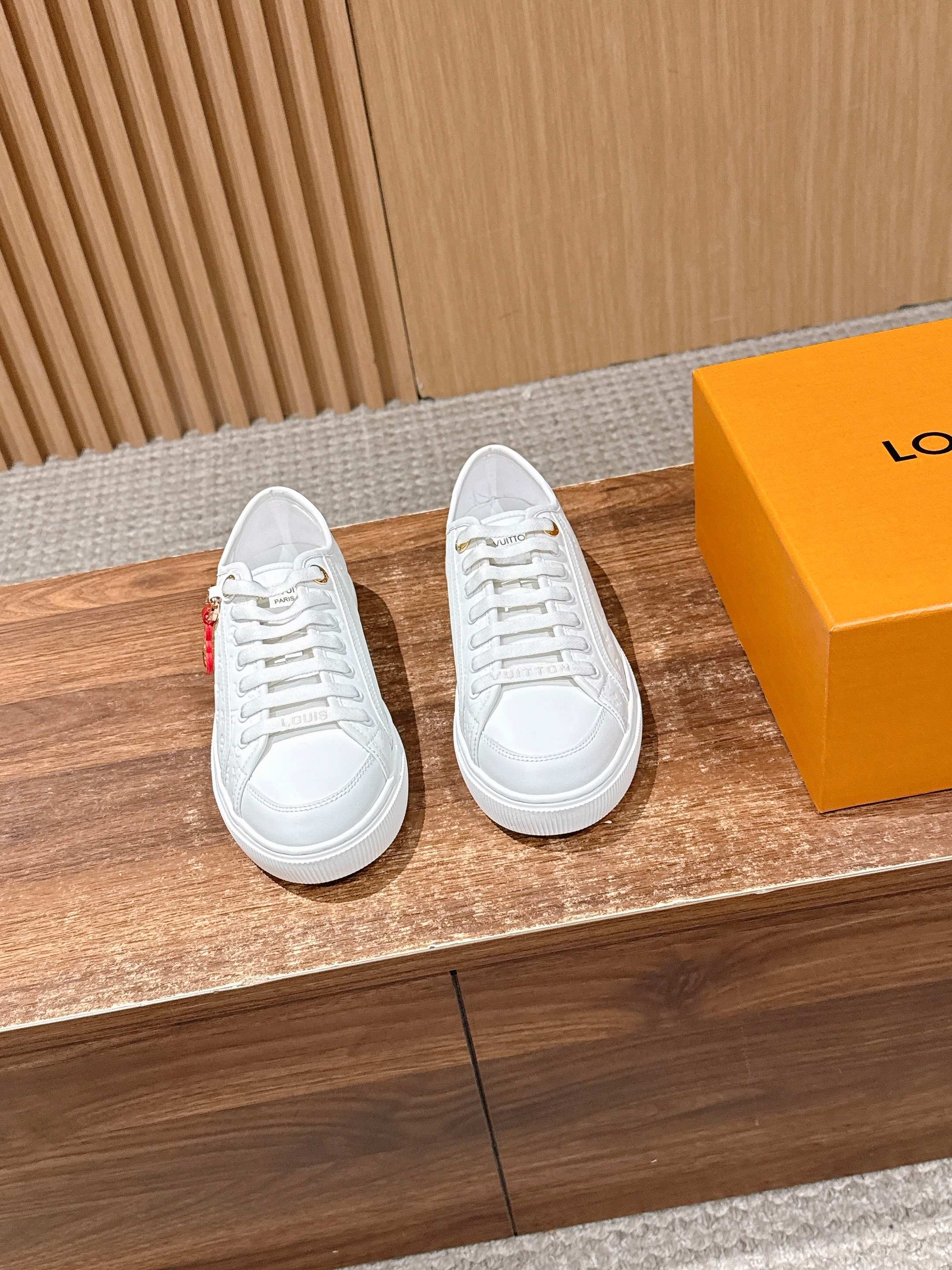 NO:723845,Louis Vuitton's new thick-soled presbyopic retro sports shoes and casual shoes are made of fine calfskin, which is soft and shiny, with good breathability and comfortable to wear. The upper is made of hand-stitched stitching, and the footbed has a built-in cushioning insole, which combines beauty and comfort and is suitable for long walks.  The rubber soles have anti-slip texture, which not only ensures wear resistance, but also improves stability when walking. Whether it is daily commuting, weekend outings or light social occasions, these sneakers can be easily controlled. They are 'universal shoes' that have both appearance and practicality. Upper cowhide leather lining Original open molded outsole Increased by 4cm Size35-39 (40/41 size customization is not returnable), casual shoes/sports shoes, louis  vuitton,louis vuitton,sneakers,cowhide19860909Louis Vuitton 驴牌新款厚底老花复古运动鞋休闲鞋 采用细腻的小牛皮,皮质柔软有光泽,透气性佳,穿着舒适.鞋面采用手工缝线,鞋床内置缓冲鞋垫,兼顾美观与舒适度,适合长时间行走. 橡胶鞋底带有防滑纹路,既保证了耐磨性,又提升了行走时的稳定性.无论是日常通勤、周末出游还是轻社交场合,这几款板鞋都能轻松驾驭,是兼具颜值与实用性的“万能鞋款”. 鞋面牛皮 内里牛皮 鞋底原版开模大底 增高4cm Size35-39（40/41码定制不退换）,休闲鞋/运动鞋,louis vuitton,louis vuitton,sneakers,cowhide,Women's Shoes