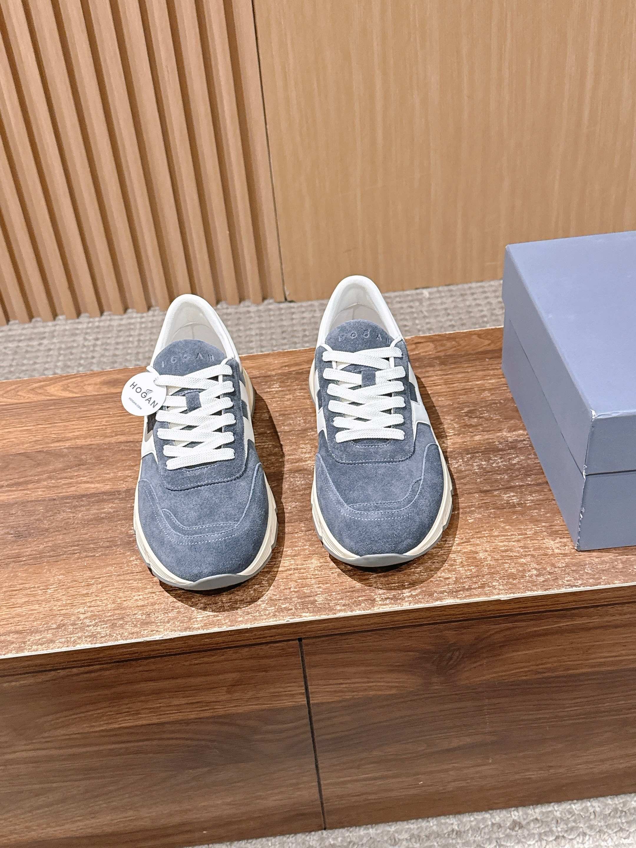 NO:723879,# Men's code only HOGAN Haoge series cloud shoes are popular H color matching technology ~ The exquisite hand-made design of casual sports shoes is integrated with military uniform elements, part-time practical and personalized styling; multiple materials are integrated into colorful creative inspiration, harmonizing the brand's classic and trendy styles, brightening casual daily life; Equipped with memory foam insole cushioning design, light and comfortable, glowing and lightweight, comfortable and diverse styles to wear ~~~  Size39-44 (38/45/46 customized, non-returnable), casual shoes/sports shoes, sneakers19860909#限男码 HOGAN 豪格系列云朵鞋流行 H拼色工艺~休闲运动鞋履精湛手工设计融入军装元素,兼职实用与个性造型感;多元材质融入缤纷创作灵感,调和品牌经典与潮流格调,点亮休闲日常;搭载记忆泡沫内底缓震设计,轻盈舒适,焕呈轻巧,舒适多元化风格穿搭~~~ Size39-44（38/45/46定做不退换）,休闲鞋/运动鞋,sneakers,Women's Shoes