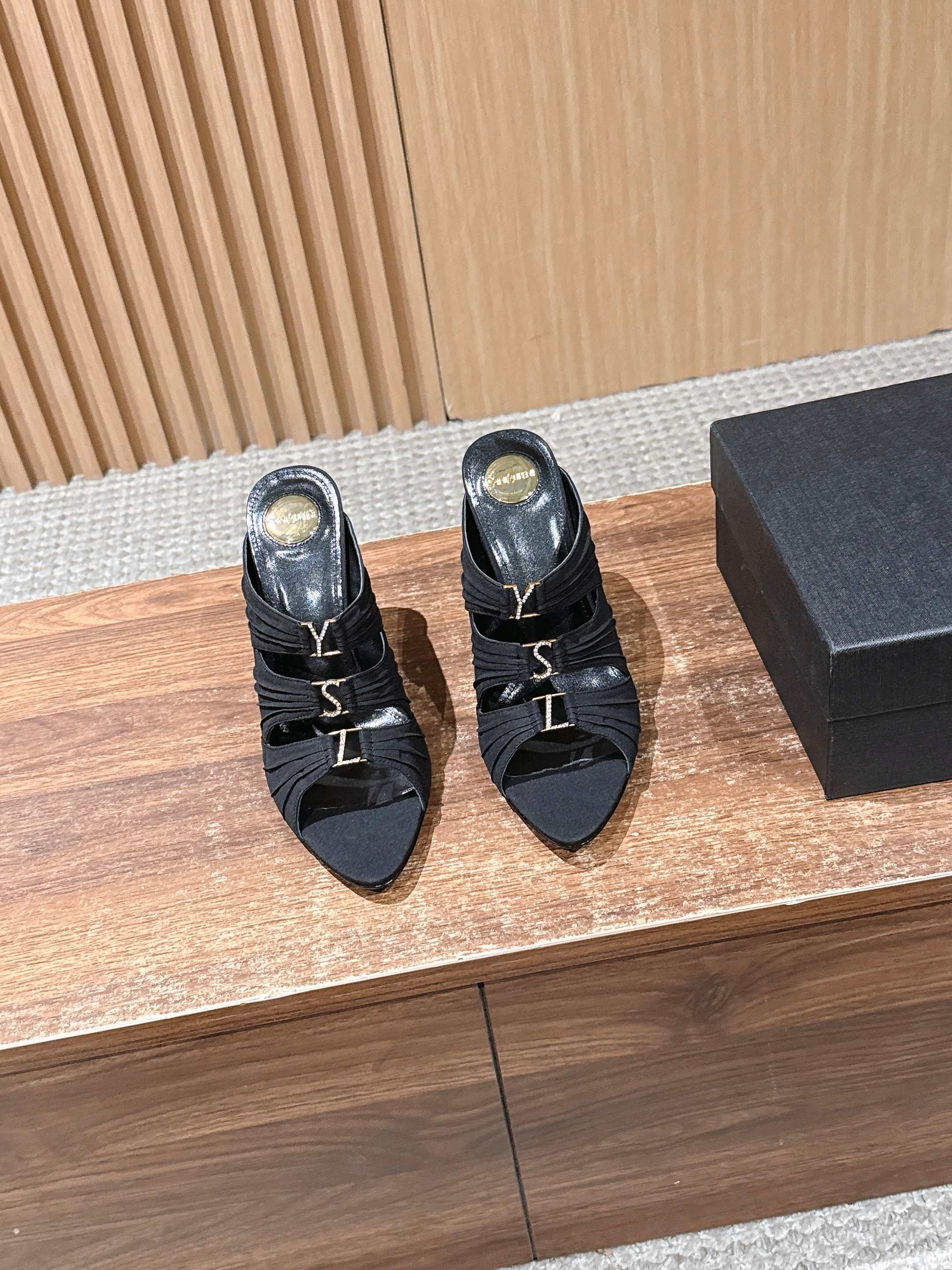 NO:723839,Saint Laurent YSL Logo high-heeled shoes and drag Ysl catwalk style high-heeled shoes. Match them with various small skirts. You don't have to choose the shape of your feet at all. Ysl Logo heels are particularly beautiful!  Under the illumination of the light, the illusion of color appears. It is so beautiful that the whiteness of the upper toes makes people look head-high!  Unleash the infinite elegance and charm and explore more high-heeled shoes!  Fabric silk, lining sheepskin, outsole leather outsole, size 35-39 (customized 40/41), high heels and slippers, saint laurent, saint laurent, saint laurent, high heels, slippers, skirts, sheepskin, real silk, Leather soles19860909Saint Laurent 圣罗兰YSL Logo高跟鞋拖 Ysl走秀款高跟鞋 各种小裙子搭配起来 完全不挑脚型哦 Ysl Logo跟特别好看！在光线的照耀下呈现幻彩 真的美的过分 上脚显白的让人上头！释放无限优雅魅力 探索更多臻选高跟鞋！ 面料真丝 内里羊皮 大底真皮大底 码数35-39（40/41定制）,高跟鞋拖鞋,saint laurent,saint laurent,saint laurent,high heels,slippers,skirts,sheepskin,real silk,Leather soles,Women's Shoes